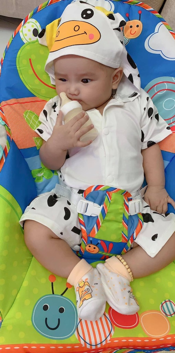 Easy để nuôi con nhàn tênh là có thiệt các mon ơi!!
Chuột tháng 5 các mom thế nào rồi ạ chuot nhà e tv ngủ ngoan uống giỏi,e chỉ mới 2m20d lúc 2m con dc 7k tới jo thì chưa cân cao 64 mà e làm trò các kiểu rồi ạ(lật,hóng chuyện,bik doi mẹ,jo thêm cái mút tay ...nào mình cùng khoe ảnh con nhé