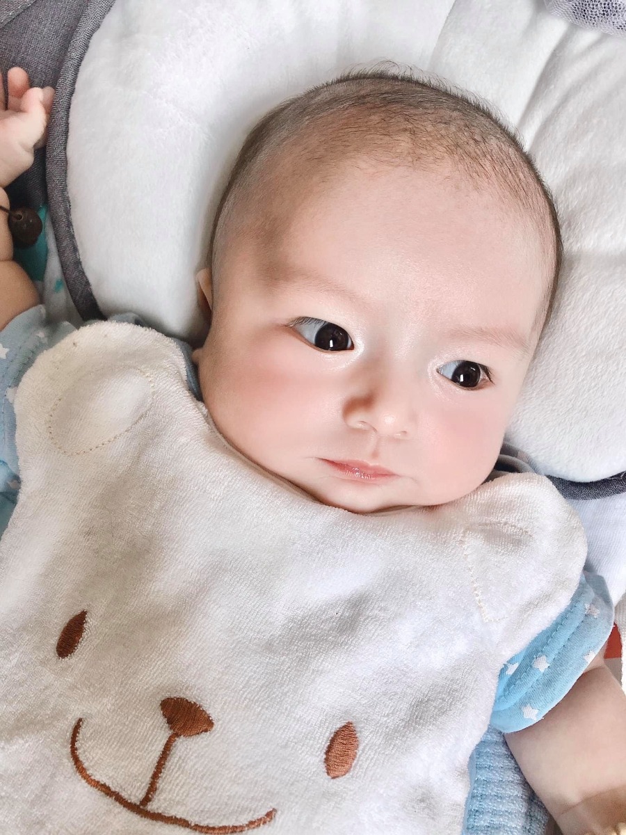Tớ là chuột đực nhé, mẹ cho mặc đồ hơi giống chuột cái tí thôi 😅😂