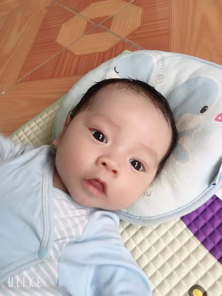 Chào các mom ✌️
Bé chuột em hiện tại đã được 45day. Bé chào đời vào lúc 13h20p (40w2d), nặng 3500gr
Thật sự khi trãi qua cảnh đau đẻ và làm mẹ thì em mới hiểu thật sự thiên chức làm mẹ vừa tuyệt vời và lại khó khăn như thế nào.
Em quá ngày dks 1 ngày thế là em vào bv để theo dõi luôn, vào viện sau khi các y bác sĩ làm xong các trình tự thủ tục đo tim thai, lấy máu xé nghiệm... thì em được nhập viện và vào phòng chờ sanh. Em ở phòng chờ sanh khi mới nở 2p, chờ đến tối em cũng vẫn nở y cũ. Trong khi đó em tranh thủ ăn mì cay, uống trà đào ăn tất tần tật vì bị mẹ hù sanh xong phải kiêng cử nhiều lắm. Đến tối em ngủ 1 giấc quên trời quên đất trong khi 2 bà mẹ của em sợ em đau đẻ bất chợt nên chẳng dám ngủ và chồng em cũng kh ngoại lệ. Bắt đầu 1g sáng bs đến phòng bảo đi đo tim thai và em cũng vẫn nở 2p, sáng 6h bs lại phòng đo huyết áp cho em. Đo xong em tung tăng đi ăn sáng cùng ông xã. Đến 8h30 em lại lôi đầu đi đo tim thai và em cũng chỉ nở 2p *lúc này em nôn gặp con rồi, còn nói trong bụng chẳng nhẽ ăn dao 😭*, đo khám xong bs chỉ em về phòng se đầu ti để kích nở tử cung. Em về se se tầm đến hơn 10h là bắt đầu đau râm râm, lúc này đi khám lại thì đã nở đc 3p 😅 em về phòng tiếp tục kiên trì ngồi se đầu ti rồi cơn đau đẻ em bắt đầu ....
Mới đầu em còn chịu đc còn ngồi cười cười nc giỡn, còn kêu ck mua trà sữa để uống cbi vào cuộc. Sau khi chồng đi mua trà sữa về bắt đầu đau nhiều lên, đau từ từ thúc thúc lên đau tới tấp luôn. Em đau thúc đến nỗi em nằm lăn lộn nước mắt nước mũi chãy mù lu mù loa, mẹ em cũng khóc theo 😭😭 em đau thúc 1 giờ đồng hồ, em bắt đầu đi khám để xem nở mấy phân, vào phòng bs khám bảo nở 5p rồi nhưng nước ối em kh vỡ ra, bs phải chọc vỡ nước ối thì em bắt đầu mắc rặn đẻ luôn, em rặn vài hơi khoảng 10p là chuột con nhà em chào đời trong sự ngỡ ngàng của toàn thể người nhà và nhất là chồng em. 
Em cứ sợ em sinh lâu nhưng may mắn nhờ em đi xin vía các mom sinh nhanh mà mẹ con em vượt cạn 1 cách thành công và nhanh chóng ^^
Em chúc các mom vượt cạn cũng nhanh như em nhé 😘😘