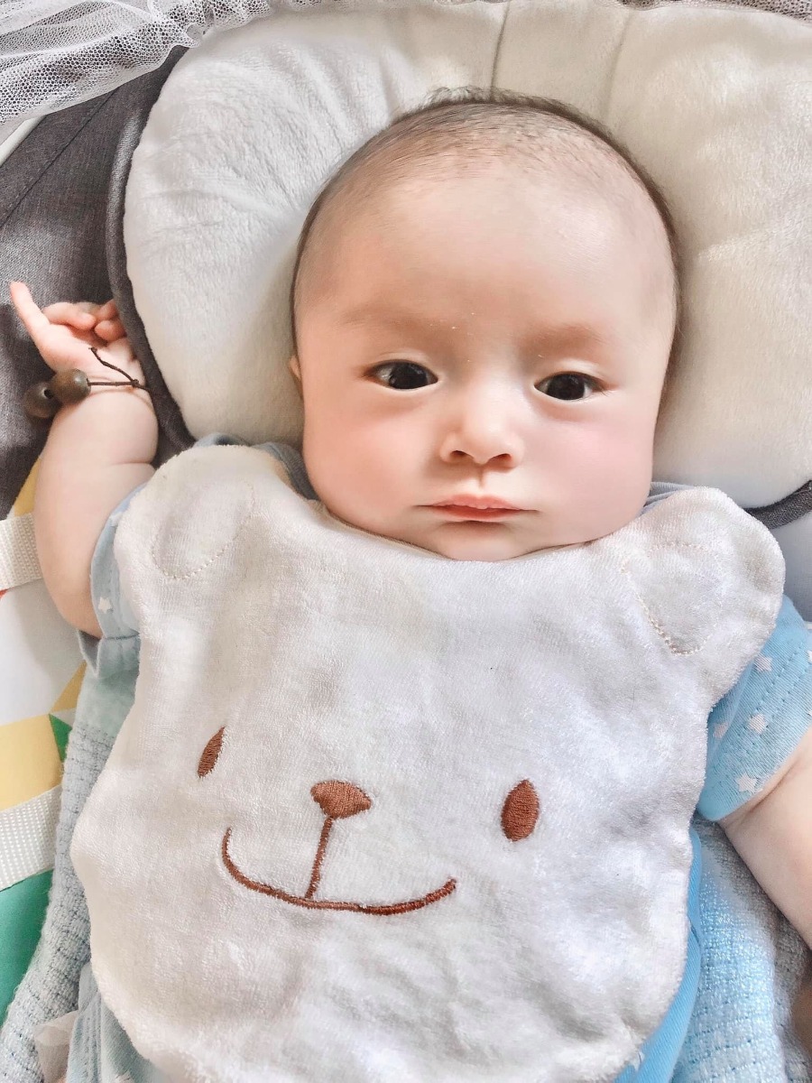 Tớ là chuột đực nhé, mẹ cho mặc đồ hơi giống chuột cái tí thôi 😅😂