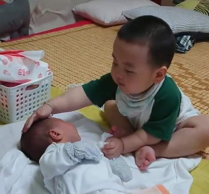 Mẹ đẻ thêm đi để con trông em cho nè, cưng xỉu 😍😍😍😍