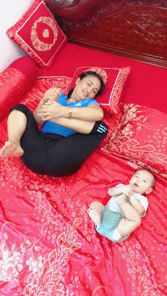 Đây là mẹ và con trai 5 tháng tuổi của tớ khi mùa dịch đến😊 bà ngoại vốn dĩ là giáo viên yoga nhưng do dịch nên lớp bà phải tạm nghỉ, ở nhà buồn quá nhớ nghề nên bà mang cháu ra dạy yoga😊😊
Cre: Ngọc Vy