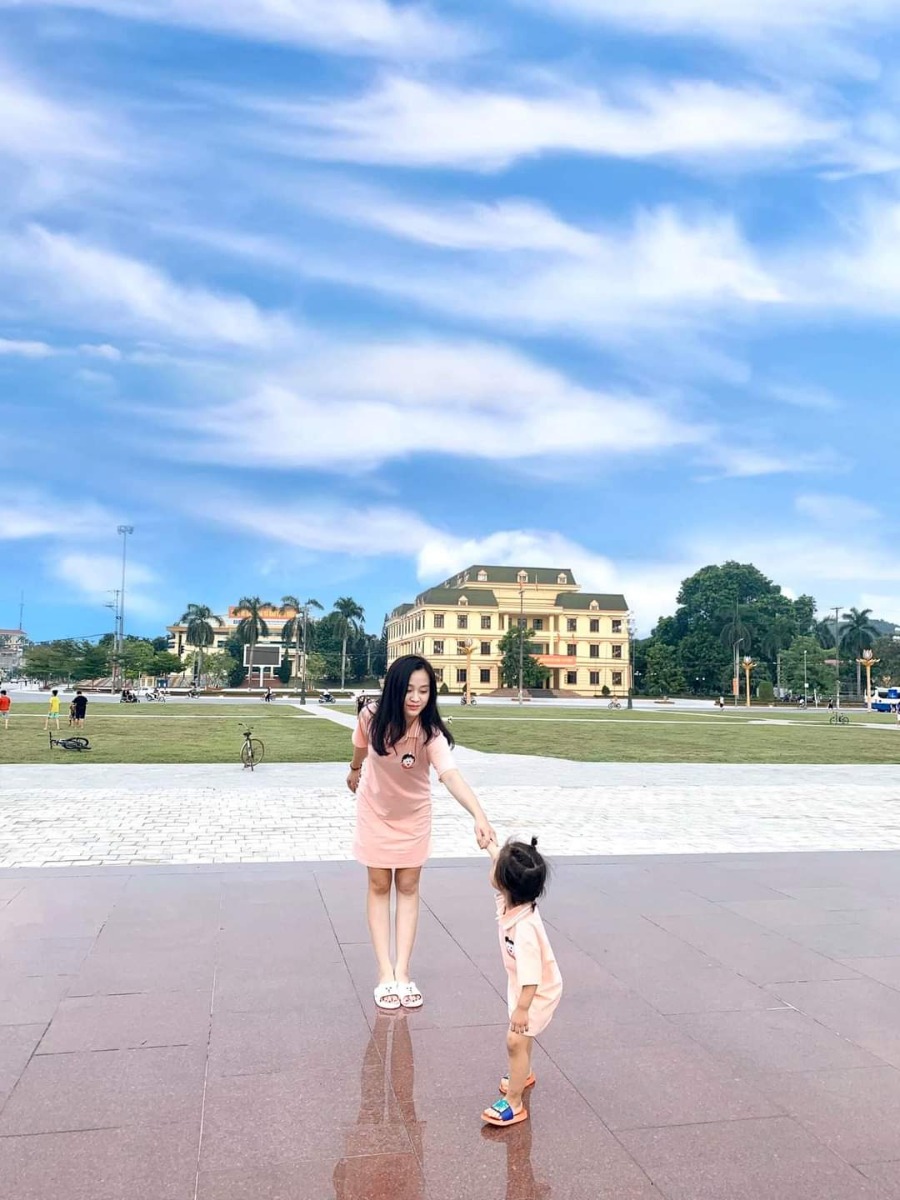 Cách đây hơn 1 năm Tôi gần như không dám ra khỏi nhà, đi đâu cũng sợ những lời dị nghị, rèm pha rằng " TÔI LÀ ĐÀN BÀ BỎ CHỒNG ". Cuộc sống đối với Tôi lúc ấy bế tắc vô cùng, công việc không có, tiền không có, nuôi con nhỏ, Tôi phải sống bám vào Bố Mẹ đẻ. 

Cảm ơn biến cố cuộc đời hơn 1 năm trước đã khiến Tôi trở thành cô gái có ý chí và nghị lực hơn. Tôi đã thoát khỏi vỏ bọc nhu mì, Tôi mạnh dạn kinh doanh, rất may mắn Tôi đã chọn cho mình 1 công ty tốt, rất đông những người kinh doanh online như Tôi, Tôi không còn cô đơn như trước. Tôi đã từng tự ti về tiếng bỏ chồng nhưng giờ Tôi nhận ra giá trị ở bản thân mình.

Trên chặn đường ấy, một thân một mình chắc chắn bạn sẽ không tránh khỏi những thương tổn cả thể xác lẫn tâm hồn. Nhưng một khi bạn đã chọn con đường ấy thì dù nó có khó khăn thế nào chỉ cần bạn giữ vững lòng tin và nghị lực, biến chúng thành công cụ để mài giũa bản thân thì mọi khó khăn cũng chỉ là thử thách mà thôi. 

Đàn bà hơn nhau không phải ở tấm chồng mà là SỰ TỰ TI, TỰ CHỦ VỀ KINH TẾ. Giờ đây Tôi thấy yêu bản thân mình hơn, sống một cuộc sống bình thường, mua những món đồ mình thích, có thể tự lo cho Cô Gái Nhỏ của mình, chẳng phải đang hạnh phúc hay sao.....