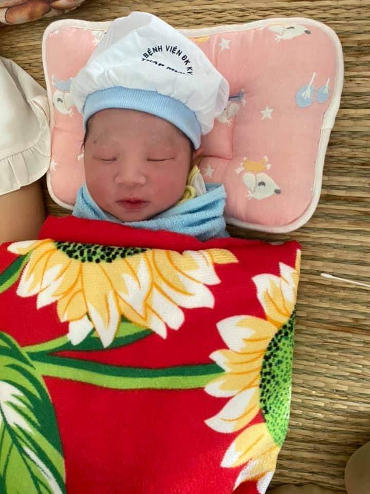 E cảm ơn các m gửi lời chúc ạ, 11h vào phòng, 11h mấy bắt đầu "vận công" đúng 12h bé ra
#Shin 37w6d 3kg tròn ạ