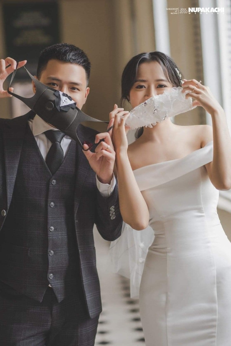 Thời buổi này không tin được ai. Nhất là cô Vy
Cưới cũng phải đeo nhé 😑