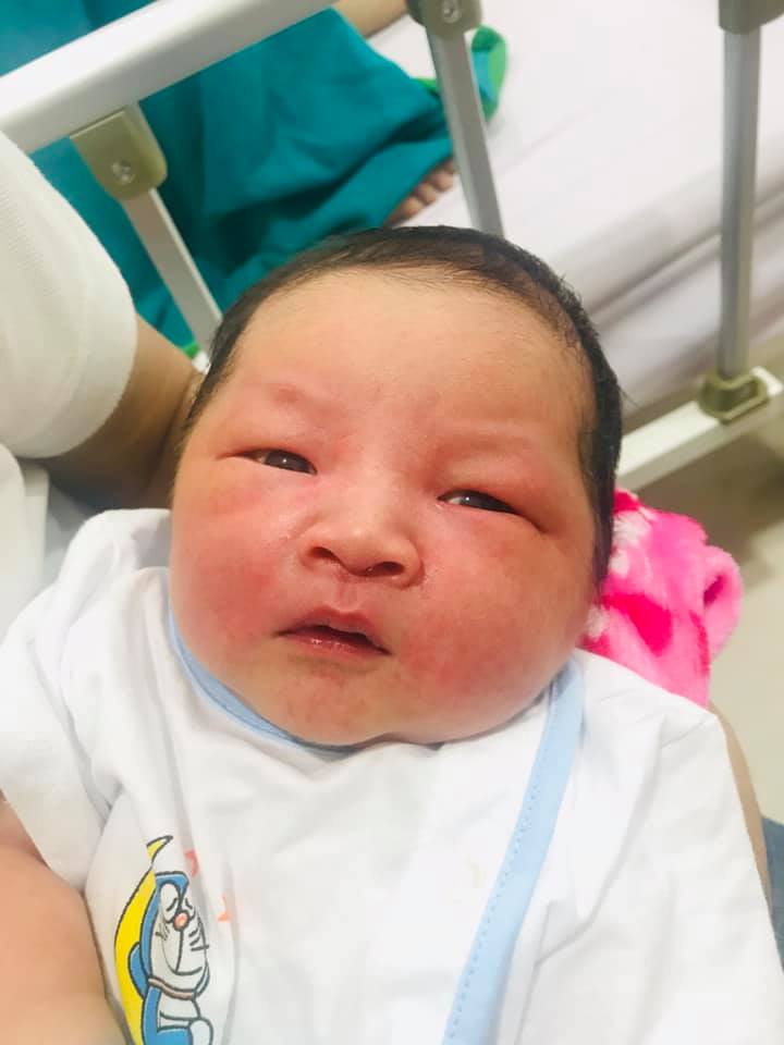 Khoe tí ạ... đây là cục yêu của mình 😘
Bé trai chào đời ngày 22/3/2020
Tên: Doji ❤️
Newborn: 4kg550- dài 62cm ai cũng bảo là nhầm chiều cao, nhưng mình đã đo trong tháng vẫn số đó. Có mom nào như mình ko?