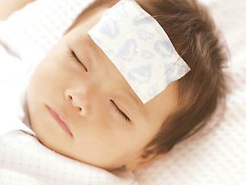 MIẾNG DÁN HẠ SỐT CHỈ CÓ LỢI ÍCH...GIẢI TRÍ & THẨM MĨ
(Quan điểm và chia sẻ từ đồng nghiệp BS Công - Nhi Xanh Pôn)
Mình ngồi phòng khám, thi thoảng lại thấy một cháu bé tin hin dán miếng dán to bằng cái trán, hỏi đùa, miếng gì to thế, mẹ cháu cười cười chê bác sĩ dốt thế, miếng dán quốc dân mà chả biết, ra điều khinh bỉ.
Mình hỏi lại thế có hạ không, mẹ cháu cười cười nói “ứ”, “người ta” bảo có nhưng con nhà em khác con người ta. Con em là vàng, mà vàng thì đang tăng nóng
Nói rồi, nói nữa, nói mãi...

Cơ chế hạ sốt của miếng quốc dân này y hệt chườm mát, nó là cơ chế truyền nhiệt, từ chỗ nhiệt độ cao sang chỗ nhiệt độ thấp hơn.
Thế nên, vị trí dán miếng này nó cũng phải giống mấy cái khăn xô ngày xưa mẹ bác sĩ đắp cho bác sĩ, là nách, bẹn, và 2 bên cổ. Chỗ đấy có mạch máu lớn, sát da nên nhanh truyền nhiệt.
Ở trán toàn mạch bé tí, dán vào thì mát được tí cái trán, còn người thì vẫn nóng ầm ầm. Mình bảo hạ được sốt là vì mình đo nhiệt độ ở trán - là cái chỗ được dán miếng “lạnh” vào, hoặc đến lúc cơ thể tự điều chỉnh bằng các hình thức thải nhiệt khác nên tự giảm sốt. Cứ thử đắp khăn lạnh trong quán karaoke lên trán xem, có khi “bắn” xong còn hạ nhiệt độ Hạ chả phải do mình dán đâu

Thế không có tác dụng gì à ? CÓ, có chứ, có tính giải trí cao vì lũ trẻ được dán cái này lên thấy cũng cười khành khạch

À, mà cháu nào dán mà không thấy kích ứng gì thì dán cũng chả hại gì đâu, có tiền mua mấy miếng dán vui vui cũng được