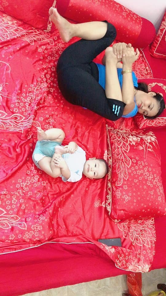 Đây là mẹ và con trai 5 tháng tuổi của tớ khi mùa dịch đến😊 bà ngoại vốn dĩ là giáo viên yoga nhưng do dịch nên lớp bà phải tạm nghỉ, ở nhà buồn quá nhớ nghề nên bà mang cháu ra dạy yoga😊😊
Cre: Ngọc Vy