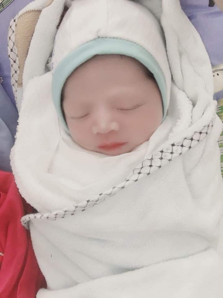Helo tớ là chuột con 🐭🐹 ...
Tớ trào đời lúc 9h18 👼🏻  mẹ tớ dặn 10p là ra.
Mẹ tớ vỡ ối từ 3h sáng... đau đẻ 4t 😂 thế là ra đời thằng chuột con .... 
Trộm vía 2 mẹ con đều khoẻ
E đã vượt cạn thành công