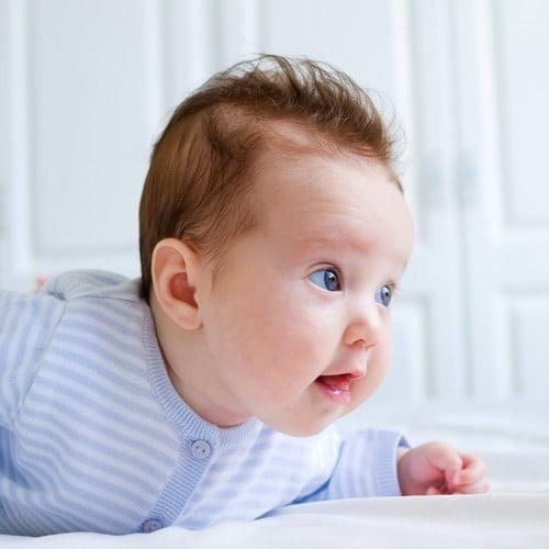 ĐỪNG ĐỢI BÉ LỚN RỒI DẠY, MÀ HÃY DẠY BÉ CÁCH SỐNG TỐT NGAY TỪ HÔM NAY.

Nhiều cha mẹ nghĩ rằng: "bé còn quá nhỏ để hiểu một hành động là đúng hay sai". Trên thực tế, Gs.Bs. Gardner, ĐH Oxford, Anh Quốc, đã cho thấy rằng: các bé từ 6 tháng tuổi có thể bắt đầu học hành vi, hầu hết các bé trước 5 tuổi đều bắt chước, nắm bắt thành thạo hành vi của cha mẹ và có thể hiểu được hành vi tốt hay xấu nếu được dạy đúng cách. Gs. Gardner còn nhấn mạnh: việc giáo dục hành vi trước 5 tuổi là một điều quan trọng vì một số hành vi nền tảng trong tính cách bé sẽ được hình thành, phụ thuộc vào mức độ tình huống diễn ra, và tính cách này sẽ tồn tại đến khi bé trưởng thành.

2 YẾU TỐ ẢNH HƯỞNG ĐẾN HÀNH VI CỦA BÉ TRƯỚC 5 TUỔI

YẾU TỐ 1: Hành vi của cha mẹ (hoặc người chăm sóc)
Mọi hành vi xấu hoặc tốt của cha mẹ (người chăm sóc bé) sẽ được bé tiếp thu không chọn lọc và bắt chước cực kì chính xác. Thời điểm học hỏi nhanh là khi bé bước qua 10 tháng tuổi. Bé có thể nhìn vào nét mặt (mắt và chân mày bạn) để đoán hành vi của bạn. 

YẾU TỐ 2: Cách xử lý tình huống của cha mẹ hoặc người chăm sóc.
Bé cũng dễ dàng học được cách biểu hiện hành vi của bạn với tình huống. 

3 TÌNH HUỐNG HÀNH VI THƯỜNG GẶP VÀ BIỆN PHÁP XỬ LÝ ĐÚNG ĐỂ DẠY BÉ KHÔNG ĐI LỆCH HÀNH VI KHI LỚN

TÌNH HUỐNG 1: LIÊN QUAN ĐẾN PHÁT TRIỂN HÀNH VI NHẬN THỨC- Hành vi rất quan trọng đến hình thành tính cách của bé

Bé đòi nhiều lần 1 món đồ và bạn muốn kết thúc nó và nói "KHÔNG VỚI BÉ", bé vẫn tiếp tục đòi và cuối cùng là khóc. Tình huống này thường gặp các bé từ 7 - 16 tháng tuổi. Và cũng gặp ở 1 số bé lớn 3-4 tuổi. 

XỬ LÝ SAI: Cha mẹ đã quyết định kết thúc và nói "KHÔNG VỚI BÉ" , nhưng bé vẫn cứ đòi, cha mẹ lại nói "KHÔNG VỚI BÉ" và bé lại đòi 1-2 lần nữa, và bé kết thúc bằng cách khóc và "ăn vạ, đập đầu xuống gối hoặc đất". Do đó, cha mẹ lấy món đồ đó cho bé chơi/ăn tiếp tục để bé không khóc.

XỬ LÝ ĐÚNG: Gs.Bs. Penny, Trung Tâm Phát triển hành vi trẻ nhỏ Westbrook, Anh Quốc, khuyên cha mẹ:

Thật sai lầm khi cha mẹ không định nghĩa rõ ràng chữ "KHÔNG VỚI BÉ", cách cha mẹ đang làm như trên là dạy bé hiểu hành vi nói "KHÔNG VỚI BÉ" là tạm thời, là có lẽ, thậm chí 1 số bé sẽ hiểu là YES (ĐƯỢC) sau 1 vài lần đòi nữa. Để xử lý tình huống này, Cha mẹ nên làm gì?

Thứ 1, khi bạn nói "KHÔNG VỚI BÉ", thì đem cất món đó (ra khỏi tầm mắt bé) và khuôn mặt bạn nghiêm, nhưng đừng quát tháo bé. Điều này làm bé hiểu lời nói của bạn phù hợp với hành vi dứt khoát của bạn. 

Thứ 2, bạn sẽ thấy hành vi bé thay đổi theo hành vi của bạn, bé sẽ khóc liền ngay sau đó (mà không đòi nữa), bạn nên để bé khóc 1-2 phút, sau đó hướng bé đến 1 món đồ chơi khác hoặc 1 hoạt động khác. Điều này giúp bé hiểu được hành vi khóc vòi vỉn không phải là hành vi đúng.

Bạn làm 3-4 lần, thì bé sẽ được hướng tới hành vi tốt và cuộc sống bạn không áp lực với những tình huống vòi vỉn haykhóc ăn vạ, dai dẳng của bé vì bé đã học được hành vi tốt là nhận thức được sự cương quyết của bạn. 

TÌNH HUỐNG 2: LIÊN QUAN ĐẾN TÍNH TỰ CHỦ VÀ CHỊU TRÁCH NHIỆM- các bé thiếu tính tự chủ và chịu trách nhiệm là thường nhút nhát khi bé lớn và thường thất bại nhiều trong công việc và học tập, vỏ não cũng ít phát triển hơn vì thiếu sự phân tích.

Khi bé chạy bị ngã hoặc đụng trúng đồ vật nào bị té (mặc dù chỉ là ngã bình thường không có thương tích nghiêm trọng), bé khóc, và tiếng khóc bắt đầu lớn hơn khi thấy bạn gần đó. 

XỬ LÝ SAI: Cha mẹ ngay lập tức bế bé dậy và "đánh trừ" vào vật dụng làm bé ngã và nói rằng " mẹ đánh cái ghế này, cái ghế hư quá làm cu Bin mẹ ngã, đánh cái ghế này,.." Bé sẽ nín khóc nhanh.

XỬ LÝ ĐÚNG: Gs. Kelly, chuyên gia phân tích não bộ baby center, Mỹ khuyên: Việc xử lý sai ở trên là một cách dạy bé đổ lỗi công khai cho người khác (ở đây là cái ghế), bé hiểu rằng bé không bao giờ sai và bạn cũng không ngạc nhiên rằng: khi bé bị vậy lần 2, bé lại khóc và đợi bạn bênh vực bé. Đừng nghĩ xử lý hành vi này là vô hại, đó là cách dạy cho bé hành vi thiếu tự tin trong tình huống của cuộc sống. Các bé trước 5 tuổi cần sự khuyến khích yêu thương của cha mẹ để đối phó với nhiều tình huống khác nhau trước 5 tuổi, nhưng không phải ở dạng là bé luôn được bảo vệ. Trước tình huống này, cha mẹ làm gì?

Thứ 1, Đến bên bé ngay khi bé ngã, nhưng tạo cho bé có thời gian để tự đứng dậy (2-3 phút), dùng lời nói khuyến khích bé đứng hoặc ngồi dậy. Nếu bé vẫn không ngồi dậy thì bạn đến đỡ bé dậy, cố để bé dùng lực bản thân để ngồi dậy.

Thứ 2, khi bé ngồi dậy, bé thường chỉ vào vật dụng làm bé ngã hoặc khóc lớn hơn. Bạn không để ý đến vật dụng bé chỉ, mà xoa dịu bé để bé không khóc. Khi bé dừng khóc, bạn dẫn bé (không bế bé) đến bên cái ghế và nói với bé với khuôn mặt nghiêm nghị: lần sau con đi/chạy nhớ chú ý đến cái ghế nằm đây nhé, nếu không chú ý, con lại bị ngã đau nữa".

Làm tốt 2 điều này sau 1 vài lần, bạn sẽ ngạc nhiên là tại sao: bé bạn khi té chỉ khóc 1-2 tiếng và tự đứng dậy, bé cũng ít nhõng nhẽo hơn vì bé đã học được hành vi tự điều chỉnh cảm xúc cho bản thân của bé.

TÌNH HUỐNG 3: LIÊN QUAN ĐẾN HÀNH VI GIAO TIẾP VỚI NGƯỜI KHÁC- Hành vi này rất quan trọng để bé có thể trở thành nhà lãnh đạo trong tương lai hay không, vì cách mà bé học để giao tiếp tốt với mọi người. Thường gặp bé từ 1 tuổi trở lên.

Khi chơi đồ chơi chung với 1 bạn khác, khi bé kia đụng vào đồ chơi của bé bạn, và bé bạn cắn hoặc đánh vào mặt bé kia, làm bé kia khóc. 
XỬ LÝ SAI: cha mẹ thường để bé ngồi đó, và hỏi thăm bé của bạn trước, sau đó bạn mới hỏi thăm bé kia. 

XỬ LÝ ĐÚNG: Gs. Penny khuyên: trong tình huống này, bạn nên cho bé nhận thấy cách xử lý tình huống công bằng và nghiêm túc của bạn. 

Thứ 1, bạn đến ngay để tách 2 bé ra. Sau đó, bạn nhìn vào bé với khuôn mặt nghiêm và nói với giọng nghiêm là: " Cu Bin, con không nên cắn bạn" và bạn hỏi thăm bé kia và yêu cầu bé xin lỗi nạn nhân. Bé phản ứng là sẽ khóc và khó nói lời xin lỗi. Bạn yêu cầu bé xin lỗi bé kia và cho bé 1 phút để bé tự điều chỉnh và nói. 

Thứ 2, dù bé có nói hay không nói lời xin lỗi, bạn cũng bế bé ra 1 chỗ yên tĩnh không có ai, ngồi với bé và không nói gì với bé trong 2 phút. Bé lúc này sẽ khóc ít hơn và lâu lâu nhìn bạn, cố gây chú ý đến bạn. Sau 2 phút im lặng, bạn chuyển từ tư thế ngồi thành đứng dậy hoặc quỳ xuống ngay tầm mắt bé và nói với giọng nghiêm: Mẹ thật sự rất giận hành động đó của con. 2 cánh tay của bạn nên để 2 bên hông (đừng chỉ vào mặt bé, hoặc ôm kéo bé vào gần), ngôn ngữ cơ thể cũng làm bé hiểu rằng bé đã làm 1 việc nghiêm trọng và mẹ không hài lòng về hành động của bé. 
Làm tốt 2 bước này, bé bạn sẽ không tái diễn hoặc nếu tái diễn bé sẽ ít khóc và chịu lắng nghe bạn nhiều hơn 

Notes:
Gardner, F. and Shaw, D. S. (2008) Behavioral Problems of Infancy and Preschool Children (0–5), in Rutter's Child and Adolescent Psychiatry, Fifth Edition (eds M. Rutter, D. V. M. Bishop, D. S. Pine, S. Scott, J. Stevenson, E. Taylor and A. Thapar), Blackwell Publishing Ltd., Oxford, UK
Penny, P. (2004) The essential guide to teaching children of all ages manners, respect and the social skills to get ahead in life., Panic publishing, UK
Kelly, K (2015) Helping Your Child Cope With Anger and Frustration, Understandorg,