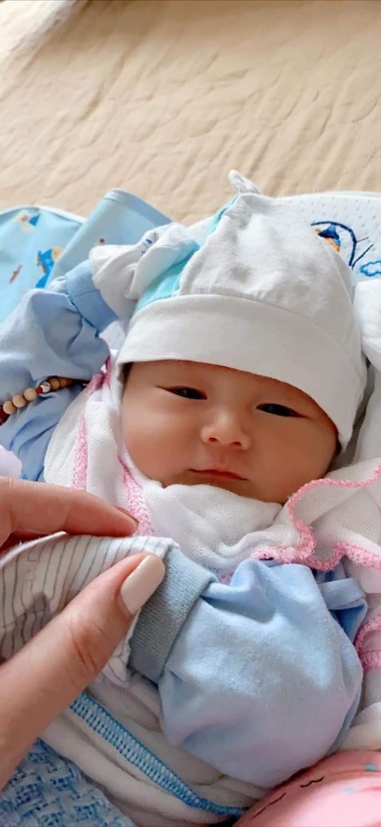 Mẹ con rặn nhanh quá nên con đã ra để đón bão cùng các bác các cô rồi đây ạ. Các bác các cô ủn mông cho con hay ăn chóng nhớn với ạ 😛