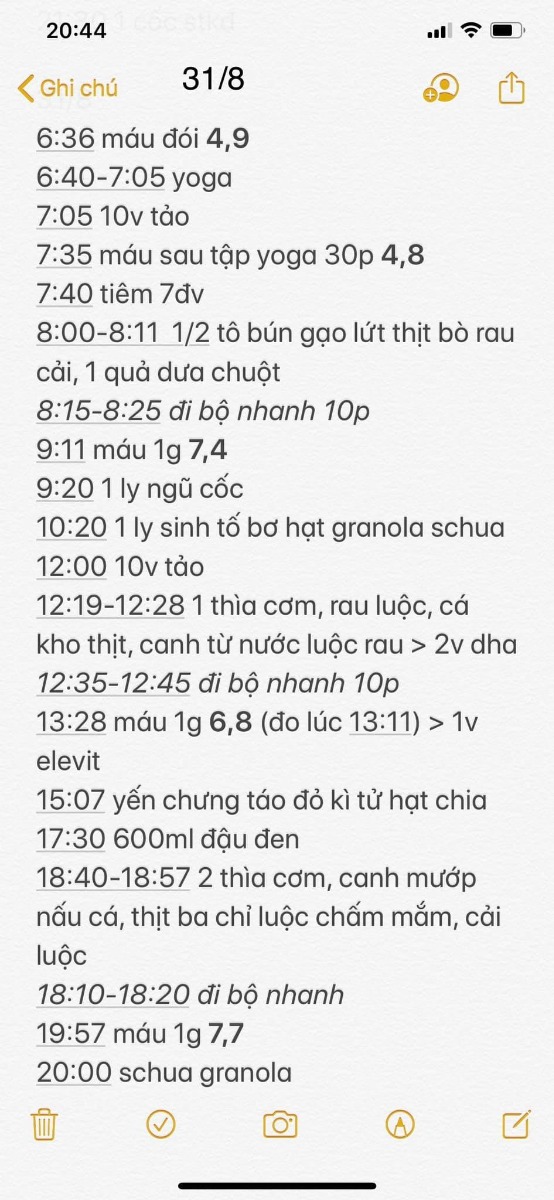 Chào các mom, sau gần 10 ngày vật lộn với tđtk, hôm nay em đã thành công bước đầu trong kiểm soát đường cao sau ăn rồi ạ. Em chắc chắn rằng nếu em cố gắng duy trì sẽ sớm thoát khỏi tđtk thôi 😍

Em xin chia sẻ 1 số bí kíp em đi lượm lặt khắp nơi và đang áp dụng nhé:

- Tập yoga 20p buổi sáng,  thấy phù hợp với thể lực của bản thân, nhẹ nhàng và ko mệt (trước đây em lười thể dục lắm 😓) . Trên app có: https://mamibabi.com.vn/yoga

- Sau ăn 3 bữa chính em nghỉ 5p và sau 5p em bắt đầu bấm đồng hồ đi bộ NHANH trong 10p 

- Uống tảo xoắn 20v mỗi ngày trước ăn sáng và ăn trưa tầm 30p (buổi tối em uống nước đỗ đen nên để tránh giảm hấp thụ canxi trong tảo em ko uống tảo buổi tối nữa)

- Buổi tối trước khi ăn 1 tiếng <khoảng 17:00 bắt đầu> uống hết 500ml nước đỗ đen rang, em chia ra 250ml uống trước khi tắm và tắm xong uống hết 250ml còn lại

- Về bữa ăn thì em ăn ko đường, hạn chế tinh bột, và lúc nào cũng theo thứ tự: ăn nhiều rau trước > ăn cá thịt > 1/3 cơm > canh. Ko ăn tập trung no vào bữa chính, tăng bữa phụ. Ăn bữa phụ sẽ giảm tải lượng ăn nạp vào bữa chính

Dưới đây là ảnh chụp 2 ngày vừa qua của em cho các mom tiện so sánh nhé! Bí kíp quan trọng là đi bộ NHANH ấy nhé ✊
