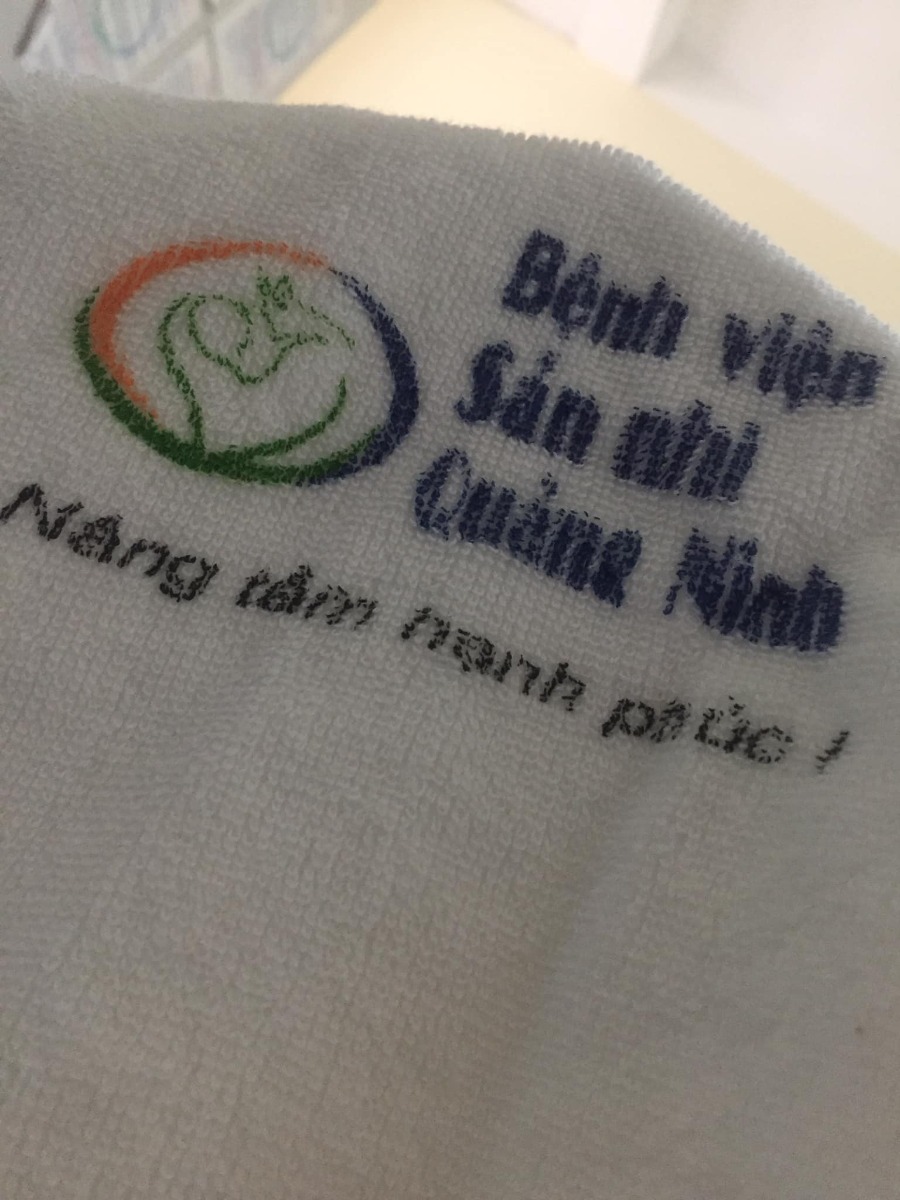 REVIEW ĐẺ TẠI BỆNH VIỆN SẢN NHI QUẢNG NINH

Là kỉ niệm KHÔNG THỂ QUÊN trong cuộc hành trình Sinh Em Bé trong cái tuổi23!
38 tuần đúng đi tắm thấy ra nước lạ!Cứ ra như kiểu đái hộ!tập đầu mà k rõ ntn🥵
Đi siêu âm ngay gần nhà!cơm chưa kịp ăn 🤦‍♀️
Mẹ và chồng đưa đi siêu âm rồi về sắp đồ xuống luôn bệnh viện!
Bắt đầu thủ tục thăm khám,lấy máu,nước tiểu!
Tiếp theo là lên nằm theo dõi đợi dấu hiệu khác để đẻ!

ĐAU BỤNG NHẸ từ 2h đêm 08/09
Sáng 09/09 6h thụt phân và truyền kích đẻ!
6h sáng 09/09 cho đến 17h29 mới sinh Mun trong tình trạng cứ nằm truyền kích đẻ-tiêm giảm đau,chạy máy...cứ nằm ngửa gần 12 tiếng tã hết người!
Trong khi từ đêm 08 đến sáng và chiều 09 lườm lượp người đẻ còn e cứ tình trạng nằm ngửa đợi cơn đẻ🤦‍♀️🤦‍♀️🤦‍♀️
Cảm giác chờ đợi cơn đẻ người tạo nó mệt mỏi và rối bời khi lườm lượp các mom sinh ra e bé còn mình cứ nằm đó!
Mẹ đẻ mẹ chồng cứ đợi từ sáng đến chiều mới được đón cháu trong khi con gái-con dâu là tình trạng kích đẻ vì vỡ ối non!
Cuối cùng nhờ các bác sĩ ca thứ3 mình mới sinh e bé và có cả bác sĩ Ngợi đỡ đẻ mát tay!
Phòng ở sạch sẽ-người dọn dẹp vui tính,các nhân viên và bác sĩ y tá đều vui vẻ nhiệt tình!
Sau cuộc vượt cạn lần đầu gian nan ấy mới thấy nhiều mom cũng rất giỏi!
Chúc các mom luôn mạnh khỏe vui vẻ hạnh phúc bên con yêu và luôn giữ kỉ niệm khó quên này!