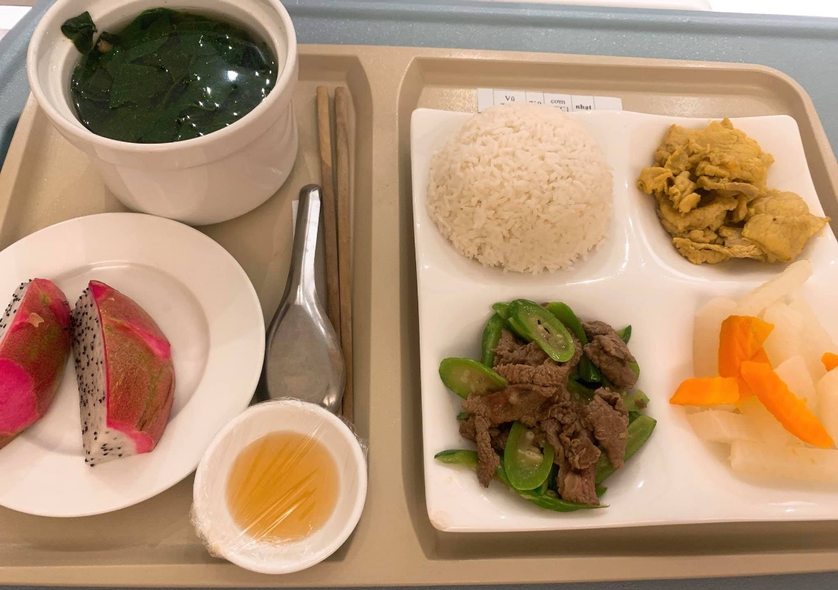 REVIEW SINH TẠI BỆNH VIỆN ĐA KHOA PHƯƠNG ĐÔNG

Hôm nay e xin phép Chia sẻ trải nghiệm đẻ mổ lần 2 tại BỆNH VIỆN ĐA KHOA PHƯƠNG ĐÔNG hôm 3/9 vừa qua nha🥰 hơi dài nha mng
E sinh bé này là bé thứ 2 và mổ chủ động lúc hơn 38w 1 chút. 
Cách bé đầu 22m. 
Bé đầu e sinh ở Hồng Ngọc nên ít nhiều e cũng có sự so sánh của riêng mình

1️⃣ TRẢI NGHIỆM ĐI KHÁM VÀ CHỐT GÓI THAI SẢN THEO DÕI TỪ TUẦN 27
Khi bắt đầu biết có thai e đã tìm hiểu các viện tư để lựa chọn, Hồng Ngọc e đã sinh bé đầu rồi và giờ e muốn chọn 1 viện tư khác, giá thành hợp lý vì lần này e k có bảo hiểm bảo lãnh.
E đặc biệt gét viện công vì đi đẻ như đi hành xác mà nói thật cũng k rẻ chút nào.
Thu Cúc e đã có dịp trải nghiệm nằm sốt xuất huyết ở đó, cũng khá ưng nhưng khi nghe tổng đài tư vấn thì chs e lại k thích nữa. 
Bv đa khoa Bảo Sơn thì cũng k đc đánh giá tốt lắm. 
Tâm Anh với Vinmec thì xa nhà e quá mà giá cũng k rẻ khi tự chi trả.
Và lúc này có mẹ giới thiệu e Bv đa khoa Phương Đông. 
E khá bất ngờ vì chưa nghe bao giờ nhưng qua tìm hiểu review thấy khá ok. 
E quyết định đến khám tuần 12 xem cơ sở vật chất, bác sỹ ra sao. 
Lúc đầu đến e hơi choáng vì viện có khuôn viên rất rộng rãi, thoáng mát, viện sạch đẹp, cở sở vật chất mới xịn xò ( bv mới mà ). 
E khám bác sỹ Bạo và hôm đấy được chị sale xếp cho siêu âm bác Thuấn ( bthg bác ý k siêu âm bao giờ ).
Sau đó e được dẫn đi tham quan khoa sản. 
Cảm nhận của e gói gọn là: ĐẸP-SẠCH SẼ -> sự lựa chọn sáng suốt trong mùa dịch Covid
Riêng ở Phương Đông ngoài tổng đài tư vấn thì có đội ngũ sale nữa. 
E rất thích vì có người chăm sóc riêng cho mình. 
Nên e chỉ làm việc đặt lịch khám qua sale thui ( ai có nhu cầu e sẽ tag chị sale nhé vì đăng lên sợ mng nói pr cho chị ý )
✖E được khuyến mại giảm 25% thì đẻ mổ lần 2 của e theo dõi từ 27w là 30tr375
Sau này có KM tốt hơn nhưng e mua từ trước rồi nên khá tiếc😭
Khi vào gói e cọc 5tr rồi đến 27w đi khám e thanh toán hết số tiền còn lại để kích hoạt gói
✖✖Viện hay có CTKM theo từng tháng, mng liên hệ với sale của viện sẽ được chăm sóc tốt hơn là gọi lên tổng đài. 

2️⃣ KÍCH HOẠT GÓI THAI SẢN và TRẢI NGHIỆM ĐI KHÁM 
Khi đến tuần 27 thì e chủ động liên hệ với chị sale để đặt lịch khám bác Bạo. 
Và e quyết định theo bác ý luôn.
Thì cứ theo lịch hẹn mà đặt lịch khám thôi ah có thể xê dịch theo ngày trực của bác sỹ. 
Đến các mốc ntn bác sỹ sẽ dặn mình.
Được xét nghiệm đường huyết, tiêm uốn ván, kiểm tra công thức máu, xn nước tiểu, siêu âm ( theo chỉ định của bác sỹ và trong gói của mình ).
Chẳng phải lo gì cả và cũng k phải lo việc đi làm hồ sơ sinh vì ở đây chỉ định hết cho mình rồi.
✖Chỉ có điều e chưa ưng lắm đó là ảnh in màu tại Phương Đông không được nét đẹp cho lắm. 
Siêu âm thì rất rõ mà in ra thì k được vậy🤣
Đến 36w e có chủ động hỏi bác Bạo về việc e muốn mổ chủ động, hỏi bác ngày 3/9 bác rảnh ko? 
Có lịch mổ trống lúc nào. 
Thì chốt mổ ca đầu lúc 8h sáng ( giờ hành chính nhé ). 
Và hoàn toàn free luôn🤣
Chứ ***Theo quy định chọn bác sỹ mổ 2tr, chọn giờ mổ 2tr ( giờ hành chính, còn ngoài giờ đắt hơn )

3️⃣ TRẢI NGHIỆM ĐI SINH TẠI PHƯƠNG ĐÔNG 
Do covid nên viện hạn chế người đưa đi sinh và chăm nên chỉ có chồng và mẹ đẻ đi cùng và khi chăm chỉ được 1 ng ở lại
Vào cổng viện rồi khai bao y tế xong cả gia đình đi thẳng lên tầng 7 khoa sản lúc 6h( có mặt trước 2h khi sinh ), rồi đi nộp hồ sơ của mẹ ( cmnd-thẻ bhyt, thẻ bh bảo lãnh nếu có, shk photo, hợp đồng thai sản ) là xong ( e k cần đóng tiền gì cả vì đã đóng hết lúc 27w rồi ).
Sau đó được dẫn đi thay váy(váy của Phương Đông rất thích luôn chất mềm mát dã man ý), đo Monitor với thụt. 
Rồi 7r được đưa xuống tầng 5 để làm thủ thuật.
Trong lúc được dẫn xuống e có dặn điều dưỡng hay y tá gì đó (người dẫn e đi) là e muốn bà ngoại đón tay xong cho con được da kề da với bố do mẹ đẻ mổ k da kề da với con được ( con e được da kề da với bố suốt 2h liền )
Bước vào phòng mổ thực sự e hơi choáng ngợp, vì phòng đẹp siêu to luôn, k có cảm giác lạnh lẽo và sợ như phòng mổ bên Hồng Ngọc. 
E k làm gói giảm đau sau sinh vì thấy bảo cứ cắm vào lưng mấy hôm liền rồi cũng k tốt nên e bảo thôi cố gắng vượt qua.
Có 1 điểm rất hay đó là Cái đèn chiếu sáng của bs lúc mổ giúp e nhìn đc 1 phần quá trình mổ🤣 khá là hay vì đoạn máu me e cũng nhắm mắt rồi😌
Lần trước đẻ k nhìn thấy gì k biết gì cứ hốt hốt, lần này ngó được tí tự dưng đỡ hốt hơn mà còn biết con mình ra đời ra sao, mẹ hi sinh vất vả ntn😩.
Vèo phát con ra đời e nhìn thấy bác sĩ cắt rốn cho con. Oe oe khóc. Xúc động ghê cơ. 
Cảm thấy được thả lỏng, con an toàn rồi mà.
E mổ bác Bạo được bác khuyến mại bóc cho xíu mỡ bụng🤣 thấy bác tỉa tỉa tí mỡ hay ho ra phết.
Lúc này đội ngũ Media hoạt động thật lực, quay quay các kiểu, xong lúc bé ra gặp mẹ còn bảo mẹ thơm bé để chụp ảnh🤣 khổ đang rơm rớm nc mắt chứ ( video quay sẽ được trả sau 1 tháng thì phải nhưng e chs e lại có sau 1 tuần lun nè mà chưa down được về để show cho mng xem )
Sau khi khâu xong e được đẩy vào phòng theo dõi ( từ lúc 9h kém 15 đến hơn 12r có người xuống đón về phòng ). 
Lần trước sau khi mổ xong e bị sốt rét, vậy mà lần này chỉ thấy ngứa ngứa thui, nên cũng đỡ mệt.
Đẩy về phòng đã thấy bà ngoại bế con rồi. 
Lúc này được ăn 1 bát cháo bí đỏ thịt lợn thì phải ( hôm đầu viện sẽ tự chọn thực đơn cho mình ). 
Eo ơi e đói dã man. 
Mà lần này mổ xong e k thấy mệt với đau như lần đầu. 
Thấy tỉnh táo lắm. 
Đương nhiên vẫn nằm truyền bất động rồi. 
Phó mặc con cho bà ngoại chăm thui chứ bố nó phải về chăm con chị ở nhà nữa.

4️⃣ TRẢI NGHIỆM NẰM VIỆN SAU SINH TẠI PHƯƠNG ĐÔNG
Vì e mổ buổi sáng nên trưa đã được về phòng nằm, phòng e nằm trong gói nên là 2 giường/ phòng
E tính đổi qua phòng đơn nhưng cứ nằm thử xem sao đã.
Phòng đẹp nhưng cảm giác hơi chật chội do cách sắp xếp. 
Tuy vậy do covid mỗi sản phụ được 1ng chăm và k cho ng lên thăm ( thay phiên chỉ 1 ng ) nên còn đỡ, chứ đông ng lên thăm thì phòng phải nói chật và sẽ cảm thấy bí.
Sản phụ sẽ có 2 bữa phụ và 2 bữa chính, e thấy đồ ăn khá là ngon, ăn ngon hơn e nằm bên Hồng Ngọc, e ăn khoẻ nên thấy k phải quá nhiều như các mẹ nói🤣
Mẹ e chỉ phải thuê giường nằm 1 tối thôi vì sản phụ nằm cùng phòng hôm sau ra viện rồi nên nhà e nằm luôn giường kia đỡ phải đổi qua phòng đơn😘
E thấy đây là điều khá dễ tính ở Phương Đông 😌 chứ các viện khác auto tính tiền.

5️⃣ THANH TOÁN 
Chi tiết như ảnh đính kèm, e thấy Phương Đông làm bảng kê như thế này rất dễ nhìn.
1 like cho Phương Đông

6️⃣ LƯU Ý KHI CHUẨN BỊ ĐỒ ĐI SINH
Ở viện có đầy đủ đồ nhưng với kinh nghiệm của e thì các mẹ vẫn nên chuẩn bị thêm:
- Bỉm cho e bé ( ở viện 4 ngày mà viện phát cho 5c/ ngày thui )
- Tầm ngày thứ 3,4 sản dịch đỡ hơn các mẹ k thích đóng bỉm có thể đóng bvs ( viện có luôn cái này các mẹ phải yêu cầu nhé )
- Chuẩn bị thêm nước rửa bình và cọ rửa cho sạch sẽ
- Khuyên các mẹ k nên chuẩn bị sữa thanh Meji vì sữa đấy pha nhiệt độ 70 xong làm nguội. 1 là k phải y tá/ điều dưỡng nào pha cũng chuẩn, 2 là con đang đói pha xong đợi nguội thì con khóc cháy nhà rồi. Nếu k muốn tốn tiền mua sữa vì k dùng hết có thể dùng sữa tại viện( Viện uống sữa Nan nhé ).
- Các mẹ muốn hút kích sữa thì nên tự mang máy hút đi vì máy ở viện e thấy cùi lắm. K có chế độ matxa nên hút khá là đau ( chị nằm cùng phòng e bảo thế ) và là máy hút đơn ( nhớ mang theo áo hút sữa rảnh tay )
Trên là trải nghiệm của e cũng như các điểm (+) khi sinh tại Phương Đông
Còn sau đây là 1 số điểm (-) nho nhỏ trong trải nghiệm của em chứ không chắc mẹ nào cũng gặp nhé ( viện nào cũng có điểm - nhưng những điểm trừ ở PĐ có thể chấp nhận được nhé )
✖Điều hoà phòng e khá là nóng, do e sinh mấy hôm trời nóng nữa nên phòng nóng lắm e phải bật cả quạt ( may phòng e có quạt ). 
Có 1 trải nghiệm khá k vui là lúc chiều phòng nóng quá, con e nằm toát hết mồ hôi nên e có hỏi y tá/ điều dưỡng gì đó ( e k nhìn được tên ) là e muốn chỉnh điều hoà thấp xuống (tại cái chị nằm cùng bảo điều khiển k chỉnh được, ở đây mặc định 27-28 độ rồi, mà chồng e bấm chs lúc ý cũng k được). 
Thì bạn kia vào chưa kiểm tra gì đã nói e thấy mát mà, bạn ý đứng ngay cửa điều hoà phả thẳng thì chả mát😤 xong xả cho e 1 tràng là đẻ xong nóng là đúng rồi bla bla, e bảo là con toát hết mồ hôi sợ ốm, thì bảo chị có biết trẻ em nằm nhiệt độ phòng 27-28 độ k? 
E đang đau mà điên quá, e gắt lên bảo bạn đã xem phòng này giờ nhiệt độ bao nhiêu chưa?
Mẹ nóng thì ksao, con nóng ốm thì ai chịu trách nhiệm. 
Bạn k xử lý được thì để nhà m tự xử lý. 
Ấy vậy còn vặn e là gia đình định xử lý ntn bla bla. 
Xong kêu để gọi bs nhi khoa ra kiểm tra. Mà phải 30-40p sau mới có bs vào hỏi. 
Thì trong time đấy nhà e đã xử lý được cái điều hoà rồi. 
Việc xử lý vấn đề của bạn này rất k chuyên nghiệp nên đây là điểm trừ đầu tiên
✖️✖️ Điểm trừ t2 vẫn liên quan đến y tá/ điều dưỡng. 
Đó là ngày ra viện của e vào chủ nhật, viện không làm thanh toán với phụ sản có BHYT/BHBL thì chỉ cần đóng tạm ứng rồi về thôi viện hẹn quay lại thanh toán sau. Thì e có hỏi 1 chị y tá/điều dưỡng (đang ở trong phòng e) là e có cần qua phòng hành chính lấy giấy tờ gì để xuống đóng tạm ứng ko, thì chị ý bảo ko cần. Trên này k giữ giấy tờ gì của e nữa. E bảo bà ngoại xuống tầng 1 đóng thì bên dưới hỏi giấy tạm ứng ko có. Họ gọi lên khoa để xác nhận số tiền đóng rồi gửi giấy cho mẹ e để mẹ e nộp trên khoa sản. 
Ấy vậy mà có 1 bà Y tá/Điều dưỡng quát mẹ e xơi xơi là ai cho phép đi đóng tiền, rồi thì biết bao nhiêu mà đóng, sao cứ phải sồn sồn lên thế. 
E nghe mẹ e kể mà cũng tức. 
Xong có 1 a bác sỹ bảo là có giấy tạm ứng đây rồi. Đóng 4tr. Bà kia mới im. 
Qua 2 trải nghiệm không vui vẻ với y tá/ điều dưỡng thì e rút ra là hiện ở Phương Đông đội ngũ y tá/điều dưỡng chưa được chuyên nghiệp, quy trình không thống nhất. 
Nhưng cũng thông cảm cho viện vì viện còn mới, sự thay đổi nhân sự nhiều dẫn đến những trải nghiệm ko vui kia. 
Tuy vậy vẫn còn rất nhiều y tá/ điều dưỡng nhiệt tình 🥰🥰🥰
✖️✖️✖️ Điểm trừ thứ 3 đó là ít nhân sự, tắm bé chỉ có 1 người thì phải nên bé nhà e có lúc đợi khá lâu, rồi có lúc gọi hỗ trợ cũng ko đc nhanh lắm vì phòng trực có 2 bạn thui ( theo như e nghe ng khác nói lại ). 
Điểm này chắc sẽ được khắc phục sớm khi viện đông hơn🤣🤣🤣
✖️✖️✖️✖️ Điểm thứ 4 đó là e thấy mấy hôm e nằm viện thì chs các bác sỹ đi khám buồng vào phòng e khá muộn, nên e cũng tiêm thuốc truyền muộn hơn, rồi thì dọn vệ sinh phòng cũng muộn. 
Như e nằm Hồng Ngọc hay Thu Cúc e thấy sáng sớm ng đi dọn vệ sinh từ sớm trước khi bác sỹ đi buồng khám rồi. 
Chắc đây cũng do ít nhân sự thôi.
Mấy điểm trừ này đều nho nhỏ nhưng đã review phải review cho hết các chị em nhỉ chứ thấy toàn khen lại hơi ảo quá.
✖️✖️✖️✖️✖️✖️ Điểm trừ thứ 5 đó là có những y tá/điều dưỡng pha sữa nhiệt độ k được chuẩn, ng này ng kia. 
Các mẹ nhớ lưu ý nhé sữa khi nhận nhé ( riêng e thì sữa pha chuẩn nha chie có sane phụ nằm trước e dính thui )
P/s: À hôm e ra viện e cũng có chứng kiến mẹ bầu đẻ thường vào nằm cùng phòng với e. 
Nghe qua chi phí các thứ e thấy đẻ thường vào đây quá hợp lý. 
Chi phí từ tuần 38 ( đã tính khuyến mại ) thì same phụ sản Hà Nội mà đi đẻ sướng tểnh đời. Mà bên này BHYT lại còn được nhiều không tính trái tuyến hay cùng tuyến đâu.
Sinh lần 3 chắc e vẫn chọn Phương Đông lúc ý e tin các điểm trừ kia sẽ được khắc phục vì các lý do khách quan như viện mới, đội ngũ y tá/điều dưỡng chắc chắn chưa thể chuyên nghiệp như mấy viện chuyên về sản khác. 

Riêng đội ngũ BÁC SỸ tại PHƯƠNG ĐÔNG thì e hoàn toàn tin tưởng🥰🥰🥰🥰