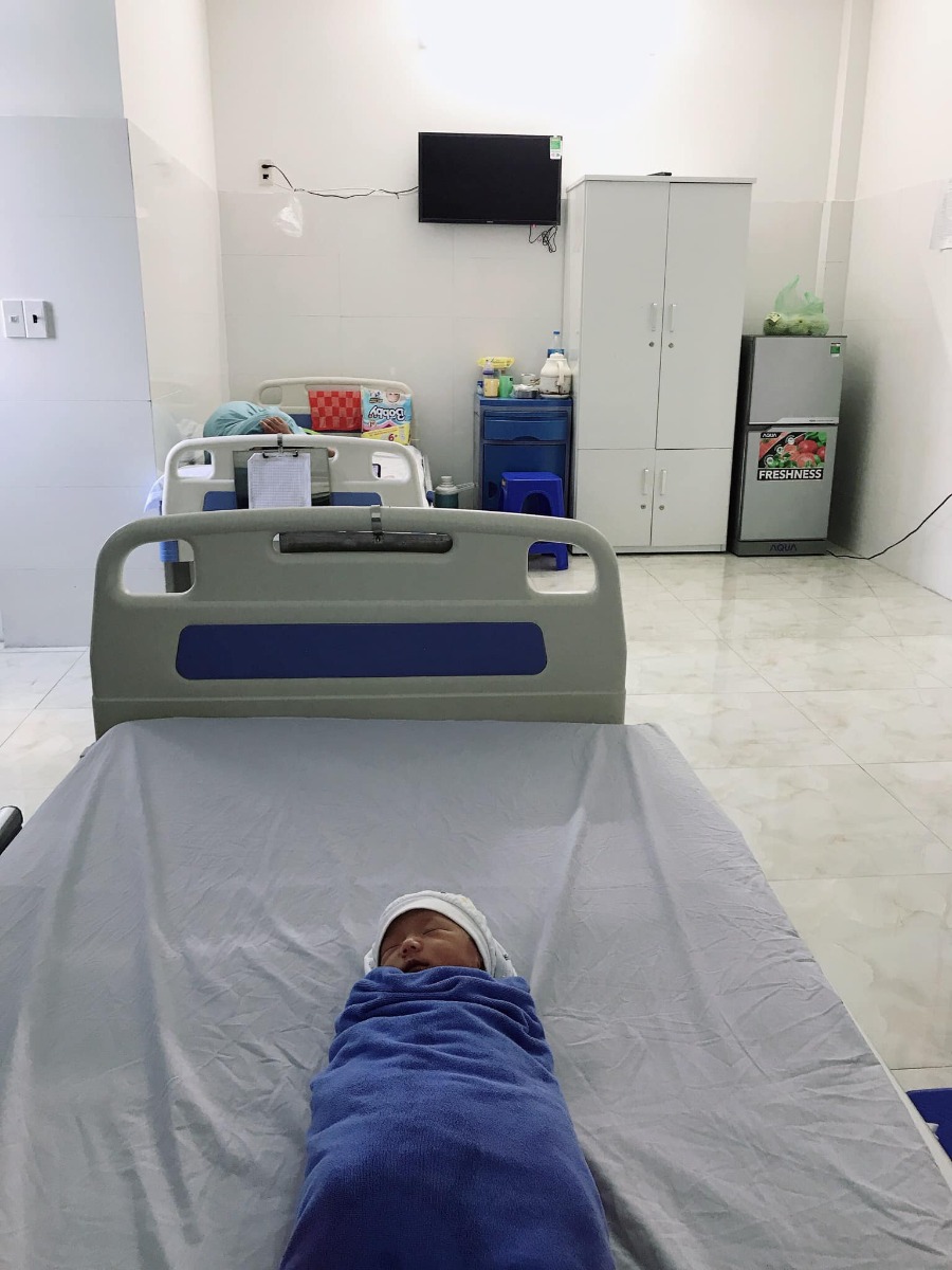 REVIEW SINH TẠI BỆNH VIỆN Y HỌC BIỂN HẢI PHÒNG

Nếu lựa chọn đc giữa đẻ thường và đẻ mổ, có lẽ e nguyện đẻ thường các bác ạ....hqa e ra viện nay mới có thời gian rì viu 😁😁😁
Hồi hộp cả đêm k ngủ đc để sáng hsau dậy sớm chuẩn bị lên bàn mổ ! Đến giờ vẫn sợ cái cảm giác lên bàn mổ, rồi tiêm mũi gây tê ở sống lưng,cảm giác phải dùng rất nhiều thuốc kháng sinh trog mấy ngày ở viện vì e sợ nhất là tiêm😭😭😭 Các y bác sĩ thì nhẹ nhàng nhiệt tình lắm, động viên cho tinh thần e thoải mái mà e k sao bớt sợ đc. Bs Huỳnh là ng trực tiếp mổ cho e, bsi gì mà yêu đời ghê :)) vừa động viên sản phụ, vừa hát cho mn nghe nữa 🤣
Hành trình vượt cạn bạn thứ 2 của e khi quyết định mổ ở viện Y Học Biển quả thực là rất đúng 👍🏻👍🏻👍🏻 mặc dù trước đó e thay đổi địa điểm đi sinh liên tọi :)) chỉ trong 1 ngày từ Green về ĐKQT r suy nghĩ về Sản =>> chốt hạ Y HỌC BIỂN. Chẳng phải tự dưng e qđ nhanh như thế khi chưa tìm hiểu rõ đâu. Vì bé này e chưa kịp mua thẻ bh thai sản, kinh tế năm nay do cô vít thì các bác biết r đấy. Nên e cố gắng làm sao đi đẻ chi phí phù hợp nhất mà lại sướng cái thằng ng, đc chăm sóc tận tình nhẹ nhàng, cơm bê tận nơi... nhưng quan trọng là vết mổ. Bác sĩ nam mà cực khéo tay luôn nhé 😁 bác sĩ đc mn truyền tai nhau là mát tay, vui tính, nhẹ nhàng đấy ạ. Sau khi mổ xong thì bsi là ng trực tiếp khâu vết mổ lại cho mình luôn. Tvia đi vệ sinh vết mổ ai cũng khen đẹp 😍😍😍 cơ mà công nhận ai đẻ mổ ở đó thì vết mổ đều đẹp như nhau ý ! 
Thực sự sau 6 ngày ở viện, đi đẻ như đi nghỉ dưỡng ☺️ ngày 3 bữa, cháo - bánh đa - cơm e chén sạch sẽ 🤣🤣🤣 e chân thành cám ơn các bsi và các c điều dưỡng ở khoa Sản Nhi rất nhiều ạ 👏🏻👏🏻👏🏻