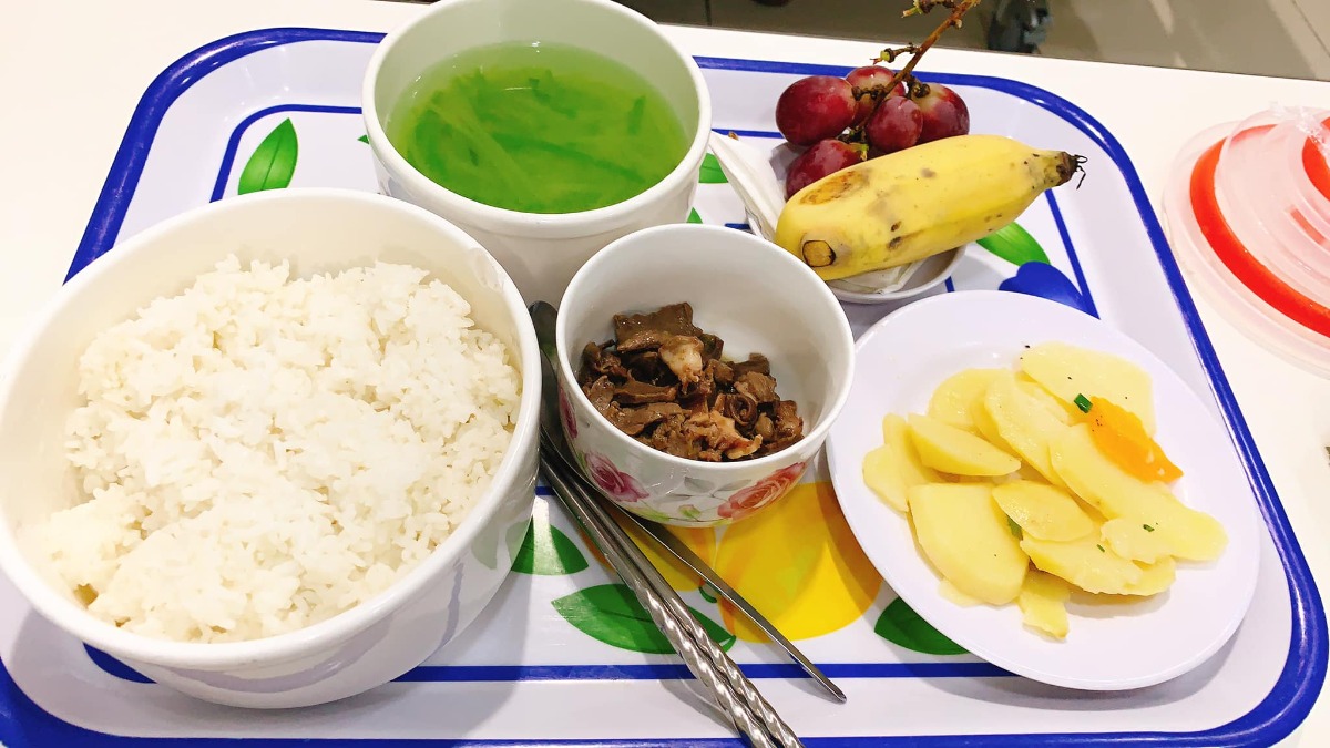 Góc review đẻ sản 1 Đa khoa Quốc tế Hải Phòng

Bài đăng mang tính chất cảm nhận của bản thân em nên mom nào có ko đồng tình thì vui lòng ko nói lời cay đắng 😭 
 Đầu tiên là em đăng kí trc sinh tại ĐKQT nhưng ko phải ngày hội thảo nên em được giảm 500k . Còn mom nào đăng kí vào ngày hội thảo (ngày CN cuối cùng của tháng thì được tặng quà và giảm 10% giá dịch vụ cơ ạ) 
Câu chuyện đi đẻ như sau: 
- 4h30 sáng em bị vỡ ối, tuy nhiên k có cơn đau nên 2 vc đủng đỉnh mặc quần áo đi lên bệnh viện, cầm theo CMT, thẻ BH và tập giấy siêu âm xét nhiệm các thứ hồi e mang thai (cái này bv ngta chỉ xem kết quả gần nhất thôi các mom nhé). Hết. Chỉ có đúng 3 thứ ạ :)))  nhưng các mom nhớ mua thêm giấy ướt cho trẻ sơ sinh (để lau cho con khi đi ị) và giấy khô nhé. 
- Em sinh mổ vì ko có cơn co, tiêm tủng các thứ nhưng k mở đc phân nào, nên đi mổ gấp luôn, em chọn Bác Hà mổ cho em, hôm đó vào ngày bình thường và giờ hành chính nên cũng ko bị mất tiền chọn bs. Còn nếu vào CN hay ngoài giờ hành chính thì chọn BS mất 1tr ạ, chọn giờ mổ nữa thì mất thêm 1tr nữa. 
- cảm quan về sinh tại Sản 1 của ĐKQT là rất oke các mom nhé. Chỉ có 2 vc mà đi vào đây thì đúng chuẩn, vì ck chẳng phải lg. Đóng tiền và ngồi chờ vk. Tất tần tật các thứ như đều đc yta làm như đưa đi vsinh, đi siêu âm ngồi vào cái xe đủn, bla blo ck chẳng phải lg, đến lúc đi mổ các c yta đưa đi, ck chỉ ngồi chờ vk và con. Mà rất nhẹ nhàng. 
- Phòng tiêu chuẩn ở đây là cho 2 người, có ghế sofa nên đêm mà ck ở lại thì ngủ luôn trên ghế kp thuê giường gấp, nằm thích luôn 🤣 
- Ngày 3 bữa cho sản phụ, sáng trưa chiều các cô đúng giờ là cầm cơm vào từng phòng, ăn xong yta lại đi thu lại. Đi vào viện tất cả quần áo của bé, chăn quấn, khăn sữa sẽ đc yta đưa cho, sáng sáng sẽ đi thu lại đồ bẩn để đổi cho các bé, cứ 3 tiếng các cô yta lại đi đưa sữa cho các bé 1 lần, ngày 2 lần có yta vào vệ sinh vùng kín cho mẹ, sáng sáng các cô 8,9h sẽ vào phòng đưa các con đi tắm thơm tho rùi trả lại cho các mẹ.  
- Còn người nhà nếu đỡ mất công thì lên tầng 10 ăn cơm căntin 30k/suất, ck em bảo cơm ăn đc, ngon! 
- vì đẻ mổ nên ngày đầu e rất đau, k cử động đc. Mà có mỗi ck. Nên 2 đêm đầu vk ck quyết định gửi con cho các cô trông 250k/đêm. 
- sau 3 ngày sk đã ổn hơn, e đăng kí quả gội đầu cho sạch sẽ, đi mổ mồ hôi mồ kê kinh khủng khiếp mà nóng ntn :))) Gội đầu mất 50k sẽ đc chíp thẻ và khi nào ra viện các mẹ sẽ thanh toán 1 thể. 
- cơm ở bvien thì khá là ngon, sạch sẽ và nhiều. Ảnh dưới là các bữa cơm, hoa quả chỉ có chuối thôi vì ăn cho đỡ táo bón, các quả khác là của e tự cbi các mẹ nhé. Sáng ăn cháo, còn trưa và tối ăn cơm 
- Ở đây không gian thoáng mát, ngày nào cx có lao công vào dọn vệ sinh bằng dầu xả thơm mà k bị muỗi, sạch sẽ các kiểu. 
- Edit thêm đó là nước vối, nước lạnh, nước nóng ở đây lúc nào cũng có, các bố chỉ việc lấy bình với phích đã đc phát đi lấy ở giữa hành lang về cho các mẹ, k mất tiền sáng sớm ra đi mua như ở sản đâu ạ. 
Em chịu khó vắt sữa nên cứ phải có nc nóng liên tục để rửa, ngày 5,6 phích. Tính ở sản thì cứ 10-15k/phích mà dùng như nhà e thì khá tốn tiền
- khi nhập viện, trong gói dịch vụ đã có bỉm cho mẹ, bỉm cho bé, quần lót giấy, 2 bàn chải đánh răng, kem đánh răng và xà phòng tắm nên chẳng phải mua gì cả. Mom nào nhà xa, người nhà có thể tắm luôn tại phòng vì có lắp bình nóng lạnh các thứ.  
- Sau 1 hồi nói khá dài thì cá nhân e thấy bvien tư rất oke luôn. Tính ra trừ đi bảo hiểm, đóng cả tiền tiêm vacxin viêm gan B cho con, tiền lấy máu gót chân bla blo thì tầm 12tr. 
Các mom có thể yên tâm đẻ ở đây vì nói thật đẻ ở sản rẻ nhưng vất vả vì nhiều cái phát sinh, cg người nhà cũng phải tự làm hết. Còn ở đây thì 2 vc thoải mái kp lo gì 
Các mom có thể tham khảo ĐK khá là oke đó ạ