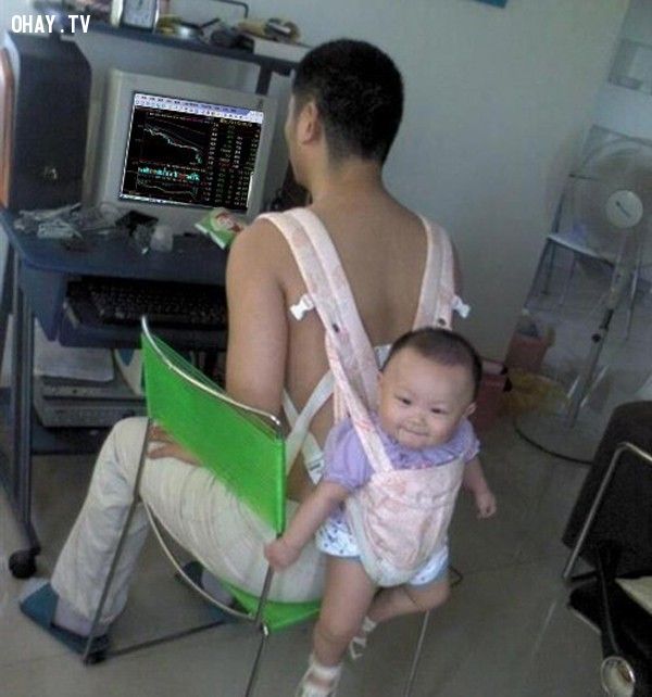 Thư gửi những người sắp và đang làm bố!

Làm bố có nghĩa là từ một người bình thường, bạn trở thành “người hùng”. Vì đối với con, bố là siêu nhân, là người hùng, là người “giải cứu thế giới”.

Mà kế hoạch làm “người hùng” thì lại đơn giản lắm ấy.

Đầu tiên, ngay từ khi con còn trong bụng, hãy cho con được nghe nhiều thật nhiều giọng nói của bố.

Và khi bé con ra đời, bạn sẽ thấy, khi bạn cất giọng nói đầu tiên bằng sự rưng rưng xúc động, bằng nỗi thì thầm: Bố chào con nhé, chào mừng con đến với bố mẹ và với thế giới này. Sẽ là lúc bạn cảm nhận luồng điện sinh học truyền trao từ con sang bố. Sẽ thiêng liêng và tuyệt diệu vô chừng.

Bàn tay của bố không mềm mại như tay mẹ nhưng bạn cứ massage cho bé. Bé sẽ rất thích. Những lúc ra ngoài phơi nắng, bố vuốt ve, bố cười với nắng và với bé. Thế là đủ vui cho cả nhà.

Hãy dành thời gian trò chuyện với con, đọc sách cho con, ru con ngủ vì bé thích giọng của bố mà.

Khi nào đang ôm bé mà bé khóc, hãy cố dỗ dành, đừng chuyển lại cho mẹ như một kiểu “đầu hàng”, bé chẳng muốn vậy đâu.

Bạn cứ chia sẻ đam mê, sở thích lành mạnh của mình với con nhé. Ví như bạn mê đá banh, mê chụp ảnh, mê xe... cứ trò chuyện với bé. Rồi một ngày bạn sẽ bất ngờ là mình có một “bạn chơi” thứ thiệt.

Bạn có nhớ về tuổi thơ mình không? Chắc là cũng chạy nhảy, dầm mưa, nghịch quậy, la hét... nên hãy cho con có một tuổi thơ nhiều ấn tượng như vậy được không.

Nếu lỡ hút thuốc mà chưa bỏ được, nhớ đừng bao giờ hút trong nhà. Nhưng cũng đừng cố xây dựng hình ảnh một ông bố hoàn hảo. Bé dần sẽ hiểu và yêu thương bố, kể cả những khiếm khuyết, nhiều thật nhiều.

Ông bố nào khi chơi với con đều có thể nghĩ ra những trò chơi sáng tạo. Hãy giúp con yêu khoa học bằng cách tự nghĩ ra những thí nghiệm đơn giản như thổi bóng bay bằng baking soda, làm cho vỏ quả trứng tan biến nhờ ngâm vào dấm... rồi đóng cho bé cái cũi, cái giá sách, ngồi lắp lego cùng... bé sẽ nhớ rất lâu, thật đấy.

Là bố nên bạn có lợi thế trong việc thiết lập những nguyên tắc cho bé. Hãy dạy bé làm những việc đơn giản: tự đi vứt bỉm, tự lấy khay ăn... Mẹ là hay mềm yếu lắm, bố làm tốt hơn mẹ mà.

Khi cần cho bé bú sữa bình, bố sẽ giúp bé tốt hơn, đơn giản vì người bố không có mùi sữa và bé sẽ dễ quên tạm thời mùi ngọt ngào của sữa mẹ.

Hãy thơm bé trước khi đi ngủ và nói thật dịu dàng: Bố yêu con. Những khoảnh khắc ấy không chỉ có giá trị với con mà còn với bạn nữa.

Mình thì chỉ gợi ý như vậy thôi, khi con ra đời rồi, bạn sẽ nghĩ ra thêm trăm nghìn phương cách nữa để “cưa đổ” trái tim của bé.

Chừng nào bạn thực sự thấy, sau thời gian 8 tiếng ở cơ quan, bạn hạnh phúc khi được trở về nhà. Hạnh phúc nhìn về ngôi nhà, nơi đấy có bếp lửa, có người bạn đời và có những đứa con, khi ấy tự khắc bạn sẽ có thêm nhiều cách.

Đừng lo làm bố rồi mình sẽ thành “khổ hạnh”. Người thông minh là người biết sắp xếp đủ thời gian cho gia đình nhưng cũng đủ thời gian dành cho bản thân. Bạn biết không, các bạn bé rất thích những ông bố yêu thể thao, thích phim hành động... kể cả bé gái, thật đấy.

Còn bây giờ thì quên hết những “kế hoạch” để trở thành một ông bố tốt đi. Cứ để mọi việc tự nhiên như hơi thở. Hãy coi việc làm bố như một “đặc quyền” chứ không hẳn là “trách nhiệm”, bạn sẽ thấy mọi việc dễ dàng hơn.

Bé sẽ không thích một ông bố quá căng thẳng đâu.

Bạn ơi, khi con ra đời, bạn sẽ thấy như mình được tái sinh. Con cái chính là phần xương thịt của mình nối dài theo thời gian. Vì thế, hãy đừng quên biết ơn mẹ bé, người đã mang cho bạn hạnh phúc ấy, bạn nhé.

Chúc mừng bạn và chào đón những thiên thần!