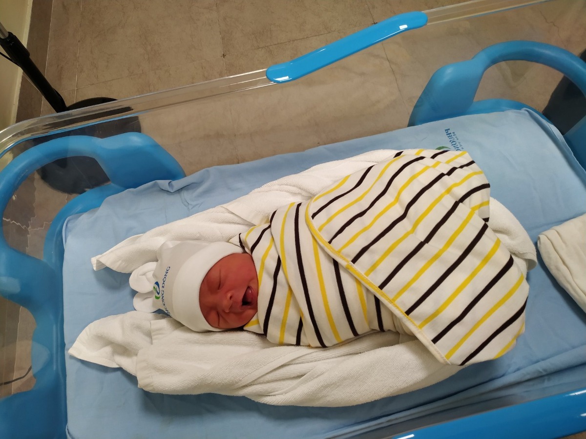 Hôm nay tự dưng tủi thân các mom ạ
Nay Chuột nhà em đầy tháng, ngày đi sinh thấy các mẹ khác trong viện được chồng đưa đi, động viên an ủi, còn em làm mẹ đơn thân chỉ có một mình, từ lúc siêu âm đến khi sinh bé. Những tháng đầu siêu âm thì em tự đi xe máy, những tháng gần cuối thì tự book grab, Dù Chuột ko có bố, nhưng mẹ con vẫn cố gắng hết sức để bù đắp tất cả những thiệt thòi đó cho con, siêu âm định kì đều đặn, theo dõi con lớn từng ngày từ tuần 12 đến khi con chào đời.Trời thương, em sinh thường dễ lắm, rặn có hai  hơi là Chuột ra với mẹ luôn. mn trong bv biết hoàn cảnh vậy ai cũng thương em, Lúc em sinh bé có đứa bạn thân bên cạnh động viên, nhìn các bé khác đc bác sỹ gọi vào cho da kề da với bố, mà mắt em cứ cay cay. Trộm vía Chuột đã thương mẹ từ trong bụng rồi các mom ạ, chẳng quấy khóc gì mẹ, cứ ti mẹ xong là ngủ say thôi. E đoán là do e thai giáo đều đặn, tối nào cũng mở app mamibabi ra cho con nghe nhạc truyện các kiểu

Em nghĩ chặng đường nuôi con khôn lớn chắc còn gian nan lắm, nhưng nhìn con là em lại có động lực để cố gắng từng ng.