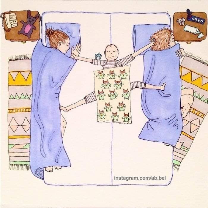 MOM NÀO BẢO Ở NHÀ CHĂM CON NHÀN VÀ SƯỚNG LẮM RA EM KỂ CHO MÀ NGHE 😂😂

Từ bao đời nay, người ta luôn mặc định mẹ ở nhà chăm con là nhàn và sướng, không phải lo đến chuyện đi làm kiếm tiền mưu sinh. Định nghĩa về công việc chăm con trong mắt mọi người đơn giản lắm, đâu có vất vả bằng 8 tiếng ngồi lì văn phòng, đầu tuần họp, cuối tuần báo cáo công việc, sáng đến đúng giờ chấm vân tay, chiều cũng không thể về sớm. Ngay cả chính phụ nữ chúng ta, khi biết có ai đó, bạn bè hay hàng xóm “được” ở nhà chăm con là trầm trồ lên đó sao.

Trong mắt mọi người, tất nhiên bao gồm cả những ông chồng, chăm con là ôm con cả ngày. Cái bọn trẻ con chưa biết đi ấy, tay chân bụ bẫm dễ thương, người thì thơm thơm mùi sữa, ôm cả ngày thì còn gì sung sướng, nhàn hạ bằng.

Nhàn và sướng như vậy nên nếu:

- Ở nhà chăm con mà để nhà cửa bừa bộn, quần áo quên chưa cho vào máy giặt giặt thì sẽ bị hỏi “cả ngày làm việc gì mà để nhà cửa thế này?”.

- Ở nhà chăm con mà chồng nhắn tin, gọi điện chưa trả lời ngay, thì sẽ bị thắc mắc “không biết làm gì mà không nghe máy?”.

- Ở nhà chăm con mà đầu tóc bù xù, quần áo luộm thuộm, thì sẽ bị nói “không biết tự chăm lo cho bản thân, không biết sắp xếp thời gian”.

- Ở nhà chăm con mà cuối ngày chồng về mặt khó chịu, cáu kỉnh, thì sẽ bị mắng “chồng đi làm về mệt không được một lời hỏi han”.

Chăm con cụ thể là công việc gì mà ai cũng bảo là nhàn vậy?

Chăm con hay trông con cụ thể bao hàm những công việc gì? Mà ai cũng trầm trồ, ngưỡng mộ vì là nhàn, vì là sướng. Vâng chúng tôi sướng lắm! Chăm con là tổng hòa của nhiều công việc ai cũng bảo là dễ và vụn vặt ấy.

Chăm con là cho con bú, cho con ăn, vệ sinh cho con, tắm cho con, chơi với con, bế con khi con muốn, nói chuyện với con khi con cần, thức đêm cùng con khi con không chịu ngủ. Chăm con còn là dọn dẹp nhà cửa, chăm con còn là phải luôn vui vẻ, tinh thần thoải mái để đủ sữa cho con.
Chăm con là tắm, là vệ sinh cá nhân thật nhanh, là bật dậy như lò xo khi nghe tiếng con khóc, ọ ọe bên tai. Chăm con là những giấc ngủ lơ mơ, tự dặn mình không được ngủ sâu giấc, còn dậy cho con bú, còn xem con có ra mồ hôi không, còn phải đắp chăn cho con nhỡ con bị lạnh.

Khi con đang ở giai đoạn sơ sinh, người ta sẽ nói “tầm này vẫn chưa vất đâu, giờ nó toàn ngủ và ti mẹ, mẹ tha hồ mà nằm chơi”. Nhưng họ đâu biết rằng một ngày đứa trẻ sơ sinh đại tiện, tiểu tiện bao nhiêu lần và người mẹ khi con ngủ thì còn phải tranh thủ giặt giũ, nấu nướng, dọn dẹp nhà cửa. Rồi còn nhiều vấn đề xảy đến mà mẹ phải một mình xoay xở như con nôn trớ, con bị táo bón, con hắt hơi sổ mũi, con bị rôm sẩy, con bỗng nhiên bỏ bú, con bỗng nhiên ngủ ngày chơi đêm…

Cứ thử trải qua 8 tiếng ở công sở và 8 tiếng ở nhà trông con, xem thời gian nào trôi đi nhanh hơn. Chưa hết đâu, đêm đến các ông chồng được ngủ trọn giấc, mà nếu con có khóc thì cũng trùm chăn kín mít để giấc ngủ không bị ảnh hưởng. Còn một mẹ một con cứ thế hết ôm nhau rồi chơi với nhau cho đến tận sáng.

Khi con đến tuổi ăn dặm, thì công việc vất vả nhất mà người mẹ phải làm là tìm ra phương pháp ăn phù hợp với con. Nhưng thực tế công việc này chưa vất vả bằng việc phải đứng ra bảo vệ chính kiến trước lời khuyên chẳng đâu vào đâu của mọi người xung quanh. Nếu con bụ bẫm thì không sao, con mà “còi” mặc dù nó nhanh nhẹn thì kiểu gì cũng bị mắng xối xả, “có mỗi việc cho nó ăn mà cũng không xong”, “để con còi dí thế à”, “chăm con kiểu gì vậy”.

Đến lúc con biết đi, chuyển sang ăn cơm, nói được nhiều hơn, thì người mẹ lại phải lo dạy con thế nào, đối phó với những khủng hoảng của con ra sao. Khi ấy con không vâng, ạ, dạ, thưa với người lớn, con ngang bướng, ương ngạch, nghịch ngợm thì cũng đổ lỗi hết lên đầu người mẹ rằng “mẹ không biết dạy con”, “con hư tại mẹ”.

Nếu ai thắc mắc vợ ở nhà làm gì thì hãy thử dành 1 ngày ở nhà chăm con toàn thời gian, nếu không thì thử thức một đêm chơi với con, sẽ có câu trả lời ngay. Đảm bảo các ông chồng sẽ sợ “xanh mặt”, thà đi làm còn hơn phải ở nhà chơi với con. Khi đã hiểu rồi thì xin đừng quát tháo, so bì hay coi thường những người làm mẹ. Họ thực sự là “siêu nhân” đấy, không phải người bình thường đâu!

- Illustration by Jade Nordahl