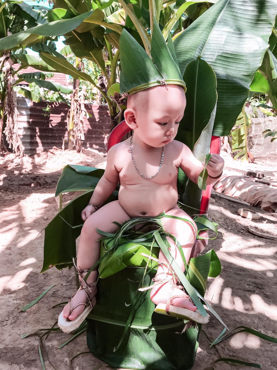 Có ai thấy con ở đâu không ạ
Nếu không thấy thì con đã hoá thân thành công rồi🤣🤣
Chuyện là con chăn vịt giúp ông ngoại mà vịt thấy con nó sợ nên con phải hoá thân thành bụi chuối nè☺️☺️