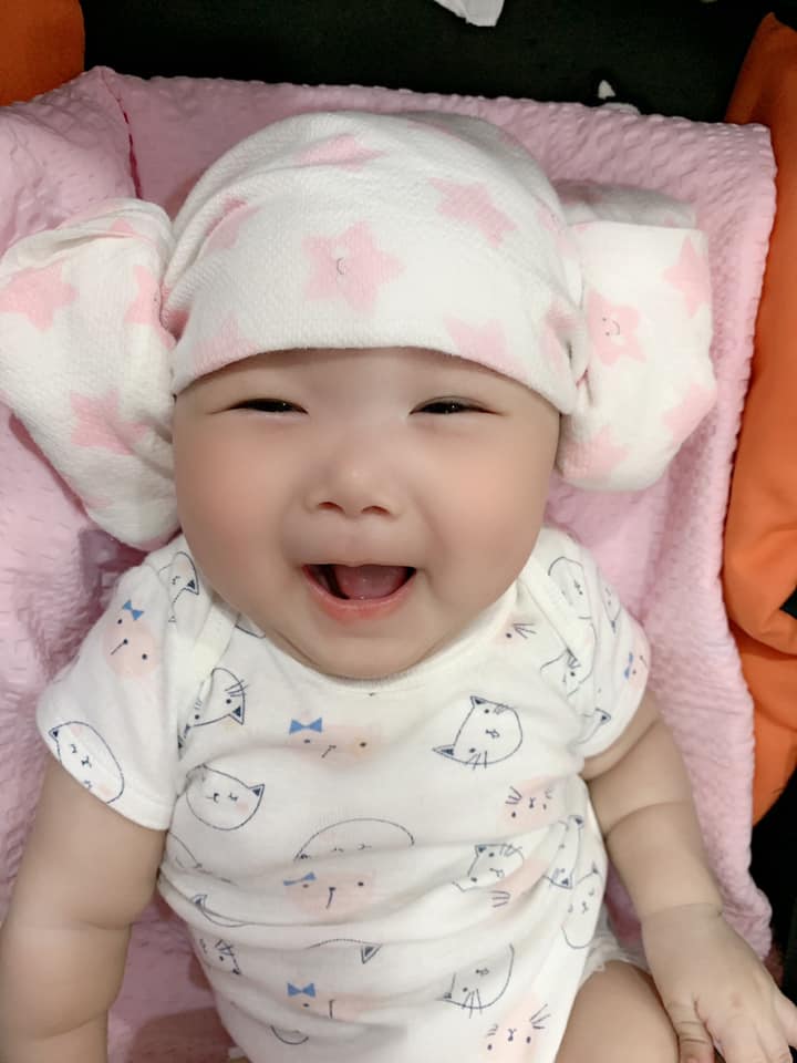 Trông cháu có như đang tấu hài không ạ? 😂
Mẹ cháu mệt với cháu lắm í 🤣🤣
