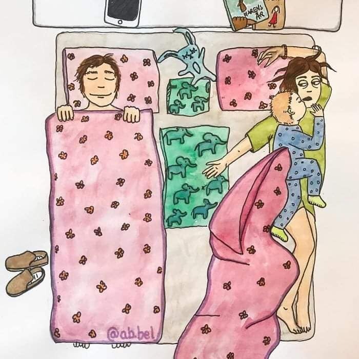MOM NÀO BẢO Ở NHÀ CHĂM CON NHÀN VÀ SƯỚNG LẮM RA EM KỂ CHO MÀ NGHE 😂😂

Từ bao đời nay, người ta luôn mặc định mẹ ở nhà chăm con là nhàn và sướng, không phải lo đến chuyện đi làm kiếm tiền mưu sinh. Định nghĩa về công việc chăm con trong mắt mọi người đơn giản lắm, đâu có vất vả bằng 8 tiếng ngồi lì văn phòng, đầu tuần họp, cuối tuần báo cáo công việc, sáng đến đúng giờ chấm vân tay, chiều cũng không thể về sớm. Ngay cả chính phụ nữ chúng ta, khi biết có ai đó, bạn bè hay hàng xóm “được” ở nhà chăm con là trầm trồ lên đó sao.

Trong mắt mọi người, tất nhiên bao gồm cả những ông chồng, chăm con là ôm con cả ngày. Cái bọn trẻ con chưa biết đi ấy, tay chân bụ bẫm dễ thương, người thì thơm thơm mùi sữa, ôm cả ngày thì còn gì sung sướng, nhàn hạ bằng.

Nhàn và sướng như vậy nên nếu:

- Ở nhà chăm con mà để nhà cửa bừa bộn, quần áo quên chưa cho vào máy giặt giặt thì sẽ bị hỏi “cả ngày làm việc gì mà để nhà cửa thế này?”.

- Ở nhà chăm con mà chồng nhắn tin, gọi điện chưa trả lời ngay, thì sẽ bị thắc mắc “không biết làm gì mà không nghe máy?”.

- Ở nhà chăm con mà đầu tóc bù xù, quần áo luộm thuộm, thì sẽ bị nói “không biết tự chăm lo cho bản thân, không biết sắp xếp thời gian”.

- Ở nhà chăm con mà cuối ngày chồng về mặt khó chịu, cáu kỉnh, thì sẽ bị mắng “chồng đi làm về mệt không được một lời hỏi han”.

Chăm con cụ thể là công việc gì mà ai cũng bảo là nhàn vậy?

Chăm con hay trông con cụ thể bao hàm những công việc gì? Mà ai cũng trầm trồ, ngưỡng mộ vì là nhàn, vì là sướng. Vâng chúng tôi sướng lắm! Chăm con là tổng hòa của nhiều công việc ai cũng bảo là dễ và vụn vặt ấy.

Chăm con là cho con bú, cho con ăn, vệ sinh cho con, tắm cho con, chơi với con, bế con khi con muốn, nói chuyện với con khi con cần, thức đêm cùng con khi con không chịu ngủ. Chăm con còn là dọn dẹp nhà cửa, chăm con còn là phải luôn vui vẻ, tinh thần thoải mái để đủ sữa cho con.
Chăm con là tắm, là vệ sinh cá nhân thật nhanh, là bật dậy như lò xo khi nghe tiếng con khóc, ọ ọe bên tai. Chăm con là những giấc ngủ lơ mơ, tự dặn mình không được ngủ sâu giấc, còn dậy cho con bú, còn xem con có ra mồ hôi không, còn phải đắp chăn cho con nhỡ con bị lạnh.

Khi con đang ở giai đoạn sơ sinh, người ta sẽ nói “tầm này vẫn chưa vất đâu, giờ nó toàn ngủ và ti mẹ, mẹ tha hồ mà nằm chơi”. Nhưng họ đâu biết rằng một ngày đứa trẻ sơ sinh đại tiện, tiểu tiện bao nhiêu lần và người mẹ khi con ngủ thì còn phải tranh thủ giặt giũ, nấu nướng, dọn dẹp nhà cửa. Rồi còn nhiều vấn đề xảy đến mà mẹ phải một mình xoay xở như con nôn trớ, con bị táo bón, con hắt hơi sổ mũi, con bị rôm sẩy, con bỗng nhiên bỏ bú, con bỗng nhiên ngủ ngày chơi đêm…

Cứ thử trải qua 8 tiếng ở công sở và 8 tiếng ở nhà trông con, xem thời gian nào trôi đi nhanh hơn. Chưa hết đâu, đêm đến các ông chồng được ngủ trọn giấc, mà nếu con có khóc thì cũng trùm chăn kín mít để giấc ngủ không bị ảnh hưởng. Còn một mẹ một con cứ thế hết ôm nhau rồi chơi với nhau cho đến tận sáng.

Khi con đến tuổi ăn dặm, thì công việc vất vả nhất mà người mẹ phải làm là tìm ra phương pháp ăn phù hợp với con. Nhưng thực tế công việc này chưa vất vả bằng việc phải đứng ra bảo vệ chính kiến trước lời khuyên chẳng đâu vào đâu của mọi người xung quanh. Nếu con bụ bẫm thì không sao, con mà “còi” mặc dù nó nhanh nhẹn thì kiểu gì cũng bị mắng xối xả, “có mỗi việc cho nó ăn mà cũng không xong”, “để con còi dí thế à”, “chăm con kiểu gì vậy”.

Đến lúc con biết đi, chuyển sang ăn cơm, nói được nhiều hơn, thì người mẹ lại phải lo dạy con thế nào, đối phó với những khủng hoảng của con ra sao. Khi ấy con không vâng, ạ, dạ, thưa với người lớn, con ngang bướng, ương ngạch, nghịch ngợm thì cũng đổ lỗi hết lên đầu người mẹ rằng “mẹ không biết dạy con”, “con hư tại mẹ”.

Nếu ai thắc mắc vợ ở nhà làm gì thì hãy thử dành 1 ngày ở nhà chăm con toàn thời gian, nếu không thì thử thức một đêm chơi với con, sẽ có câu trả lời ngay. Đảm bảo các ông chồng sẽ sợ “xanh mặt”, thà đi làm còn hơn phải ở nhà chơi với con. Khi đã hiểu rồi thì xin đừng quát tháo, so bì hay coi thường những người làm mẹ. Họ thực sự là “siêu nhân” đấy, không phải người bình thường đâu!

- Illustration by Jade Nordahl