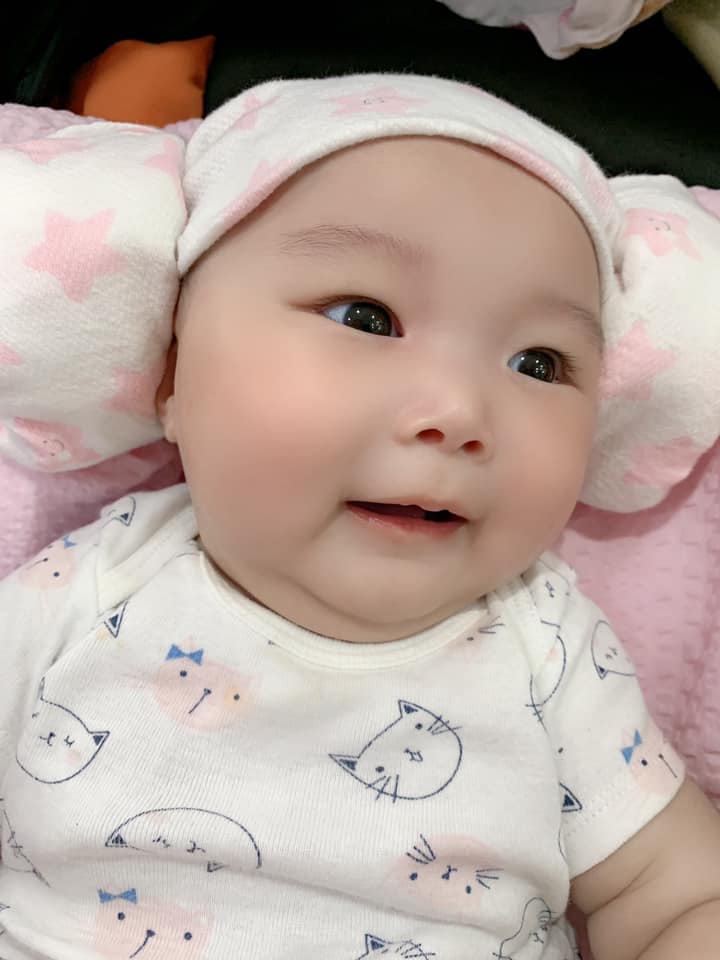 Trông cháu có như đang tấu hài không ạ? 😂
Mẹ cháu mệt với cháu lắm í 🤣🤣