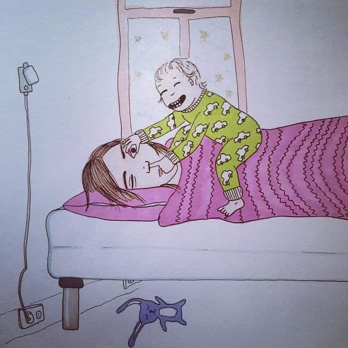 MOM NÀO BẢO Ở NHÀ CHĂM CON NHÀN VÀ SƯỚNG LẮM RA EM KỂ CHO MÀ NGHE 😂😂

Từ bao đời nay, người ta luôn mặc định mẹ ở nhà chăm con là nhàn và sướng, không phải lo đến chuyện đi làm kiếm tiền mưu sinh. Định nghĩa về công việc chăm con trong mắt mọi người đơn giản lắm, đâu có vất vả bằng 8 tiếng ngồi lì văn phòng, đầu tuần họp, cuối tuần báo cáo công việc, sáng đến đúng giờ chấm vân tay, chiều cũng không thể về sớm. Ngay cả chính phụ nữ chúng ta, khi biết có ai đó, bạn bè hay hàng xóm “được” ở nhà chăm con là trầm trồ lên đó sao.

Trong mắt mọi người, tất nhiên bao gồm cả những ông chồng, chăm con là ôm con cả ngày. Cái bọn trẻ con chưa biết đi ấy, tay chân bụ bẫm dễ thương, người thì thơm thơm mùi sữa, ôm cả ngày thì còn gì sung sướng, nhàn hạ bằng.

Nhàn và sướng như vậy nên nếu:

- Ở nhà chăm con mà để nhà cửa bừa bộn, quần áo quên chưa cho vào máy giặt giặt thì sẽ bị hỏi “cả ngày làm việc gì mà để nhà cửa thế này?”.

- Ở nhà chăm con mà chồng nhắn tin, gọi điện chưa trả lời ngay, thì sẽ bị thắc mắc “không biết làm gì mà không nghe máy?”.

- Ở nhà chăm con mà đầu tóc bù xù, quần áo luộm thuộm, thì sẽ bị nói “không biết tự chăm lo cho bản thân, không biết sắp xếp thời gian”.

- Ở nhà chăm con mà cuối ngày chồng về mặt khó chịu, cáu kỉnh, thì sẽ bị mắng “chồng đi làm về mệt không được một lời hỏi han”.

Chăm con cụ thể là công việc gì mà ai cũng bảo là nhàn vậy?

Chăm con hay trông con cụ thể bao hàm những công việc gì? Mà ai cũng trầm trồ, ngưỡng mộ vì là nhàn, vì là sướng. Vâng chúng tôi sướng lắm! Chăm con là tổng hòa của nhiều công việc ai cũng bảo là dễ và vụn vặt ấy.

Chăm con là cho con bú, cho con ăn, vệ sinh cho con, tắm cho con, chơi với con, bế con khi con muốn, nói chuyện với con khi con cần, thức đêm cùng con khi con không chịu ngủ. Chăm con còn là dọn dẹp nhà cửa, chăm con còn là phải luôn vui vẻ, tinh thần thoải mái để đủ sữa cho con.
Chăm con là tắm, là vệ sinh cá nhân thật nhanh, là bật dậy như lò xo khi nghe tiếng con khóc, ọ ọe bên tai. Chăm con là những giấc ngủ lơ mơ, tự dặn mình không được ngủ sâu giấc, còn dậy cho con bú, còn xem con có ra mồ hôi không, còn phải đắp chăn cho con nhỡ con bị lạnh.

Khi con đang ở giai đoạn sơ sinh, người ta sẽ nói “tầm này vẫn chưa vất đâu, giờ nó toàn ngủ và ti mẹ, mẹ tha hồ mà nằm chơi”. Nhưng họ đâu biết rằng một ngày đứa trẻ sơ sinh đại tiện, tiểu tiện bao nhiêu lần và người mẹ khi con ngủ thì còn phải tranh thủ giặt giũ, nấu nướng, dọn dẹp nhà cửa. Rồi còn nhiều vấn đề xảy đến mà mẹ phải một mình xoay xở như con nôn trớ, con bị táo bón, con hắt hơi sổ mũi, con bị rôm sẩy, con bỗng nhiên bỏ bú, con bỗng nhiên ngủ ngày chơi đêm…

Cứ thử trải qua 8 tiếng ở công sở và 8 tiếng ở nhà trông con, xem thời gian nào trôi đi nhanh hơn. Chưa hết đâu, đêm đến các ông chồng được ngủ trọn giấc, mà nếu con có khóc thì cũng trùm chăn kín mít để giấc ngủ không bị ảnh hưởng. Còn một mẹ một con cứ thế hết ôm nhau rồi chơi với nhau cho đến tận sáng.

Khi con đến tuổi ăn dặm, thì công việc vất vả nhất mà người mẹ phải làm là tìm ra phương pháp ăn phù hợp với con. Nhưng thực tế công việc này chưa vất vả bằng việc phải đứng ra bảo vệ chính kiến trước lời khuyên chẳng đâu vào đâu của mọi người xung quanh. Nếu con bụ bẫm thì không sao, con mà “còi” mặc dù nó nhanh nhẹn thì kiểu gì cũng bị mắng xối xả, “có mỗi việc cho nó ăn mà cũng không xong”, “để con còi dí thế à”, “chăm con kiểu gì vậy”.

Đến lúc con biết đi, chuyển sang ăn cơm, nói được nhiều hơn, thì người mẹ lại phải lo dạy con thế nào, đối phó với những khủng hoảng của con ra sao. Khi ấy con không vâng, ạ, dạ, thưa với người lớn, con ngang bướng, ương ngạch, nghịch ngợm thì cũng đổ lỗi hết lên đầu người mẹ rằng “mẹ không biết dạy con”, “con hư tại mẹ”.

Nếu ai thắc mắc vợ ở nhà làm gì thì hãy thử dành 1 ngày ở nhà chăm con toàn thời gian, nếu không thì thử thức một đêm chơi với con, sẽ có câu trả lời ngay. Đảm bảo các ông chồng sẽ sợ “xanh mặt”, thà đi làm còn hơn phải ở nhà chơi với con. Khi đã hiểu rồi thì xin đừng quát tháo, so bì hay coi thường những người làm mẹ. Họ thực sự là “siêu nhân” đấy, không phải người bình thường đâu!

- Illustration by Jade Nordahl