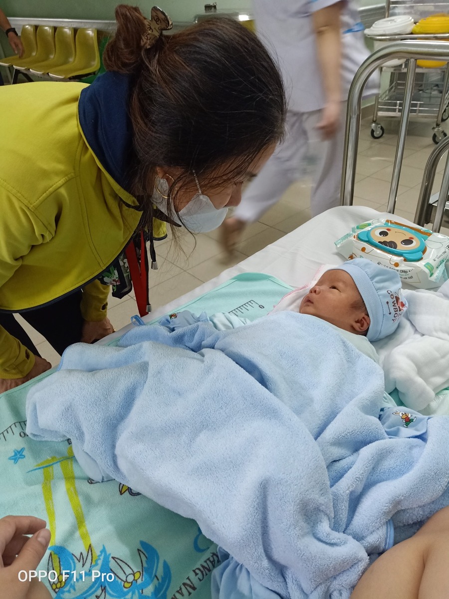 Nay mình review về hành trình đi sanh e win ở từ dũ nhé !
39tuần 3ngày :-Sáng ngủ dậy thấy ra 1chut máu hồng nhạt nhạt ở quần nhưng hok thấy dấu hiệu đau bụng hay j cả nên mẹ vẫn lviec bình thường ,cv cua mẹ là ngồi may đó ạ.may cả ngày đến tối mẹ thấy mệt mệt nên nghĩ, thường mẹ may đến 22h mới nghỉ .đi tới đi lui đến 23h mẹ mới lên phòng ngủ tự nhiên thấy dịch đỏ nhạt ra nhiều .thế là cùng bà ngoại và ba sách đồ đi viện. 
Trên đường đi vào viện cứ vài phút là e mót dưới đì mẹ 1cái đau giữ lắm giống nhu muốn tìm đường chui ra vậy? 
00h15 tới bv.y tá keu người nhà vào làm thủ tục  còn mẹ thì vào khám.
Vào khám cái bs bảo mở 8phân rồi. Bs hỏi sao giờ này mới đi viện. E bảo thì có đau bụng hay j đâu ,người khỏe re thấy ra máu mới đi.thế là bs bảo sắp sinh rồi hộ lý phụ thay đồ xong đẩy lên phòng sanh luôn, nói người nhà lam thủ tuc roi len sau cả hok kip.
Trộm vía e win thương mẹ lắm .siêu âm e 3kg7 bs bảo ca này sanh thuong hơi to chuẩn bị tinh thần nhưng mẹ làm theo bs ran 3hơi là e đã ra rồi 
00h40 mẹ gặp win.