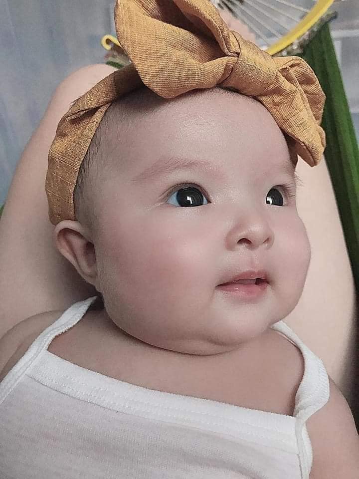 E cũng vèo cái ra luôn, mẹ nào xin vía má bánh bao e cho ạ