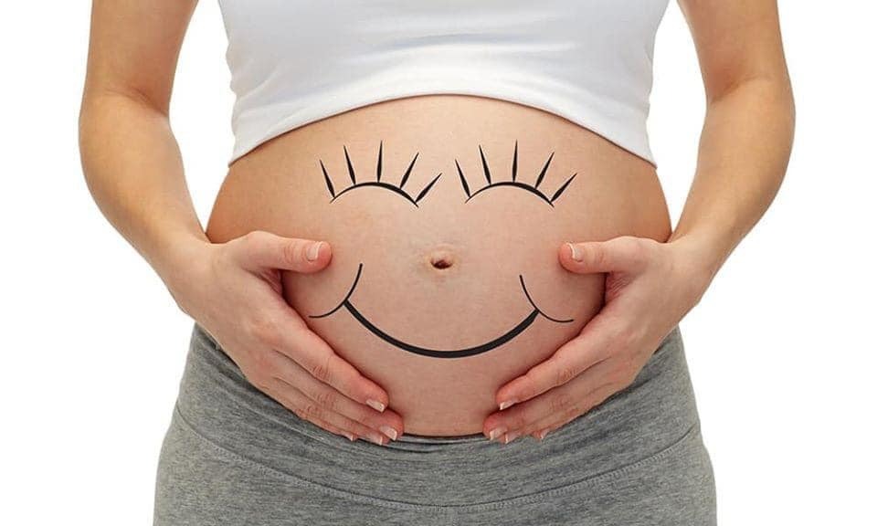Thụ tinh trong ống nghiệm (IVF)

Lựa chọn bất cứ phương pháp điều trị vô sinh hiếm muộn nào, bạn cũng nên có những hiểu biết nhất định về phương pháp ấy để có thể chuẩn bị về tư tưởng, tâm lý, thời gian cũng như có sự phối hợp với Bác sĩ, nhân viên y tế để việc điều trị đạt hiệu quả cao nhất. Có nhiều bệnh nhân lựa chọn phương pháp thụ tinh trong ống nghiệm (IVF), tuy nhiên lại chưa hiểu rõ về biện pháp hỗ trợ sinh sản này.

Vậy IVF là gì? Quy trình thực hiện biện pháp này như thế nào. Quý bệnh nhân và các bạn quan tâm, hãy dành chút thời gian cùng tìm hiểu:

Thụ tinh trong ống nghiệm (IVF): Là quá trình thụ tinh diễn ra bên ngoài cơ thể người phụ nữ.
Theo đó, trứng của người vợ được thụ tinh với tinh trùng của người chồng trong ống nghiệm tạo thành phôi.
Sau khi phôi hình thành và phát triển sẽ được đưa vào buồng tử cung của người vợ để phôi thai làm tổ và phát triển bình thường.

Quy trình thực hiện IVF

- Bước 1: Khám sức khỏe, đánh giá tổng quát sức khỏe sinh sản của cả hai vợ chồng.

+ Người vợ: Xét nghiệm nội tiết, xét nghiệm bệnh lây truyền qua đường tình dục, siêu âm phụ khoa
+ Người chồng: Xét nghiệm tinh dịch đồ, xét nghiệm bệnh lây truyền qua đường tình dục.
(Trong trường hợp người chồng không có tinh trùng, sẽ phải tiến hành làm thêm các xét nghiệm chuyên biệt khác như xét nghiệm hormon sinh dục, siêu âm tinh hoàn, sinh thiết tinh hoàn...).

- Bước 2: Kích thích buồng trứng:

+ Người vợ sẽ được bác sĩ sẽ tiến hành tiêm thuốc kích thích buồng trứng liên tục trong 9 – 11 ngày.
( Chú ý: Trong quá trình tiêm thuốc, người vợ cần đến siêu âm và làm xét nghiệm máu theo đúng lịch hẹn của bác sĩ để theo dõi sự phát triển của nang noãn và điều chỉnh thuốc dựa trên sự đáp ứng với thuốc của cơ thể).

+ Khi nang noãn phát triển đạt kích thước tiêu chuẩn, bác sĩ sẽ tiến hành tiêm mũi thuốc kích rụng trứng.
(Chú ý: Người vợ lưu ý đến đúng giờ hẹn vì mũi kích rụng trứng cần phải tiêm đúng giờ).

- Bước 3: Chọc hút trứng và lấy tinh trùng

+ Người vợ: Sau tiêm mũi kích rụng trứng, người vợ cần nhịn ăn sáng, đến bệnh viện theo đúng lịch hện để các bác sĩ tiến hành chọc hút trứng.
(Chú ý: Sau khi chọc hút trứng xong, người vợ chỉ cần ở lại bệnh viện theo dõi sức khỏe trong 2 – 3 giờ).

+ Người chồng: Cùng thời điểm người vợ chọc hút trứng, người chồng sẽ tiến hành lấy tinh trùng để chuẩn bị thụ tinh theo cách thường quy (IVF) hoặc tiêm tinh trùng trực tiếp vào trong bào tương noãn (ICSI).

- Bước 4: Thụ tinh trong ống nghiệm:

+ Sau khi chọc hút trứng và lấy tính trùng, trứng và tinh trùng sẽ được chuyển đến phòng Labo để tiến hành thụ tinh trong ống nghiệm và tạo phôi.

- Bước 5: Chuyển phôi vào tử cung của người vợ:

+ Sau khi thụ tinh xong, bác sĩ sẽ thông báo cho vợ chồng bệnh nhân biết số lượng và chất lượng phôi được tạo thành.

+ Chuyển phôi tươi: Thông thường, phôi sẽ được chuyển sau khi chọc hút trứng 2 – 5 ngày. Điều kiện để chuyển phôi tươi: niêm mạc tử cung đủ độ dày, có chất lượng tốt, thuận lợi cho sự phát triển của phôi sau khi đặt vào buồng tử cung.

+ Chuyển phôi trữ đông: Trong trường hợp người vợ không đủ điều kiện chuyển phôi tươi, Bác sĩ sẽ chỉ định chuyển phôi trữ đông.
(Chú ý: Người vợ tái khám bắt đầu từ ngày thứ 2 của chu kỳ kinh tiếp theo để được sử dụng thuốc và siêu âm theo dõi niêm mạc tử cung trong 14 – 18 ngày. Bác sĩ sẽ chọn ngày thích hợp để chuyển phôi trữ đông vào tử cung người vợ).

- Bước 6: Thử thai sau khi chuyển phôi:

Người vợ tái khám và làm xét nghiệm chẩn đoán có thai sau chuyển phôi 14 ngày.

- Bước 7: Theo dõi thai: Sau khi xác định phôi đã phát triển thành thai, người mẹ cần siêu âm và khám thai định kỳ theo lịch hẹn của bác sĩ để kiểm tra tình trạng phát triển của thai nhi.

(Chú ý: Nếu không thành công, người vợ có thể đến theo dõi vào ngày thứ 2 chu kỳ kinh tiếp theo để thực hiện chuyển phôi trữ lạnh nếu còn phôi lưu trữ tại Bệnh viện).

Chúc các bạn thực hiện thụ tinh trong ống nghiệm (IVF) đều may mắn và thành công ngay ở lần chuyển phôi đầu tiên!