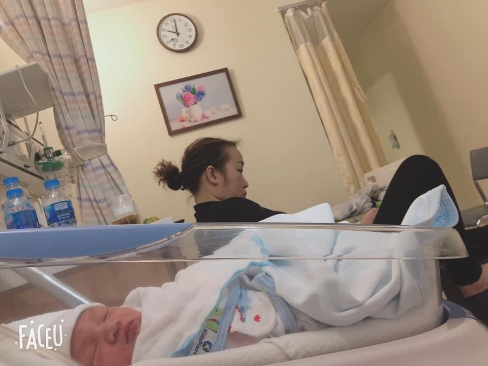 REVIEW SINH TẠI BỆNH VIỆN TÂM ANH

1 chút review trải nghiệm cá nhân lần đầu làm mẹ của em ❤ 
Lần đầu tiên mang bầu nghe mấy ng bạn kêu là đi đẻ vất vả lắm. Mang cái nọ cái kia lỉnh kỉnh lắm chưa nói tới là đẻ xong k có giường mà nằm này kia... lo lắng đủ thứ
Ấy thế mà lần đầu tiên làm mẹ chỉ cần xách mông lên và tới bệnh viện chả mang theo cái j cả :)). Hàng xóm cứ nghĩ đi khám định kì . 😂😂😂😂 hỏi mới biết em đi đẻ 🤤🤤🤤🤤
Bác sĩ chăm sóc nhiệt tình tới chân tơ kẽ tóc . Người nhà tới nói là tới trông nom mà thật ra tới chỉ để ăn và  để ngủ 😂😂😂😂 đồ ăn cũng ngon í . Mình đóng gói đẻ thường tại Tâm Anh mà cuối cùng là phải mổ vì em nằm cao quá mẹ rặn k đc.  Nói chung là rất ưng ý . E ở Sài Gòn. Lấy chồng ở SG. Mà tới khi đẻ vẫn quyết định bay ra HN để đẻ ở đây í ạ. Rất là ưng í . Các mẹ nào còn băn khoăn k bít chọn đâu để yên tâm. Thì e xin vote 1 phiếu cho Tâm Anh. Rất tuyệt vời. Vết mổ rất thẩm mỹ như hằn bụng k lồi k giun dết tí nào.