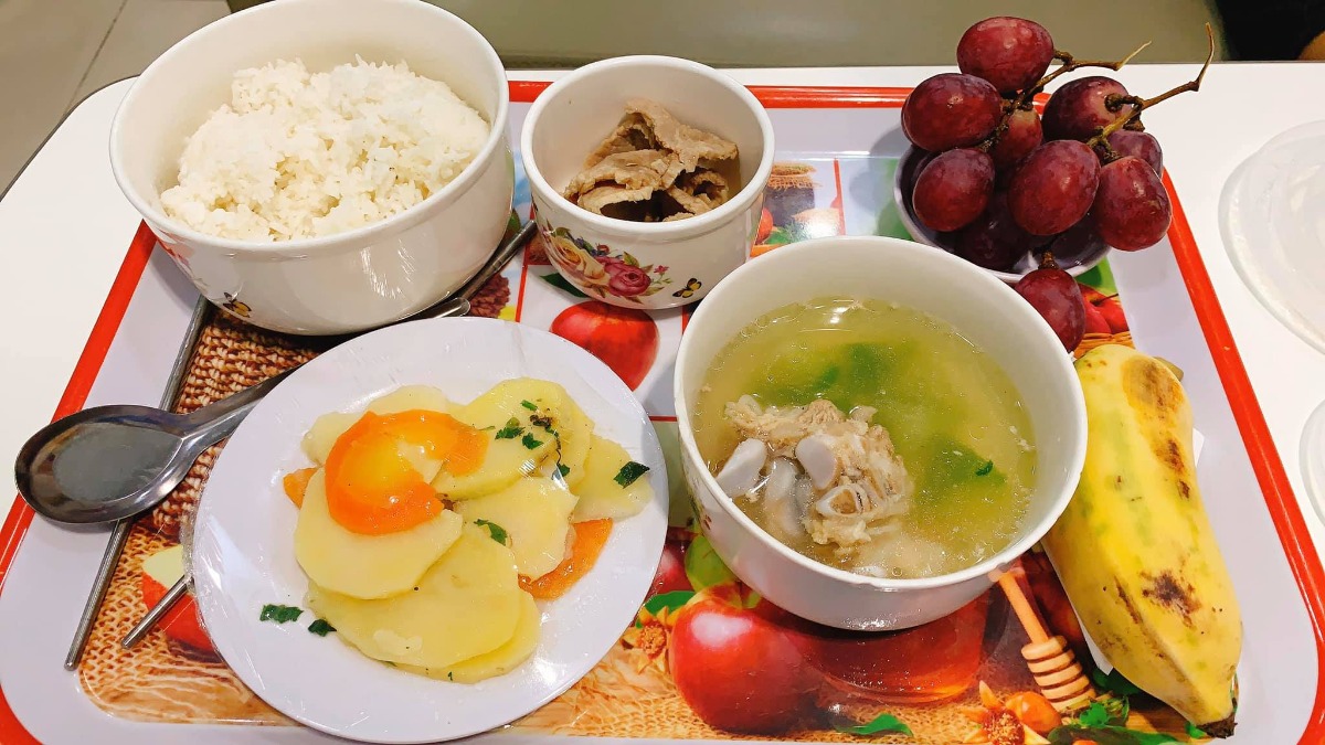 Góc review đẻ sản 1 Đa khoa Quốc tế Hải Phòng

Bài đăng mang tính chất cảm nhận của bản thân em nên mom nào có ko đồng tình thì vui lòng ko nói lời cay đắng 😭 
 Đầu tiên là em đăng kí trc sinh tại ĐKQT nhưng ko phải ngày hội thảo nên em được giảm 500k . Còn mom nào đăng kí vào ngày hội thảo (ngày CN cuối cùng của tháng thì được tặng quà và giảm 10% giá dịch vụ cơ ạ) 
Câu chuyện đi đẻ như sau: 
- 4h30 sáng em bị vỡ ối, tuy nhiên k có cơn đau nên 2 vc đủng đỉnh mặc quần áo đi lên bệnh viện, cầm theo CMT, thẻ BH và tập giấy siêu âm xét nhiệm các thứ hồi e mang thai (cái này bv ngta chỉ xem kết quả gần nhất thôi các mom nhé). Hết. Chỉ có đúng 3 thứ ạ :)))  nhưng các mom nhớ mua thêm giấy ướt cho trẻ sơ sinh (để lau cho con khi đi ị) và giấy khô nhé. 
- Em sinh mổ vì ko có cơn co, tiêm tủng các thứ nhưng k mở đc phân nào, nên đi mổ gấp luôn, em chọn Bác Hà mổ cho em, hôm đó vào ngày bình thường và giờ hành chính nên cũng ko bị mất tiền chọn bs. Còn nếu vào CN hay ngoài giờ hành chính thì chọn BS mất 1tr ạ, chọn giờ mổ nữa thì mất thêm 1tr nữa. 
- cảm quan về sinh tại Sản 1 của ĐKQT là rất oke các mom nhé. Chỉ có 2 vc mà đi vào đây thì đúng chuẩn, vì ck chẳng phải lg. Đóng tiền và ngồi chờ vk. Tất tần tật các thứ như đều đc yta làm như đưa đi vsinh, đi siêu âm ngồi vào cái xe đủn, bla blo ck chẳng phải lg, đến lúc đi mổ các c yta đưa đi, ck chỉ ngồi chờ vk và con. Mà rất nhẹ nhàng. 
- Phòng tiêu chuẩn ở đây là cho 2 người, có ghế sofa nên đêm mà ck ở lại thì ngủ luôn trên ghế kp thuê giường gấp, nằm thích luôn 🤣 
- Ngày 3 bữa cho sản phụ, sáng trưa chiều các cô đúng giờ là cầm cơm vào từng phòng, ăn xong yta lại đi thu lại. Đi vào viện tất cả quần áo của bé, chăn quấn, khăn sữa sẽ đc yta đưa cho, sáng sáng sẽ đi thu lại đồ bẩn để đổi cho các bé, cứ 3 tiếng các cô yta lại đi đưa sữa cho các bé 1 lần, ngày 2 lần có yta vào vệ sinh vùng kín cho mẹ, sáng sáng các cô 8,9h sẽ vào phòng đưa các con đi tắm thơm tho rùi trả lại cho các mẹ.  
- Còn người nhà nếu đỡ mất công thì lên tầng 10 ăn cơm căntin 30k/suất, ck em bảo cơm ăn đc, ngon! 
- vì đẻ mổ nên ngày đầu e rất đau, k cử động đc. Mà có mỗi ck. Nên 2 đêm đầu vk ck quyết định gửi con cho các cô trông 250k/đêm. 
- sau 3 ngày sk đã ổn hơn, e đăng kí quả gội đầu cho sạch sẽ, đi mổ mồ hôi mồ kê kinh khủng khiếp mà nóng ntn :))) Gội đầu mất 50k sẽ đc chíp thẻ và khi nào ra viện các mẹ sẽ thanh toán 1 thể. 
- cơm ở bvien thì khá là ngon, sạch sẽ và nhiều. Ảnh dưới là các bữa cơm, hoa quả chỉ có chuối thôi vì ăn cho đỡ táo bón, các quả khác là của e tự cbi các mẹ nhé. Sáng ăn cháo, còn trưa và tối ăn cơm 
- Ở đây không gian thoáng mát, ngày nào cx có lao công vào dọn vệ sinh bằng dầu xả thơm mà k bị muỗi, sạch sẽ các kiểu. 
- Edit thêm đó là nước vối, nước lạnh, nước nóng ở đây lúc nào cũng có, các bố chỉ việc lấy bình với phích đã đc phát đi lấy ở giữa hành lang về cho các mẹ, k mất tiền sáng sớm ra đi mua như ở sản đâu ạ. 
Em chịu khó vắt sữa nên cứ phải có nc nóng liên tục để rửa, ngày 5,6 phích. Tính ở sản thì cứ 10-15k/phích mà dùng như nhà e thì khá tốn tiền
- khi nhập viện, trong gói dịch vụ đã có bỉm cho mẹ, bỉm cho bé, quần lót giấy, 2 bàn chải đánh răng, kem đánh răng và xà phòng tắm nên chẳng phải mua gì cả. Mom nào nhà xa, người nhà có thể tắm luôn tại phòng vì có lắp bình nóng lạnh các thứ.  
- Sau 1 hồi nói khá dài thì cá nhân e thấy bvien tư rất oke luôn. Tính ra trừ đi bảo hiểm, đóng cả tiền tiêm vacxin viêm gan B cho con, tiền lấy máu gót chân bla blo thì tầm 12tr. 
Các mom có thể yên tâm đẻ ở đây vì nói thật đẻ ở sản rẻ nhưng vất vả vì nhiều cái phát sinh, cg người nhà cũng phải tự làm hết. Còn ở đây thì 2 vc thoải mái kp lo gì 
Các mom có thể tham khảo ĐK khá là oke đó ạ