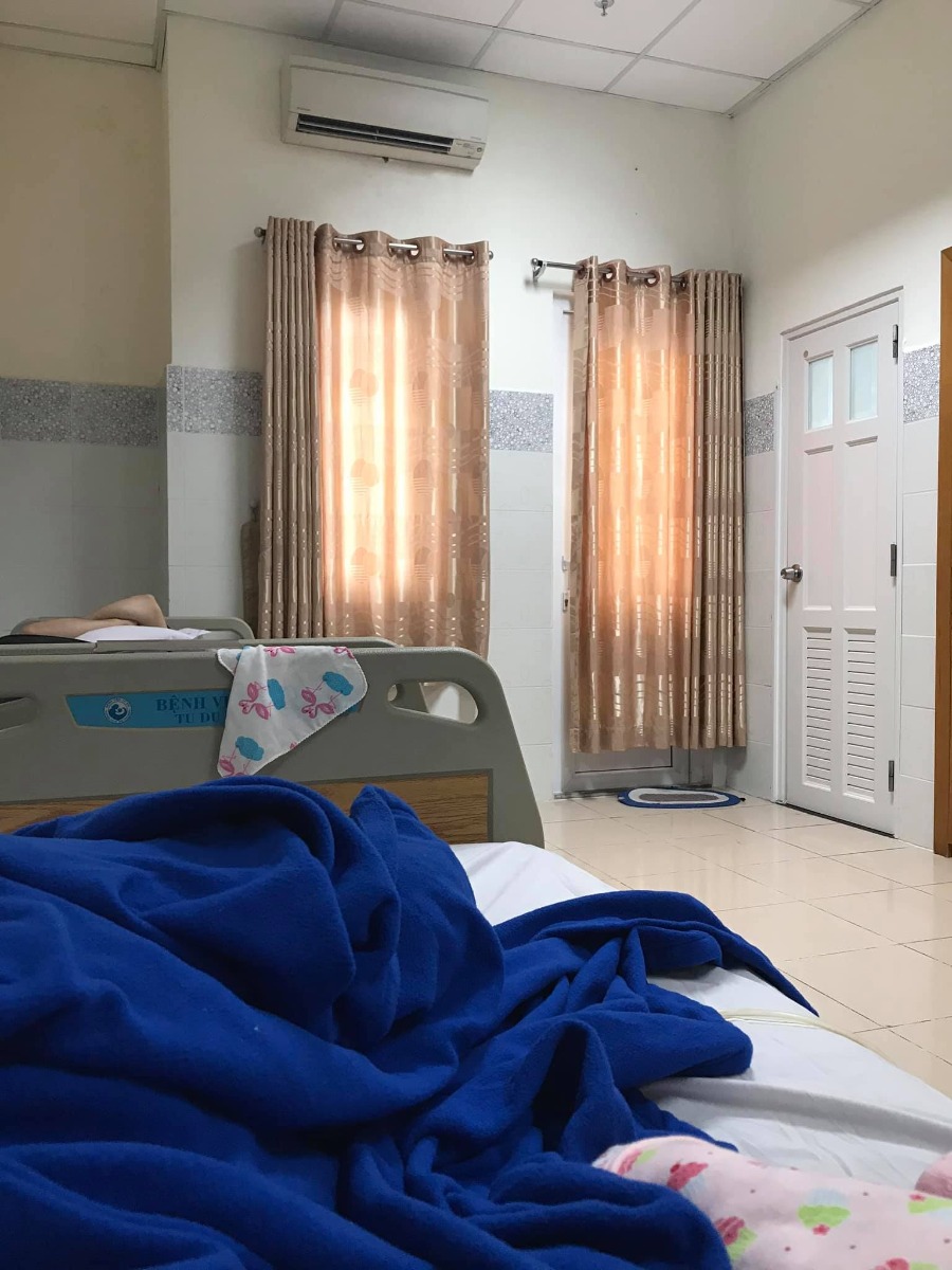 Review đi đẻ BV Từ Dũ HCM

Chào các Mom, hôm nay em mới có thời gian để review hành trình đi đẻ đầy gian nan của em.
Chuột con nhà em ds 19/9 mà 11/9 (38w6) đã ra với mẹ r. Đêm 9/9 em còn đi siêu thị đi bộ dạo dòng dòng vs chồng, cũng có cảm thấy hơi đau nhẹ nhẹ, linh tính nghĩ chắc cũng sắp đẻ ời. Về nhà nằm ngủ là em đau từng cơn nhưng nhẹ, rạng sáng 10/9 em có đau hơn xíu, chồng em thì nôn gặp con chuột này lắm vì là con so nên cứ hối fai vào viện liền. Thế là 4h sáng ngày 10/9 em với chồng đèo nhau lên viện. Lên khám nở được 1p60 thế là cho nhập sản A lúc 7h. 
Ám ảnh bắt đầu từ đây, em vào phòng nhưng ko có giường fai nằm ghế bố, đau lưng dã man ý. Hên sao đến trưa có ng đc xuất viện thế là em xí cái giường :))) đi lấy máu xét nghiệm HIV r khám trong vẫn 1p60 🥺 Tới trưa em hết đau bụng, nằm đánh 1 giấc tại cả đêm vừa đau vừa nôn nên em ko ngủ đc. Ngủ dậy đau típ, h là đau hơn lúc sáng nhưng em vẫn chịu đc. Cứ vậy 10’ 1 cơn mà ko nở thêm. 2 vợ chồng vừa nôn vừa mệt vì nằm sản A phòng 11 ng thêm ng thân ta nói nó nóng nó ồn. Bs của em là bác Giang Châu Võ đến do lúc sáng em có nt bác em theo bác cả thai kì, bác bảo mới nở 1p nếu khoẻ mai cho dề nha 😑 Đến tối 2 vợ chồng đi bộ hết cái bệnh viện cho mau nở thì em đau hơn 10’ 2 3 cơn. Khám trong đc 2p, em nản luôn, từ đó đến khuya em chán chã buồn khám trong nữa, vì cứ khám trong là em bị đau r ra máu 😭 Nguyên đêm em ko ngủ đc fai đi lên đi xuống hành lang mấy tiếng để mong cho mau nở vs đỡ đau chứ nằm nó còn đau hơn. Mà phòng em nằm có mình em đau đợi đẻ còn lại là bệnh lý nên mấy c ngủ ngon ơ còn ngáy nữa 😂 5h sáng em khám trong lần nữa do đau quá thì vẫn 2p em đi vệ sinh thì thấy bung nút nhầy. Đến 9h sáng 11/9 em đau dữ lắm ời mà fai đi siêu âm đợi lâu dã man. Về đến phòng là 10h30 bs vào khám trong nở đc 3p cho lên phòng sanh 2 vợ chồng mừng hết lớn. 
Bắt đầu bị cách ly với chồng, 1 mình bơ vơ ở phòng chờ sanh. Khi lên đó sẽ ngồi đợi ở bàn hướng dẫn, được khám trong, được hỏi sinh thường hay dịch vụ, có mua túi màu hồng ko. Em đăng kí sinh dịch vụ gia đình chọn bs Võ, em lên phòng đợi sinh là chồng em nt cho bác, 1 lúc sau bác ghé qua khám trong cho em, bác còn đùa bảo ũa chưa chịu về nữa hả, r bác khám trong bảo có dấu sanh r 3p r đợi bác đi mổ r hãy đẻ nha đừng đẻ liền 😂 đau quằn quại mà bác giỡn dui ghê 😑, em mua túi màu hồng, em ko chọn tiêm ko đau vì nghĩ em vẫn chịu đc có điều mỗi lần cơn gò tới em muốn bẻ cong mẹ nó thanh giường :))) Đăng kí xong xui được vào nằm đo Monitor vs tim thai. Em nằm đo thì lại đau ít cao lắm là 30 mấy trong khi em nhìn mấy c kế bên có khi 80 mấy, la um sùm làm em quang man ghia. Đo xong em dô trong chọn giường nằm. Em nằm mệt muốn ngủ mà nó cứ 2’ 1 cơn, lúc ko đau em ngủ, đau thì em dậy bẻ thanh giường :))) Bữa có c review bảo trong này có 3 loại đau đẻ, 1 là đau mà mặt tỉnh rụi, 2 là đau mà cố kiềm nén lâu lâu quằn quại rên khe khẽ trong miệng, 3 là la làng tr đất làm 2 loại kia quang man. Em là loại thứ 2 😆 đau dữ lắm nhưng vẫn kiềm nén chứ la làng em mắc cỡ lắm. Nằm đến 15h y tá khám nở đc 4p hỏi em có tiêm đẻ ko đau ko. Em thì đau vẫn chịu đc nhưng nghĩ 2 đêm r ko ngủ sợ ko có sức rặn con thế là đk đẻ ko đau. Lát sau đc đẩy đi tiêm, bs đến khám nở 5p 😂 Tiêm xong là 16h đúng là như đc lên thiên đường, em ko còn cảm thấy đau nữa, r đc đẩy vào phòng sanh gia đình 1 lúc sau chồng vào mua cháo cho ăn r 2 vợ chồng tâm sự đồ :)) Đến 18h30 nở đủ 10p ko đau nhưng có cơn gò vẫn cảm nhận đc, bs Võ vào bảo có cơn gò thì rặn mà tại tiêm ko đau nên em rặn đến 18h55 chuột con mới ra. Em bị rạch tầng sinh môn, vết may đc mấy c khen đẹp❤️ Xong phần đi đẻ gian nan của em 😂 
Sinh xong đc đẩy xuống phòng hậu sản, ở đây y tá mới cân bé, bé nhà em có 2kg6 mà mẹ gian nan vậy đó 🥺 21h Chồng đi đăng đi phòng khu N 1 giường 1tr5/ngày, hên sao có phòng luôn ko fai nằm hành lang. Phòng ko quá rộng nhưng đối với em là sạch sẽ đẹp đẽ rộng quá đi lâu tại hết thuốc là đau vết khâu ghê gớm. Đã vậy em còn ko tiểu đc fai đặt ống thông 😭 khổ dã man. Mấy c Y tá bảo fai đi lại nhiều ko là viêm bàng quang, sợ quá lo đi tới đi lui trong phòng dù vết thương thốn lắm. Qua ngày hôm sau đc phát viên nhét hậu môn giảm đau nhưng cảm nhận của em là ko giảm bao nhiêu hết nhưng em đi lại đc hơn hwa. Ở gần 4 ngày đc phát 3 viên nhưng em chỉ nhét 1 viên vì sợ mất sữa.Mỗi ngày đều có bs y tá tới khám cho mẹ và tắm cho bé tại phòng. Hên sao em rút ống thông tiểu r đi tiểu đc chớ ko là fai ở lại nữa.
Xuất viện chiều ngày 14/9, tổng cho quá trình vượt cạn của em là 12tr600  gồm 1 đêm ở sản A, sinh thường dịch vụ gia đình yêu cầu bs, tiêm đẻ ko đau, mua túi màu hồng, ở gần 4 ngày khu N phòng 1tr5, BH trả đc 1tr 48% do em sanh sau 24h khi nhập viện cấp cứu. Còn thêm tiền ăn của 2 vợ chồng tiền mua vitamin D3 k2 do bé em bị vàng da nhẹ.
Cảm nhận của em là y tá, hộ lý, bs ở đây đa phần là dễ thương, nhiệt tình, có ng khó nhưng cũng ko đến nỗi làm mình cảm thấy bực mình chứ làm quá là em sực lại àh. 
Cảm ơn các Mom đã đọc phần review của em ạ.