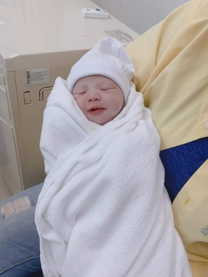 Con cảm ơn Mamibabi và các cô các bác ạ. Mẹ con mê má lúm lắm, ai có cũng xin vía cuối cùng con cũng có má lúm r ạ😍Chuột 35w đc 3,2kg rồi ạ. Tv tuần vừa r con tăng 500g ạ. 40w là đón con thôi. Mẹ nào muốn xin vía má lúm của con k ạ😍