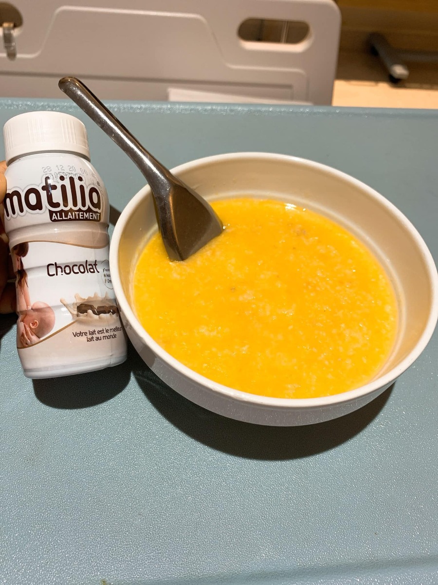 REVIEW SINH TẠI BỆNH VIỆN ĐA KHOA PHƯƠNG ĐÔNG

Hôm nay e xin phép Chia sẻ trải nghiệm đẻ mổ lần 2 tại BỆNH VIỆN ĐA KHOA PHƯƠNG ĐÔNG hôm 3/9 vừa qua nha🥰 hơi dài nha mng
E sinh bé này là bé thứ 2 và mổ chủ động lúc hơn 38w 1 chút. 
Cách bé đầu 22m. 
Bé đầu e sinh ở Hồng Ngọc nên ít nhiều e cũng có sự so sánh của riêng mình

1️⃣ TRẢI NGHIỆM ĐI KHÁM VÀ CHỐT GÓI THAI SẢN THEO DÕI TỪ TUẦN 27
Khi bắt đầu biết có thai e đã tìm hiểu các viện tư để lựa chọn, Hồng Ngọc e đã sinh bé đầu rồi và giờ e muốn chọn 1 viện tư khác, giá thành hợp lý vì lần này e k có bảo hiểm bảo lãnh.
E đặc biệt gét viện công vì đi đẻ như đi hành xác mà nói thật cũng k rẻ chút nào.
Thu Cúc e đã có dịp trải nghiệm nằm sốt xuất huyết ở đó, cũng khá ưng nhưng khi nghe tổng đài tư vấn thì chs e lại k thích nữa. 
Bv đa khoa Bảo Sơn thì cũng k đc đánh giá tốt lắm. 
Tâm Anh với Vinmec thì xa nhà e quá mà giá cũng k rẻ khi tự chi trả.
Và lúc này có mẹ giới thiệu e Bv đa khoa Phương Đông. 
E khá bất ngờ vì chưa nghe bao giờ nhưng qua tìm hiểu review thấy khá ok. 
E quyết định đến khám tuần 12 xem cơ sở vật chất, bác sỹ ra sao. 
Lúc đầu đến e hơi choáng vì viện có khuôn viên rất rộng rãi, thoáng mát, viện sạch đẹp, cở sở vật chất mới xịn xò ( bv mới mà ). 
E khám bác sỹ Bạo và hôm đấy được chị sale xếp cho siêu âm bác Thuấn ( bthg bác ý k siêu âm bao giờ ).
Sau đó e được dẫn đi tham quan khoa sản. 
Cảm nhận của e gói gọn là: ĐẸP-SẠCH SẼ -> sự lựa chọn sáng suốt trong mùa dịch Covid
Riêng ở Phương Đông ngoài tổng đài tư vấn thì có đội ngũ sale nữa. 
E rất thích vì có người chăm sóc riêng cho mình. 
Nên e chỉ làm việc đặt lịch khám qua sale thui ( ai có nhu cầu e sẽ tag chị sale nhé vì đăng lên sợ mng nói pr cho chị ý )
✖E được khuyến mại giảm 25% thì đẻ mổ lần 2 của e theo dõi từ 27w là 30tr375
Sau này có KM tốt hơn nhưng e mua từ trước rồi nên khá tiếc😭
Khi vào gói e cọc 5tr rồi đến 27w đi khám e thanh toán hết số tiền còn lại để kích hoạt gói
✖✖Viện hay có CTKM theo từng tháng, mng liên hệ với sale của viện sẽ được chăm sóc tốt hơn là gọi lên tổng đài. 

2️⃣ KÍCH HOẠT GÓI THAI SẢN và TRẢI NGHIỆM ĐI KHÁM 
Khi đến tuần 27 thì e chủ động liên hệ với chị sale để đặt lịch khám bác Bạo. 
Và e quyết định theo bác ý luôn.
Thì cứ theo lịch hẹn mà đặt lịch khám thôi ah có thể xê dịch theo ngày trực của bác sỹ. 
Đến các mốc ntn bác sỹ sẽ dặn mình.
Được xét nghiệm đường huyết, tiêm uốn ván, kiểm tra công thức máu, xn nước tiểu, siêu âm ( theo chỉ định của bác sỹ và trong gói của mình ).
Chẳng phải lo gì cả và cũng k phải lo việc đi làm hồ sơ sinh vì ở đây chỉ định hết cho mình rồi.
✖Chỉ có điều e chưa ưng lắm đó là ảnh in màu tại Phương Đông không được nét đẹp cho lắm. 
Siêu âm thì rất rõ mà in ra thì k được vậy🤣
Đến 36w e có chủ động hỏi bác Bạo về việc e muốn mổ chủ động, hỏi bác ngày 3/9 bác rảnh ko? 
Có lịch mổ trống lúc nào. 
Thì chốt mổ ca đầu lúc 8h sáng ( giờ hành chính nhé ). 
Và hoàn toàn free luôn🤣
Chứ ***Theo quy định chọn bác sỹ mổ 2tr, chọn giờ mổ 2tr ( giờ hành chính, còn ngoài giờ đắt hơn )

3️⃣ TRẢI NGHIỆM ĐI SINH TẠI PHƯƠNG ĐÔNG 
Do covid nên viện hạn chế người đưa đi sinh và chăm nên chỉ có chồng và mẹ đẻ đi cùng và khi chăm chỉ được 1 ng ở lại
Vào cổng viện rồi khai bao y tế xong cả gia đình đi thẳng lên tầng 7 khoa sản lúc 6h( có mặt trước 2h khi sinh ), rồi đi nộp hồ sơ của mẹ ( cmnd-thẻ bhyt, thẻ bh bảo lãnh nếu có, shk photo, hợp đồng thai sản ) là xong ( e k cần đóng tiền gì cả vì đã đóng hết lúc 27w rồi ).
Sau đó được dẫn đi thay váy(váy của Phương Đông rất thích luôn chất mềm mát dã man ý), đo Monitor với thụt. 
Rồi 7r được đưa xuống tầng 5 để làm thủ thuật.
Trong lúc được dẫn xuống e có dặn điều dưỡng hay y tá gì đó (người dẫn e đi) là e muốn bà ngoại đón tay xong cho con được da kề da với bố do mẹ đẻ mổ k da kề da với con được ( con e được da kề da với bố suốt 2h liền )
Bước vào phòng mổ thực sự e hơi choáng ngợp, vì phòng đẹp siêu to luôn, k có cảm giác lạnh lẽo và sợ như phòng mổ bên Hồng Ngọc. 
E k làm gói giảm đau sau sinh vì thấy bảo cứ cắm vào lưng mấy hôm liền rồi cũng k tốt nên e bảo thôi cố gắng vượt qua.
Có 1 điểm rất hay đó là Cái đèn chiếu sáng của bs lúc mổ giúp e nhìn đc 1 phần quá trình mổ🤣 khá là hay vì đoạn máu me e cũng nhắm mắt rồi😌
Lần trước đẻ k nhìn thấy gì k biết gì cứ hốt hốt, lần này ngó được tí tự dưng đỡ hốt hơn mà còn biết con mình ra đời ra sao, mẹ hi sinh vất vả ntn😩.
Vèo phát con ra đời e nhìn thấy bác sĩ cắt rốn cho con. Oe oe khóc. Xúc động ghê cơ. 
Cảm thấy được thả lỏng, con an toàn rồi mà.
E mổ bác Bạo được bác khuyến mại bóc cho xíu mỡ bụng🤣 thấy bác tỉa tỉa tí mỡ hay ho ra phết.
Lúc này đội ngũ Media hoạt động thật lực, quay quay các kiểu, xong lúc bé ra gặp mẹ còn bảo mẹ thơm bé để chụp ảnh🤣 khổ đang rơm rớm nc mắt chứ ( video quay sẽ được trả sau 1 tháng thì phải nhưng e chs e lại có sau 1 tuần lun nè mà chưa down được về để show cho mng xem )
Sau khi khâu xong e được đẩy vào phòng theo dõi ( từ lúc 9h kém 15 đến hơn 12r có người xuống đón về phòng ). 
Lần trước sau khi mổ xong e bị sốt rét, vậy mà lần này chỉ thấy ngứa ngứa thui, nên cũng đỡ mệt.
Đẩy về phòng đã thấy bà ngoại bế con rồi. 
Lúc này được ăn 1 bát cháo bí đỏ thịt lợn thì phải ( hôm đầu viện sẽ tự chọn thực đơn cho mình ). 
Eo ơi e đói dã man. 
Mà lần này mổ xong e k thấy mệt với đau như lần đầu. 
Thấy tỉnh táo lắm. 
Đương nhiên vẫn nằm truyền bất động rồi. 
Phó mặc con cho bà ngoại chăm thui chứ bố nó phải về chăm con chị ở nhà nữa.

4️⃣ TRẢI NGHIỆM NẰM VIỆN SAU SINH TẠI PHƯƠNG ĐÔNG
Vì e mổ buổi sáng nên trưa đã được về phòng nằm, phòng e nằm trong gói nên là 2 giường/ phòng
E tính đổi qua phòng đơn nhưng cứ nằm thử xem sao đã.
Phòng đẹp nhưng cảm giác hơi chật chội do cách sắp xếp. 
Tuy vậy do covid mỗi sản phụ được 1ng chăm và k cho ng lên thăm ( thay phiên chỉ 1 ng ) nên còn đỡ, chứ đông ng lên thăm thì phòng phải nói chật và sẽ cảm thấy bí.
Sản phụ sẽ có 2 bữa phụ và 2 bữa chính, e thấy đồ ăn khá là ngon, ăn ngon hơn e nằm bên Hồng Ngọc, e ăn khoẻ nên thấy k phải quá nhiều như các mẹ nói🤣
Mẹ e chỉ phải thuê giường nằm 1 tối thôi vì sản phụ nằm cùng phòng hôm sau ra viện rồi nên nhà e nằm luôn giường kia đỡ phải đổi qua phòng đơn😘
E thấy đây là điều khá dễ tính ở Phương Đông 😌 chứ các viện khác auto tính tiền.

5️⃣ THANH TOÁN 
Chi tiết như ảnh đính kèm, e thấy Phương Đông làm bảng kê như thế này rất dễ nhìn.
1 like cho Phương Đông

6️⃣ LƯU Ý KHI CHUẨN BỊ ĐỒ ĐI SINH
Ở viện có đầy đủ đồ nhưng với kinh nghiệm của e thì các mẹ vẫn nên chuẩn bị thêm:
- Bỉm cho e bé ( ở viện 4 ngày mà viện phát cho 5c/ ngày thui )
- Tầm ngày thứ 3,4 sản dịch đỡ hơn các mẹ k thích đóng bỉm có thể đóng bvs ( viện có luôn cái này các mẹ phải yêu cầu nhé )
- Chuẩn bị thêm nước rửa bình và cọ rửa cho sạch sẽ
- Khuyên các mẹ k nên chuẩn bị sữa thanh Meji vì sữa đấy pha nhiệt độ 70 xong làm nguội. 1 là k phải y tá/ điều dưỡng nào pha cũng chuẩn, 2 là con đang đói pha xong đợi nguội thì con khóc cháy nhà rồi. Nếu k muốn tốn tiền mua sữa vì k dùng hết có thể dùng sữa tại viện( Viện uống sữa Nan nhé ).
- Các mẹ muốn hút kích sữa thì nên tự mang máy hút đi vì máy ở viện e thấy cùi lắm. K có chế độ matxa nên hút khá là đau ( chị nằm cùng phòng e bảo thế ) và là máy hút đơn ( nhớ mang theo áo hút sữa rảnh tay )
Trên là trải nghiệm của e cũng như các điểm (+) khi sinh tại Phương Đông
Còn sau đây là 1 số điểm (-) nho nhỏ trong trải nghiệm của em chứ không chắc mẹ nào cũng gặp nhé ( viện nào cũng có điểm - nhưng những điểm trừ ở PĐ có thể chấp nhận được nhé )
✖Điều hoà phòng e khá là nóng, do e sinh mấy hôm trời nóng nữa nên phòng nóng lắm e phải bật cả quạt ( may phòng e có quạt ). 
Có 1 trải nghiệm khá k vui là lúc chiều phòng nóng quá, con e nằm toát hết mồ hôi nên e có hỏi y tá/ điều dưỡng gì đó ( e k nhìn được tên ) là e muốn chỉnh điều hoà thấp xuống (tại cái chị nằm cùng bảo điều khiển k chỉnh được, ở đây mặc định 27-28 độ rồi, mà chồng e bấm chs lúc ý cũng k được). 
Thì bạn kia vào chưa kiểm tra gì đã nói e thấy mát mà, bạn ý đứng ngay cửa điều hoà phả thẳng thì chả mát😤 xong xả cho e 1 tràng là đẻ xong nóng là đúng rồi bla bla, e bảo là con toát hết mồ hôi sợ ốm, thì bảo chị có biết trẻ em nằm nhiệt độ phòng 27-28 độ k? 
E đang đau mà điên quá, e gắt lên bảo bạn đã xem phòng này giờ nhiệt độ bao nhiêu chưa?
Mẹ nóng thì ksao, con nóng ốm thì ai chịu trách nhiệm. 
Bạn k xử lý được thì để nhà m tự xử lý. 
Ấy vậy còn vặn e là gia đình định xử lý ntn bla bla. 
Xong kêu để gọi bs nhi khoa ra kiểm tra. Mà phải 30-40p sau mới có bs vào hỏi. 
Thì trong time đấy nhà e đã xử lý được cái điều hoà rồi. 
Việc xử lý vấn đề của bạn này rất k chuyên nghiệp nên đây là điểm trừ đầu tiên
✖️✖️ Điểm trừ t2 vẫn liên quan đến y tá/ điều dưỡng. 
Đó là ngày ra viện của e vào chủ nhật, viện không làm thanh toán với phụ sản có BHYT/BHBL thì chỉ cần đóng tạm ứng rồi về thôi viện hẹn quay lại thanh toán sau. Thì e có hỏi 1 chị y tá/điều dưỡng (đang ở trong phòng e) là e có cần qua phòng hành chính lấy giấy tờ gì để xuống đóng tạm ứng ko, thì chị ý bảo ko cần. Trên này k giữ giấy tờ gì của e nữa. E bảo bà ngoại xuống tầng 1 đóng thì bên dưới hỏi giấy tạm ứng ko có. Họ gọi lên khoa để xác nhận số tiền đóng rồi gửi giấy cho mẹ e để mẹ e nộp trên khoa sản. 
Ấy vậy mà có 1 bà Y tá/Điều dưỡng quát mẹ e xơi xơi là ai cho phép đi đóng tiền, rồi thì biết bao nhiêu mà đóng, sao cứ phải sồn sồn lên thế. 
E nghe mẹ e kể mà cũng tức. 
Xong có 1 a bác sỹ bảo là có giấy tạm ứng đây rồi. Đóng 4tr. Bà kia mới im. 
Qua 2 trải nghiệm không vui vẻ với y tá/ điều dưỡng thì e rút ra là hiện ở Phương Đông đội ngũ y tá/điều dưỡng chưa được chuyên nghiệp, quy trình không thống nhất. 
Nhưng cũng thông cảm cho viện vì viện còn mới, sự thay đổi nhân sự nhiều dẫn đến những trải nghiệm ko vui kia. 
Tuy vậy vẫn còn rất nhiều y tá/ điều dưỡng nhiệt tình 🥰🥰🥰
✖️✖️✖️ Điểm trừ thứ 3 đó là ít nhân sự, tắm bé chỉ có 1 người thì phải nên bé nhà e có lúc đợi khá lâu, rồi có lúc gọi hỗ trợ cũng ko đc nhanh lắm vì phòng trực có 2 bạn thui ( theo như e nghe ng khác nói lại ). 
Điểm này chắc sẽ được khắc phục sớm khi viện đông hơn🤣🤣🤣
✖️✖️✖️✖️ Điểm thứ 4 đó là e thấy mấy hôm e nằm viện thì chs các bác sỹ đi khám buồng vào phòng e khá muộn, nên e cũng tiêm thuốc truyền muộn hơn, rồi thì dọn vệ sinh phòng cũng muộn. 
Như e nằm Hồng Ngọc hay Thu Cúc e thấy sáng sớm ng đi dọn vệ sinh từ sớm trước khi bác sỹ đi buồng khám rồi. 
Chắc đây cũng do ít nhân sự thôi.
Mấy điểm trừ này đều nho nhỏ nhưng đã review phải review cho hết các chị em nhỉ chứ thấy toàn khen lại hơi ảo quá.
✖️✖️✖️✖️✖️✖️ Điểm trừ thứ 5 đó là có những y tá/điều dưỡng pha sữa nhiệt độ k được chuẩn, ng này ng kia. 
Các mẹ nhớ lưu ý nhé sữa khi nhận nhé ( riêng e thì sữa pha chuẩn nha chie có sane phụ nằm trước e dính thui )
P/s: À hôm e ra viện e cũng có chứng kiến mẹ bầu đẻ thường vào nằm cùng phòng với e. 
Nghe qua chi phí các thứ e thấy đẻ thường vào đây quá hợp lý. 
Chi phí từ tuần 38 ( đã tính khuyến mại ) thì same phụ sản Hà Nội mà đi đẻ sướng tểnh đời. Mà bên này BHYT lại còn được nhiều không tính trái tuyến hay cùng tuyến đâu.
Sinh lần 3 chắc e vẫn chọn Phương Đông lúc ý e tin các điểm trừ kia sẽ được khắc phục vì các lý do khách quan như viện mới, đội ngũ y tá/điều dưỡng chắc chắn chưa thể chuyên nghiệp như mấy viện chuyên về sản khác. 

Riêng đội ngũ BÁC SỸ tại PHƯƠNG ĐÔNG thì e hoàn toàn tin tưởng🥰🥰🥰🥰