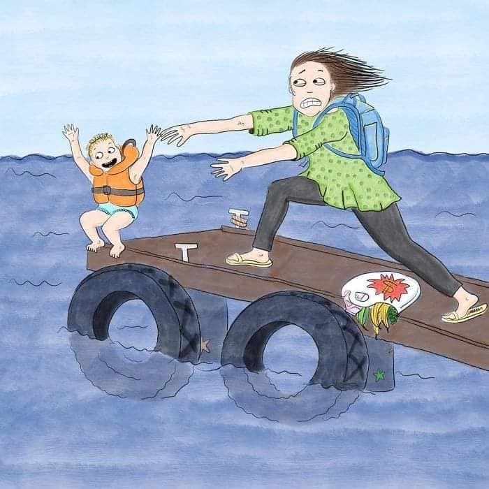 MOM NÀO BẢO Ở NHÀ CHĂM CON NHÀN VÀ SƯỚNG LẮM RA EM KỂ CHO MÀ NGHE 😂😂

Từ bao đời nay, người ta luôn mặc định mẹ ở nhà chăm con là nhàn và sướng, không phải lo đến chuyện đi làm kiếm tiền mưu sinh. Định nghĩa về công việc chăm con trong mắt mọi người đơn giản lắm, đâu có vất vả bằng 8 tiếng ngồi lì văn phòng, đầu tuần họp, cuối tuần báo cáo công việc, sáng đến đúng giờ chấm vân tay, chiều cũng không thể về sớm. Ngay cả chính phụ nữ chúng ta, khi biết có ai đó, bạn bè hay hàng xóm “được” ở nhà chăm con là trầm trồ lên đó sao.

Trong mắt mọi người, tất nhiên bao gồm cả những ông chồng, chăm con là ôm con cả ngày. Cái bọn trẻ con chưa biết đi ấy, tay chân bụ bẫm dễ thương, người thì thơm thơm mùi sữa, ôm cả ngày thì còn gì sung sướng, nhàn hạ bằng.

Nhàn và sướng như vậy nên nếu:

- Ở nhà chăm con mà để nhà cửa bừa bộn, quần áo quên chưa cho vào máy giặt giặt thì sẽ bị hỏi “cả ngày làm việc gì mà để nhà cửa thế này?”.

- Ở nhà chăm con mà chồng nhắn tin, gọi điện chưa trả lời ngay, thì sẽ bị thắc mắc “không biết làm gì mà không nghe máy?”.

- Ở nhà chăm con mà đầu tóc bù xù, quần áo luộm thuộm, thì sẽ bị nói “không biết tự chăm lo cho bản thân, không biết sắp xếp thời gian”.

- Ở nhà chăm con mà cuối ngày chồng về mặt khó chịu, cáu kỉnh, thì sẽ bị mắng “chồng đi làm về mệt không được một lời hỏi han”.

Chăm con cụ thể là công việc gì mà ai cũng bảo là nhàn vậy?

Chăm con hay trông con cụ thể bao hàm những công việc gì? Mà ai cũng trầm trồ, ngưỡng mộ vì là nhàn, vì là sướng. Vâng chúng tôi sướng lắm! Chăm con là tổng hòa của nhiều công việc ai cũng bảo là dễ và vụn vặt ấy.

Chăm con là cho con bú, cho con ăn, vệ sinh cho con, tắm cho con, chơi với con, bế con khi con muốn, nói chuyện với con khi con cần, thức đêm cùng con khi con không chịu ngủ. Chăm con còn là dọn dẹp nhà cửa, chăm con còn là phải luôn vui vẻ, tinh thần thoải mái để đủ sữa cho con.
Chăm con là tắm, là vệ sinh cá nhân thật nhanh, là bật dậy như lò xo khi nghe tiếng con khóc, ọ ọe bên tai. Chăm con là những giấc ngủ lơ mơ, tự dặn mình không được ngủ sâu giấc, còn dậy cho con bú, còn xem con có ra mồ hôi không, còn phải đắp chăn cho con nhỡ con bị lạnh.

Khi con đang ở giai đoạn sơ sinh, người ta sẽ nói “tầm này vẫn chưa vất đâu, giờ nó toàn ngủ và ti mẹ, mẹ tha hồ mà nằm chơi”. Nhưng họ đâu biết rằng một ngày đứa trẻ sơ sinh đại tiện, tiểu tiện bao nhiêu lần và người mẹ khi con ngủ thì còn phải tranh thủ giặt giũ, nấu nướng, dọn dẹp nhà cửa. Rồi còn nhiều vấn đề xảy đến mà mẹ phải một mình xoay xở như con nôn trớ, con bị táo bón, con hắt hơi sổ mũi, con bị rôm sẩy, con bỗng nhiên bỏ bú, con bỗng nhiên ngủ ngày chơi đêm…

Cứ thử trải qua 8 tiếng ở công sở và 8 tiếng ở nhà trông con, xem thời gian nào trôi đi nhanh hơn. Chưa hết đâu, đêm đến các ông chồng được ngủ trọn giấc, mà nếu con có khóc thì cũng trùm chăn kín mít để giấc ngủ không bị ảnh hưởng. Còn một mẹ một con cứ thế hết ôm nhau rồi chơi với nhau cho đến tận sáng.

Khi con đến tuổi ăn dặm, thì công việc vất vả nhất mà người mẹ phải làm là tìm ra phương pháp ăn phù hợp với con. Nhưng thực tế công việc này chưa vất vả bằng việc phải đứng ra bảo vệ chính kiến trước lời khuyên chẳng đâu vào đâu của mọi người xung quanh. Nếu con bụ bẫm thì không sao, con mà “còi” mặc dù nó nhanh nhẹn thì kiểu gì cũng bị mắng xối xả, “có mỗi việc cho nó ăn mà cũng không xong”, “để con còi dí thế à”, “chăm con kiểu gì vậy”.

Đến lúc con biết đi, chuyển sang ăn cơm, nói được nhiều hơn, thì người mẹ lại phải lo dạy con thế nào, đối phó với những khủng hoảng của con ra sao. Khi ấy con không vâng, ạ, dạ, thưa với người lớn, con ngang bướng, ương ngạch, nghịch ngợm thì cũng đổ lỗi hết lên đầu người mẹ rằng “mẹ không biết dạy con”, “con hư tại mẹ”.

Nếu ai thắc mắc vợ ở nhà làm gì thì hãy thử dành 1 ngày ở nhà chăm con toàn thời gian, nếu không thì thử thức một đêm chơi với con, sẽ có câu trả lời ngay. Đảm bảo các ông chồng sẽ sợ “xanh mặt”, thà đi làm còn hơn phải ở nhà chơi với con. Khi đã hiểu rồi thì xin đừng quát tháo, so bì hay coi thường những người làm mẹ. Họ thực sự là “siêu nhân” đấy, không phải người bình thường đâu!

- Illustration by Jade Nordahl