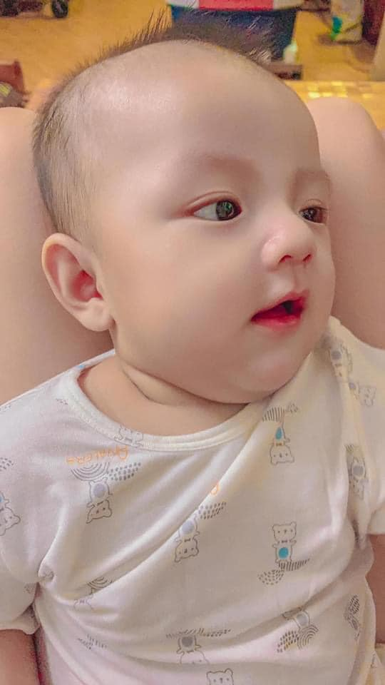 Mom nào xin vía mũi cao da trắng thì vào ngay và luôn ạ 🤣🥰😍
Cũng là sức mạnh của thai giáo đó mom ơi, yêu em, dành hết tình cảm cho em, em ra đời sẽ được như ý muốn mom nha 😍