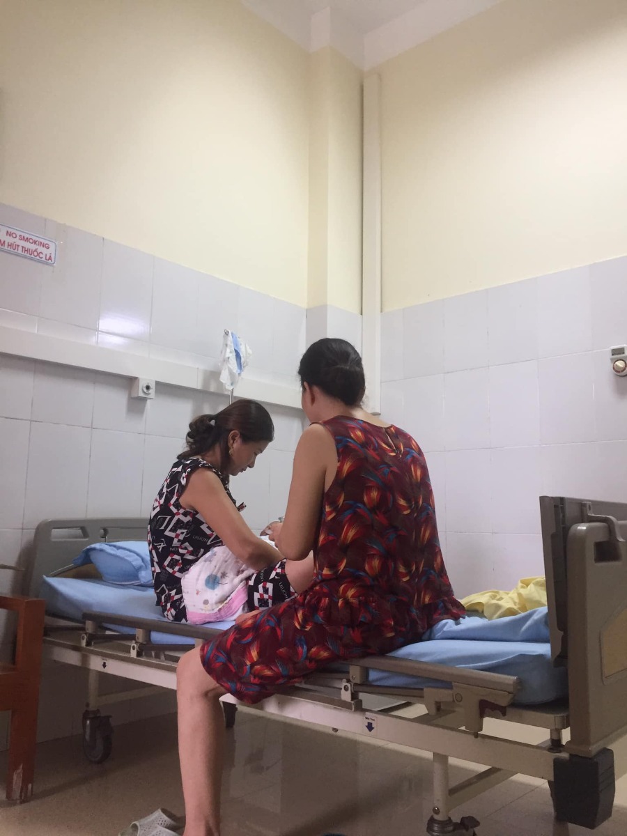 REVIEW ĐẺ TẠI BỆNH VIỆN SẢN NHI QUẢNG NINH

Là kỉ niệm KHÔNG THỂ QUÊN trong cuộc hành trình Sinh Em Bé trong cái tuổi23!
38 tuần đúng đi tắm thấy ra nước lạ!Cứ ra như kiểu đái hộ!tập đầu mà k rõ ntn🥵
Đi siêu âm ngay gần nhà!cơm chưa kịp ăn 🤦‍♀️
Mẹ và chồng đưa đi siêu âm rồi về sắp đồ xuống luôn bệnh viện!
Bắt đầu thủ tục thăm khám,lấy máu,nước tiểu!
Tiếp theo là lên nằm theo dõi đợi dấu hiệu khác để đẻ!

ĐAU BỤNG NHẸ từ 2h đêm 08/09
Sáng 09/09 6h thụt phân và truyền kích đẻ!
6h sáng 09/09 cho đến 17h29 mới sinh Mun trong tình trạng cứ nằm truyền kích đẻ-tiêm giảm đau,chạy máy...cứ nằm ngửa gần 12 tiếng tã hết người!
Trong khi từ đêm 08 đến sáng và chiều 09 lườm lượp người đẻ còn e cứ tình trạng nằm ngửa đợi cơn đẻ🤦‍♀️🤦‍♀️🤦‍♀️
Cảm giác chờ đợi cơn đẻ người tạo nó mệt mỏi và rối bời khi lườm lượp các mom sinh ra e bé còn mình cứ nằm đó!
Mẹ đẻ mẹ chồng cứ đợi từ sáng đến chiều mới được đón cháu trong khi con gái-con dâu là tình trạng kích đẻ vì vỡ ối non!
Cuối cùng nhờ các bác sĩ ca thứ3 mình mới sinh e bé và có cả bác sĩ Ngợi đỡ đẻ mát tay!
Phòng ở sạch sẽ-người dọn dẹp vui tính,các nhân viên và bác sĩ y tá đều vui vẻ nhiệt tình!
Sau cuộc vượt cạn lần đầu gian nan ấy mới thấy nhiều mom cũng rất giỏi!
Chúc các mom luôn mạnh khỏe vui vẻ hạnh phúc bên con yêu và luôn giữ kỉ niệm khó quên này!