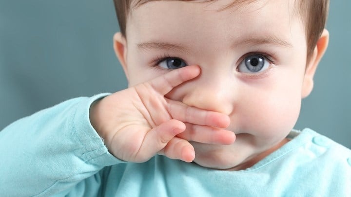 ĐÁNH TRẺ - HÃY DỪNG NGAY TRƯỚC KHI BẠN NHẬN RA LÀ MỘT TỘI ÁC.

"Dạy con ra trò với những hình phạt đánh, mắng chửi" là một cách làm hoàn toàn không khoa học. Trên thực tế, nếu nhìn vào khía cạnh phân tích não bộ, các việc làm trên sẽ ví như 1 "cơn sang chấn động đất" đủ mạnh có thể gây tổn thương 1 phần não bộ. Vết thương hằn trên da thịt bé sẽ lành, nhưng vết nứt và sự đứt gãy trong các liên kết tế bào thần kinh ở một vùng nào đó trong não bộ sẽ là khiếm khuyết theo bé cả đời. Có những khiếm khuyết phát triển thành tự kỉ, overactive (kích động); ám ảnh tự chỉ thị. Những hậu quả này sẽ diễn ra trong bóng tối của não bộ, và từ từ hiện ra khi bé lớn hơn, khi lập gia đình. Ví dụ, một bé gái từ nhỏ bị cha ngược đãi, hay say rượu đánh mẹ và bé. Bé lớn bình thường, học giỏi, thành đạt, nhưng khi lập gia đình, đời sống vợ chồng làm tái hiện lại khoảnh khắc bạo hành ngày xưa (do một phần não bộ đứt gẫy và nằm khuất sau nhiều năm), cô bé trở nên dễ bất hòa với chồng, và hay gay gắt với con cái. Hậu quả là gia đình tan rã. Nếu nhìn lại con số thống kê khoa học trong 20 năm gần đây, con số tan rã gia đình do có tiền sử bạo hành trong tuổi thơ các bé là con số đáng báo động.

NÃO TRẺ LÀ MỘT BỨC TRANH CỦA NHỮNG MẢNH GHÉP
Đây là một ví dụ mà tôi tin chắc rằng bạn nào cũng từng trải nghiệm, mà mang lại cho bạn 1 chuỗi cung bậc cảm xúc từ THÍCH - TÒ MÒ - NHÀM CHÁN - BỰC NHỌC - BÙNG NỔ.

Trong khi đó, trẻ con cũng có cung bậc cảm xúc giống bạn trong vi dụ này, nhưng cung bậc của bé là như thế này: THÍCH 1 - TÒ MÒ - THÍCH 2 - TÒ MÒ - THÍCH 3 - TÒ MÒ -THÍCH 4 -... - THÍCH ĐỦ.
Ví dụ tôi sẽ đưa ra là: Chắc bạn đã từng tò mò hỏi "Tại sao con tôi cứ chạy lòng vòng từ chỗ tôi ngồi đến 1 cái bàn lên 2 bậc thang cười ở đó, rồi chạy xuống cười với tôi một cách thích thú. Ban đầu tôi rất vui vì bé vui, nhưng bé làm cả chục lần như vậy. Đối với bé, bé vui mỗi lần quay lại vì mỗi lần bé ghép 1 ảnh trong não bộ, do đó mỗi chuỗi quay lại bé cảm thấy vui khác nhau và không nhàm chán. Đối với tôi, tôi thấy hơi chán, mà có vẻ làm phiền những người xung quanh, tôi lo sợ ánh mắt mọi người nhìn tôi và bé kì dị, do đó, tôi ngăn bé làm. Bé vẫn làm, tôi giữ bé lại, bé khóc, đẩy tôi ra. Tôi giận hơn, dùng dằng bé hơn và kết thúc một câu nói " im ngay, về chỗ ngồi, nếu không, đi về nhà ngay ". Bé khóc, tôi bế xốc bé về và còn hăm dọa bé "về nhà sẽ cho ăn roi".

ĐỂ CON NGOAN...
Cha mẹ có nên nghiêm khắc với trẻ khi trẻ ương bướng không?
Câu trả lời là nên, nhưng không phải theo cách phạt hay mắng. GS. Glaser, BV Great Ormond Street từng nhấn mạnh: Nếu cha mẹ nào nghĩ phạt và la mắng là làm bé ngoan hơn là một suy nghĩ nên bỏ hoặc dừng lại vì nó không khác gì một tội ác, nhưng lại không có tính răn đe hay giáo dục.

ĐỐI VỚI TRẺ DƯỚI 3 TUỔI:
Trẻ không thể phân biệt đúng sai, do đó cha mẹ đừng cố gắng làm điều này. Cha mẹ nên tạo một chuỗi lập lại 1 cách xử lý để thể hiện điều cha mẹ không muốn và muốn trẻ làm vì lúc này não trẻ là bức tranh ghép. Mỗi ngày một ảnh ghép lại, đến khi ghép đủ 1 bức tranh thì trẻ sẽ phản ứng. Điều này là cho trẻ hiểu được điều mà cha mẹ hài lòng và không hài lòng. Trẻ sẽ ngoan hơn.

ĐỐI VỚI TRẺ LỚN HƠN 3 TUỔI:
Trẻ có thể hiểu đúng sai. Bạn nên giải thích mỗi lần bé làm sai và ngăn việc bé làm sai bằng cách đưa bé ra khỏi khu vực bé đang làm sai. Nếu bé khóc thì để bé khóc, bạn hãy đi làm một việc khác. Khi bé bình tĩnh hơn, bạn hãy cho bé biết điều bé làm sai và tại sao bạn không đồng ý.

Đối với các bé "cứng đầu", bạn đừng tranh cãi hay cố giải thích khi bé cứng đầu. Bạn nên im lặng, và cho bé "chỉ lệnh" về thời gian kết thúc để bé suy nghĩ đến việc kết thúc hành động nào đó. Có thể dùng tiếng chuông điện thoại để làm vật nhắc nhở về thời gian. Sau đó, cho bé sự lựa chọn để bé có thời gian lựa chọn. Hãy luôn cho bé thời gian giải thích và lựa chọn, và nếu sự lựa chọn bắt đầu khó kết thúc, thì bạn vẫn kết thúc dù tình huống có sự đồng ý của trẻ hay không khi chỉ lệnh đã đưa ra.

Ví dụ: Con có 5 phút nữa để dẹp đồ chơi, bây giờ con nên sắp xếp chơi để kết thúc trong 5 phút cuối của con nhé --> Đó là chỉ lệnh. Khi chỉ lệnh qua, bạn nên kết thúc trò chơi và hỏi bé muốn dẹp cùng mẹ không. Nếu bé vẫn không muốn dẹp cùng bạn hoặc không đồng ý dẹp, bạn vẫn đi dẹp đồ chơi.

Nhiều bạn sẽ thắc mắc: Liệu khi nào cần đưa hình phạt cho trẻ. VD. Nếu không dẹp trong 5 phút sẽ không được chơi 1 ngày. Thực ra việc đưa hình phạt là chúng ta không thực sự phạt trẻ, mà đó là cách chúng ta cho trẻ 1 cách lựa chọn khó hơn khi phải buộc trẻ bắt đầu nghĩ về nó. Nếu suy nghĩ theo cách này, bạn sẽ cảm thấy nhẹ nhàng hơn. Nguyên tắc chung luôn lấy trẻ làm trung tâm và chịu trách nhiệm cho mọi hành vi của trẻ. Do đó, tùy vào mỗi tình huống mà bạn sẽ thay đổi cách ra điều kiện lựa chọn. Hơn hết là sự kiên định trong mọi sự thực thi của bạn. Chính điều này mới là chìa khóa thành công.

3 PHÚT - LÀM BẠN TUYỆT VỜI
Không ai có thể cản được ngọn lửa trong bạn khi bạn giận dữ, lúc bạn cảm thấy mệt mỏi, lúc bạn cảm thấy quá phiền phức với sự ương bướng của trẻ. Có một cách đơn giản bạn chỉ cần nghĩ đến: Hãy thoát ra cảm xúc đó bằng cách vứt bỏ tình huống, chạy ra khỏi trẻ chỉ 3 phút, bạn sẽ bình tĩnh hơn. 3 PHÚT bình tâm sau cơn giận dữ là chìa khóa mang đến tương lai của con bạn và là cánh cổng đóng sập lại tội ác bạo hành của bạn lên con mình.