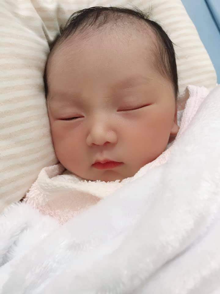 Sam đã gặp ba mẹ được 6d rồi. Trộm vía, em ngoan lắm, chỉ ti xong là ngủ. Mẹ thương em lắm vì mẹ k đủ sữa cho em. Cả quá trình em ra với mẹ cũng nhanh lắm ạ. Ngày sanh em mẹ vẫn đi làm bình thường. Tối về thấy có đau lưng nhưng mà mẹ vẫn tắm rửa rồi đi ngủ. 3h sáng dậy đi vệ sinh thì thấy có xuống máu báo. Vậy là mẹ biết em sắp ra với ba mẹ rồi nhưng mà mẹ vẫn vào giường nằm k gọi ba dậy vì biết ba đi làm mệt. Mẹ nằm mẹ lo lắm. Mẹ không ngủ được. Sáng dậy mẹ vẫn đi chợ nấu ăn cho cả nhà rồi mới lên viện khám. Lúc đó tầm 8h30 mẹ cũng chưa thấy đau gì nhiều. Bs nói mở 3 phân rồi nên làm thủ tục nhập viện. Tầm 10h Mẹ vào đo tim thai theo dõi rồi bác sĩ khám lại nói mở 6p. Lúc đó mẹ cảm thấy đau nhiều nhiều nhưng mẹ với em cùng nhau cố gắng. Tầm 30p sau bác sĩ bảo mẹ mở đủ 10 phân và chuẩn bị sanh em. Mẹ sanh em nhanh lắm. Nhưng vì tập đầu  mẹ chưa biết cách lấy hơi nên mẹ hơi đuối. Mẹ cố gắng điều chỉnh lại nhịp thở và chờ cơn gò rồi mẹ rặn 3 hơi là em đã ra với mẹ rồi. Mẹ yêu em lắm ❤️❤️