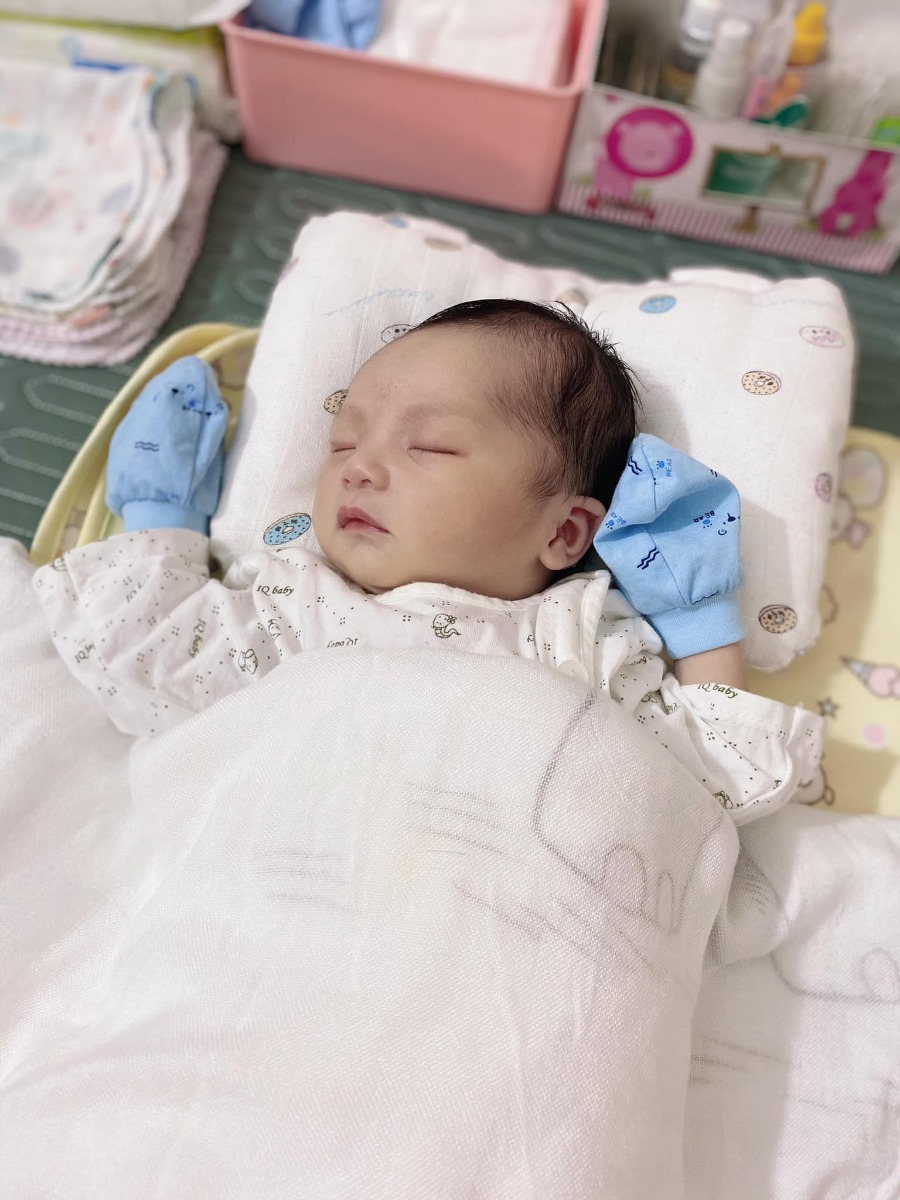 Review Đi Đẻ Phụ sản Hải Phòng - Kinh nghiệm đi đẻ ở bệnh viện Phụ sản Hải Phòng

Chào các mom e đẻ bé đc 12Days thấy các mom đag tìm hiểu về BVPS e có vài lời review 
- 39w5 Em đau râm ran từ đêm hôm trước đau kiểu đầy bụng ấy . Sáng hôm sau e đau theo cơn kiểu đau đến ngày nhưng k ra thăm hay gì. E còn tranh thủ ngủ buổi sáng đến chiều Ck e dục đi khám xem sao . 
13h chiều vk ck e lên khoa cấp cứu bs khám bảo mở 1p rồi vào siêu âm. 
Lúc siêu âm bs bảo 1 bên ối ít rồi e bảo e có thấy ra ối đâu nhỉ thế mà đứng dậy quần e ướt thì ra là rỉ ối. Em nhập viện luôn vì bsi bảo dễ bị suy tim . Lên e k kịp xin giấy chuyển viện 

Em vào phòng chờ sinh lúc 15h vẫn mở 1p . Thấy các c nằm chờ đẻ sợ dã man . Xong k đc cho ng nhà vào nằm đấy tủi thân khóc xong ngủ quên mất :)) 

Bsi bảo vê đầu ti thì nhanh đẻ . Em đc trộm vía k đau em mở 7p vẫn nằm ngủ 🤦🏼‍♀️. Em nằm đấy xong các c đi đẻ hết e vẫn nằm . Tử cung e dầy lên y tá tiêm thuốc dã tử cung . Em là đứa sợ tiêm lên nhìn mũi tiêm e sợ vcd nhưng đc 3 chị y tá ra dỗ dành 🤪🤪. Lên tiêm ok hơi tê 1 chút . Tuy ở trong đấy k có ng nhà nhưng y tá nhẹ nhàng cần nước có nước cần sữa có sữa cần cháo lại có cháo :)) ỉa đái tại giường có ng bưng bô . 
E được tiêm và chuyển kích đẻ vì tử cung e mở lâu và tử cung dầy
E nằm từ 15h-2h sáng lên em đc tiếp xúc với 2 êkip chiều vs đêm . Chiều thì ng nhà k vào đc còn tối ng nhà e thi thoảng vẫn chạy vào y tá cũng đồng ý cho gặp 1 chút. 

Tuy k đau đẻ nhưng dặn ngu lên con em tí ngạt . Bé sinh xong phải đưa đi thở oxy. Lúc sinh xong e nằm phòng hậu phẫu được đút y tá đút cháo cho ăn :)) 
Sau 6h nằm theo dõi e được chuyển lên khoa sản 1 tầng 6 . 
Phòng em là phòng thường vì hết phòng y cầu lên bsi bảo nằm tạm t2 mới có phòng . Nhưng phòng thường của em 3 người thoáng và sạch sẽ . E đẻ xong cũng k đau lên e đi lại đc luôn nhà vệ sinh ngoài cũng ksao đi lại cho hết sản dịch . 

Nằm trên khoa y tá vào rửa vệ sinh 2 lần / ngày . Sáng các y tá đón bé đi tắm . Bsi y tá vào tiêm và ktra vết thương vào buổi sáng. Nói chung là nhẹ nhàng cần gì cứ gọi y tá là có hết. 

Con e thở oxy lên nằm dưới khoa sơ sinh 2 ngày và 2 ngày chiếu đèn. Lên e đi đẻ như đi du lịch mặc dù đẻ thường nhưng e vẫn phải ở viện 5n chờ con 

- Bh trái tuyến lúc vào đóng 4tr. Về trả 900k ( bao gồm cả lấy máu gót chân )
- lúc đẻ y tá gọi ck vào xin thẳng 1tr . Ck e cho 1tr5 . Và lúc y tá bế bé ra ck em cho 500k. 
- vì bé nằm dưới sơ sinh e đki bế bé lên gặp mẹ mất 300k 🙂 gặp đc 5-10p. 
- sau hôm ấy e đki cho con bú và gửi sữa cho bé 300k/2 ngày. Gặp bé vào lúc 5h30 và 8h30 gửi sữa thì 3h/1lần. 
- khi về cảm ơn khoa 300k. 

Vì bé ở dưới khoa sơ sinh lên e buộc phải mua bỉm với sữa theo viện. 
Sữa mẹ sữa tắm con sữa tắm mẹ các thứ k ai ép mua tuỳ mình . 
Khi về phải mua D3 cho con để ngta kí giấy cho về :)) 
Thuốc mẹ mua hay k thì tuỳ . 
Ở viện cho mượn sẵn tã với phích nước. Ở ngay ngoài hành lang có nước nóng lạnh chỉ cần mang phích ra lấy . 
Chung quy thái độ phục vụ đã cải thiện . Chuyên môn tốt . Giá cả ngang với đẻ dịch vụ.
- còn về phần thủ tục nhận viện mình thấy đơn giản k có gì là khó khăn cả . Viết giấy điền tên với cmt . Nếu phân mở to rồi thì ck viết . 
Lên đến phòng đẻ chỉ lấy máu và thụt hậu môn thôi. K có gì là lằng nhằng cả . 
Mình tử cung dầy con đầu cao cạn ối vẫn đẻ thường thành công .
- À lúc mình khâu đc tiêm thuốc tê . Bsi còn hỏi mình nếu đau thì bảo để tiêm thêm . Lúc khâu bsi rất nhẹ nhàng hỏi han có đau hay tức gì k nhé