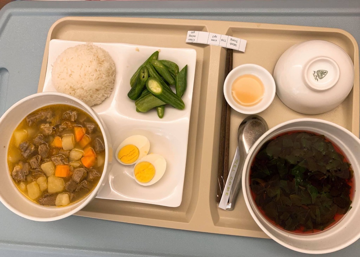 REVIEW SINH TẠI BỆNH VIỆN ĐA KHOA PHƯƠNG ĐÔNG

Hôm nay e xin phép Chia sẻ trải nghiệm đẻ mổ lần 2 tại BỆNH VIỆN ĐA KHOA PHƯƠNG ĐÔNG hôm 3/9 vừa qua nha🥰 hơi dài nha mng
E sinh bé này là bé thứ 2 và mổ chủ động lúc hơn 38w 1 chút. 
Cách bé đầu 22m. 
Bé đầu e sinh ở Hồng Ngọc nên ít nhiều e cũng có sự so sánh của riêng mình

1️⃣ TRẢI NGHIỆM ĐI KHÁM VÀ CHỐT GÓI THAI SẢN THEO DÕI TỪ TUẦN 27
Khi bắt đầu biết có thai e đã tìm hiểu các viện tư để lựa chọn, Hồng Ngọc e đã sinh bé đầu rồi và giờ e muốn chọn 1 viện tư khác, giá thành hợp lý vì lần này e k có bảo hiểm bảo lãnh.
E đặc biệt gét viện công vì đi đẻ như đi hành xác mà nói thật cũng k rẻ chút nào.
Thu Cúc e đã có dịp trải nghiệm nằm sốt xuất huyết ở đó, cũng khá ưng nhưng khi nghe tổng đài tư vấn thì chs e lại k thích nữa. 
Bv đa khoa Bảo Sơn thì cũng k đc đánh giá tốt lắm. 
Tâm Anh với Vinmec thì xa nhà e quá mà giá cũng k rẻ khi tự chi trả.
Và lúc này có mẹ giới thiệu e Bv đa khoa Phương Đông. 
E khá bất ngờ vì chưa nghe bao giờ nhưng qua tìm hiểu review thấy khá ok. 
E quyết định đến khám tuần 12 xem cơ sở vật chất, bác sỹ ra sao. 
Lúc đầu đến e hơi choáng vì viện có khuôn viên rất rộng rãi, thoáng mát, viện sạch đẹp, cở sở vật chất mới xịn xò ( bv mới mà ). 
E khám bác sỹ Bạo và hôm đấy được chị sale xếp cho siêu âm bác Thuấn ( bthg bác ý k siêu âm bao giờ ).
Sau đó e được dẫn đi tham quan khoa sản. 
Cảm nhận của e gói gọn là: ĐẸP-SẠCH SẼ -> sự lựa chọn sáng suốt trong mùa dịch Covid
Riêng ở Phương Đông ngoài tổng đài tư vấn thì có đội ngũ sale nữa. 
E rất thích vì có người chăm sóc riêng cho mình. 
Nên e chỉ làm việc đặt lịch khám qua sale thui ( ai có nhu cầu e sẽ tag chị sale nhé vì đăng lên sợ mng nói pr cho chị ý )
✖E được khuyến mại giảm 25% thì đẻ mổ lần 2 của e theo dõi từ 27w là 30tr375
Sau này có KM tốt hơn nhưng e mua từ trước rồi nên khá tiếc😭
Khi vào gói e cọc 5tr rồi đến 27w đi khám e thanh toán hết số tiền còn lại để kích hoạt gói
✖✖Viện hay có CTKM theo từng tháng, mng liên hệ với sale của viện sẽ được chăm sóc tốt hơn là gọi lên tổng đài. 

2️⃣ KÍCH HOẠT GÓI THAI SẢN và TRẢI NGHIỆM ĐI KHÁM 
Khi đến tuần 27 thì e chủ động liên hệ với chị sale để đặt lịch khám bác Bạo. 
Và e quyết định theo bác ý luôn.
Thì cứ theo lịch hẹn mà đặt lịch khám thôi ah có thể xê dịch theo ngày trực của bác sỹ. 
Đến các mốc ntn bác sỹ sẽ dặn mình.
Được xét nghiệm đường huyết, tiêm uốn ván, kiểm tra công thức máu, xn nước tiểu, siêu âm ( theo chỉ định của bác sỹ và trong gói của mình ).
Chẳng phải lo gì cả và cũng k phải lo việc đi làm hồ sơ sinh vì ở đây chỉ định hết cho mình rồi.
✖Chỉ có điều e chưa ưng lắm đó là ảnh in màu tại Phương Đông không được nét đẹp cho lắm. 
Siêu âm thì rất rõ mà in ra thì k được vậy🤣
Đến 36w e có chủ động hỏi bác Bạo về việc e muốn mổ chủ động, hỏi bác ngày 3/9 bác rảnh ko? 
Có lịch mổ trống lúc nào. 
Thì chốt mổ ca đầu lúc 8h sáng ( giờ hành chính nhé ). 
Và hoàn toàn free luôn🤣
Chứ ***Theo quy định chọn bác sỹ mổ 2tr, chọn giờ mổ 2tr ( giờ hành chính, còn ngoài giờ đắt hơn )

3️⃣ TRẢI NGHIỆM ĐI SINH TẠI PHƯƠNG ĐÔNG 
Do covid nên viện hạn chế người đưa đi sinh và chăm nên chỉ có chồng và mẹ đẻ đi cùng và khi chăm chỉ được 1 ng ở lại
Vào cổng viện rồi khai bao y tế xong cả gia đình đi thẳng lên tầng 7 khoa sản lúc 6h( có mặt trước 2h khi sinh ), rồi đi nộp hồ sơ của mẹ ( cmnd-thẻ bhyt, thẻ bh bảo lãnh nếu có, shk photo, hợp đồng thai sản ) là xong ( e k cần đóng tiền gì cả vì đã đóng hết lúc 27w rồi ).
Sau đó được dẫn đi thay váy(váy của Phương Đông rất thích luôn chất mềm mát dã man ý), đo Monitor với thụt. 
Rồi 7r được đưa xuống tầng 5 để làm thủ thuật.
Trong lúc được dẫn xuống e có dặn điều dưỡng hay y tá gì đó (người dẫn e đi) là e muốn bà ngoại đón tay xong cho con được da kề da với bố do mẹ đẻ mổ k da kề da với con được ( con e được da kề da với bố suốt 2h liền )
Bước vào phòng mổ thực sự e hơi choáng ngợp, vì phòng đẹp siêu to luôn, k có cảm giác lạnh lẽo và sợ như phòng mổ bên Hồng Ngọc. 
E k làm gói giảm đau sau sinh vì thấy bảo cứ cắm vào lưng mấy hôm liền rồi cũng k tốt nên e bảo thôi cố gắng vượt qua.
Có 1 điểm rất hay đó là Cái đèn chiếu sáng của bs lúc mổ giúp e nhìn đc 1 phần quá trình mổ🤣 khá là hay vì đoạn máu me e cũng nhắm mắt rồi😌
Lần trước đẻ k nhìn thấy gì k biết gì cứ hốt hốt, lần này ngó được tí tự dưng đỡ hốt hơn mà còn biết con mình ra đời ra sao, mẹ hi sinh vất vả ntn😩.
Vèo phát con ra đời e nhìn thấy bác sĩ cắt rốn cho con. Oe oe khóc. Xúc động ghê cơ. 
Cảm thấy được thả lỏng, con an toàn rồi mà.
E mổ bác Bạo được bác khuyến mại bóc cho xíu mỡ bụng🤣 thấy bác tỉa tỉa tí mỡ hay ho ra phết.
Lúc này đội ngũ Media hoạt động thật lực, quay quay các kiểu, xong lúc bé ra gặp mẹ còn bảo mẹ thơm bé để chụp ảnh🤣 khổ đang rơm rớm nc mắt chứ ( video quay sẽ được trả sau 1 tháng thì phải nhưng e chs e lại có sau 1 tuần lun nè mà chưa down được về để show cho mng xem )
Sau khi khâu xong e được đẩy vào phòng theo dõi ( từ lúc 9h kém 15 đến hơn 12r có người xuống đón về phòng ). 
Lần trước sau khi mổ xong e bị sốt rét, vậy mà lần này chỉ thấy ngứa ngứa thui, nên cũng đỡ mệt.
Đẩy về phòng đã thấy bà ngoại bế con rồi. 
Lúc này được ăn 1 bát cháo bí đỏ thịt lợn thì phải ( hôm đầu viện sẽ tự chọn thực đơn cho mình ). 
Eo ơi e đói dã man. 
Mà lần này mổ xong e k thấy mệt với đau như lần đầu. 
Thấy tỉnh táo lắm. 
Đương nhiên vẫn nằm truyền bất động rồi. 
Phó mặc con cho bà ngoại chăm thui chứ bố nó phải về chăm con chị ở nhà nữa.

4️⃣ TRẢI NGHIỆM NẰM VIỆN SAU SINH TẠI PHƯƠNG ĐÔNG
Vì e mổ buổi sáng nên trưa đã được về phòng nằm, phòng e nằm trong gói nên là 2 giường/ phòng
E tính đổi qua phòng đơn nhưng cứ nằm thử xem sao đã.
Phòng đẹp nhưng cảm giác hơi chật chội do cách sắp xếp. 
Tuy vậy do covid mỗi sản phụ được 1ng chăm và k cho ng lên thăm ( thay phiên chỉ 1 ng ) nên còn đỡ, chứ đông ng lên thăm thì phòng phải nói chật và sẽ cảm thấy bí.
Sản phụ sẽ có 2 bữa phụ và 2 bữa chính, e thấy đồ ăn khá là ngon, ăn ngon hơn e nằm bên Hồng Ngọc, e ăn khoẻ nên thấy k phải quá nhiều như các mẹ nói🤣
Mẹ e chỉ phải thuê giường nằm 1 tối thôi vì sản phụ nằm cùng phòng hôm sau ra viện rồi nên nhà e nằm luôn giường kia đỡ phải đổi qua phòng đơn😘
E thấy đây là điều khá dễ tính ở Phương Đông 😌 chứ các viện khác auto tính tiền.

5️⃣ THANH TOÁN 
Chi tiết như ảnh đính kèm, e thấy Phương Đông làm bảng kê như thế này rất dễ nhìn.
1 like cho Phương Đông

6️⃣ LƯU Ý KHI CHUẨN BỊ ĐỒ ĐI SINH
Ở viện có đầy đủ đồ nhưng với kinh nghiệm của e thì các mẹ vẫn nên chuẩn bị thêm:
- Bỉm cho e bé ( ở viện 4 ngày mà viện phát cho 5c/ ngày thui )
- Tầm ngày thứ 3,4 sản dịch đỡ hơn các mẹ k thích đóng bỉm có thể đóng bvs ( viện có luôn cái này các mẹ phải yêu cầu nhé )
- Chuẩn bị thêm nước rửa bình và cọ rửa cho sạch sẽ
- Khuyên các mẹ k nên chuẩn bị sữa thanh Meji vì sữa đấy pha nhiệt độ 70 xong làm nguội. 1 là k phải y tá/ điều dưỡng nào pha cũng chuẩn, 2 là con đang đói pha xong đợi nguội thì con khóc cháy nhà rồi. Nếu k muốn tốn tiền mua sữa vì k dùng hết có thể dùng sữa tại viện( Viện uống sữa Nan nhé ).
- Các mẹ muốn hút kích sữa thì nên tự mang máy hút đi vì máy ở viện e thấy cùi lắm. K có chế độ matxa nên hút khá là đau ( chị nằm cùng phòng e bảo thế ) và là máy hút đơn ( nhớ mang theo áo hút sữa rảnh tay )
Trên là trải nghiệm của e cũng như các điểm (+) khi sinh tại Phương Đông
Còn sau đây là 1 số điểm (-) nho nhỏ trong trải nghiệm của em chứ không chắc mẹ nào cũng gặp nhé ( viện nào cũng có điểm - nhưng những điểm trừ ở PĐ có thể chấp nhận được nhé )
✖Điều hoà phòng e khá là nóng, do e sinh mấy hôm trời nóng nữa nên phòng nóng lắm e phải bật cả quạt ( may phòng e có quạt ). 
Có 1 trải nghiệm khá k vui là lúc chiều phòng nóng quá, con e nằm toát hết mồ hôi nên e có hỏi y tá/ điều dưỡng gì đó ( e k nhìn được tên ) là e muốn chỉnh điều hoà thấp xuống (tại cái chị nằm cùng bảo điều khiển k chỉnh được, ở đây mặc định 27-28 độ rồi, mà chồng e bấm chs lúc ý cũng k được). 
Thì bạn kia vào chưa kiểm tra gì đã nói e thấy mát mà, bạn ý đứng ngay cửa điều hoà phả thẳng thì chả mát😤 xong xả cho e 1 tràng là đẻ xong nóng là đúng rồi bla bla, e bảo là con toát hết mồ hôi sợ ốm, thì bảo chị có biết trẻ em nằm nhiệt độ phòng 27-28 độ k? 
E đang đau mà điên quá, e gắt lên bảo bạn đã xem phòng này giờ nhiệt độ bao nhiêu chưa?
Mẹ nóng thì ksao, con nóng ốm thì ai chịu trách nhiệm. 
Bạn k xử lý được thì để nhà m tự xử lý. 
Ấy vậy còn vặn e là gia đình định xử lý ntn bla bla. 
Xong kêu để gọi bs nhi khoa ra kiểm tra. Mà phải 30-40p sau mới có bs vào hỏi. 
Thì trong time đấy nhà e đã xử lý được cái điều hoà rồi. 
Việc xử lý vấn đề của bạn này rất k chuyên nghiệp nên đây là điểm trừ đầu tiên
✖️✖️ Điểm trừ t2 vẫn liên quan đến y tá/ điều dưỡng. 
Đó là ngày ra viện của e vào chủ nhật, viện không làm thanh toán với phụ sản có BHYT/BHBL thì chỉ cần đóng tạm ứng rồi về thôi viện hẹn quay lại thanh toán sau. Thì e có hỏi 1 chị y tá/điều dưỡng (đang ở trong phòng e) là e có cần qua phòng hành chính lấy giấy tờ gì để xuống đóng tạm ứng ko, thì chị ý bảo ko cần. Trên này k giữ giấy tờ gì của e nữa. E bảo bà ngoại xuống tầng 1 đóng thì bên dưới hỏi giấy tạm ứng ko có. Họ gọi lên khoa để xác nhận số tiền đóng rồi gửi giấy cho mẹ e để mẹ e nộp trên khoa sản. 
Ấy vậy mà có 1 bà Y tá/Điều dưỡng quát mẹ e xơi xơi là ai cho phép đi đóng tiền, rồi thì biết bao nhiêu mà đóng, sao cứ phải sồn sồn lên thế. 
E nghe mẹ e kể mà cũng tức. 
Xong có 1 a bác sỹ bảo là có giấy tạm ứng đây rồi. Đóng 4tr. Bà kia mới im. 
Qua 2 trải nghiệm không vui vẻ với y tá/ điều dưỡng thì e rút ra là hiện ở Phương Đông đội ngũ y tá/điều dưỡng chưa được chuyên nghiệp, quy trình không thống nhất. 
Nhưng cũng thông cảm cho viện vì viện còn mới, sự thay đổi nhân sự nhiều dẫn đến những trải nghiệm ko vui kia. 
Tuy vậy vẫn còn rất nhiều y tá/ điều dưỡng nhiệt tình 🥰🥰🥰
✖️✖️✖️ Điểm trừ thứ 3 đó là ít nhân sự, tắm bé chỉ có 1 người thì phải nên bé nhà e có lúc đợi khá lâu, rồi có lúc gọi hỗ trợ cũng ko đc nhanh lắm vì phòng trực có 2 bạn thui ( theo như e nghe ng khác nói lại ). 
Điểm này chắc sẽ được khắc phục sớm khi viện đông hơn🤣🤣🤣
✖️✖️✖️✖️ Điểm thứ 4 đó là e thấy mấy hôm e nằm viện thì chs các bác sỹ đi khám buồng vào phòng e khá muộn, nên e cũng tiêm thuốc truyền muộn hơn, rồi thì dọn vệ sinh phòng cũng muộn. 
Như e nằm Hồng Ngọc hay Thu Cúc e thấy sáng sớm ng đi dọn vệ sinh từ sớm trước khi bác sỹ đi buồng khám rồi. 
Chắc đây cũng do ít nhân sự thôi.
Mấy điểm trừ này đều nho nhỏ nhưng đã review phải review cho hết các chị em nhỉ chứ thấy toàn khen lại hơi ảo quá.
✖️✖️✖️✖️✖️✖️ Điểm trừ thứ 5 đó là có những y tá/điều dưỡng pha sữa nhiệt độ k được chuẩn, ng này ng kia. 
Các mẹ nhớ lưu ý nhé sữa khi nhận nhé ( riêng e thì sữa pha chuẩn nha chie có sane phụ nằm trước e dính thui )
P/s: À hôm e ra viện e cũng có chứng kiến mẹ bầu đẻ thường vào nằm cùng phòng với e. 
Nghe qua chi phí các thứ e thấy đẻ thường vào đây quá hợp lý. 
Chi phí từ tuần 38 ( đã tính khuyến mại ) thì same phụ sản Hà Nội mà đi đẻ sướng tểnh đời. Mà bên này BHYT lại còn được nhiều không tính trái tuyến hay cùng tuyến đâu.
Sinh lần 3 chắc e vẫn chọn Phương Đông lúc ý e tin các điểm trừ kia sẽ được khắc phục vì các lý do khách quan như viện mới, đội ngũ y tá/điều dưỡng chắc chắn chưa thể chuyên nghiệp như mấy viện chuyên về sản khác. 

Riêng đội ngũ BÁC SỸ tại PHƯƠNG ĐÔNG thì e hoàn toàn tin tưởng🥰🥰🥰🥰