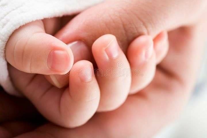 Mom nào thích nhìn tay trẻ con như em ko 😂😂