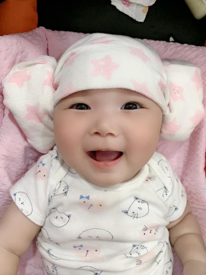 Trông cháu có như đang tấu hài không ạ? 😂
Mẹ cháu mệt với cháu lắm í 🤣🤣