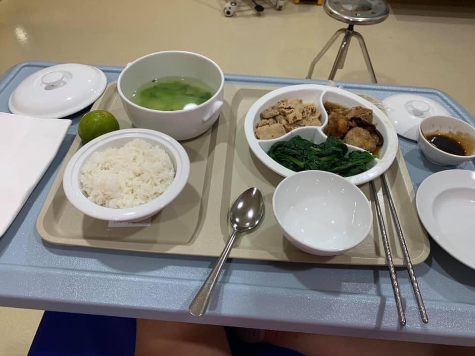 REVIEW SINH TẠI BỆNH VIỆN TÂM ANH

1 chút review trải nghiệm cá nhân lần đầu làm mẹ của em ❤ 
Lần đầu tiên mang bầu nghe mấy ng bạn kêu là đi đẻ vất vả lắm. Mang cái nọ cái kia lỉnh kỉnh lắm chưa nói tới là đẻ xong k có giường mà nằm này kia... lo lắng đủ thứ
Ấy thế mà lần đầu tiên làm mẹ chỉ cần xách mông lên và tới bệnh viện chả mang theo cái j cả :)). Hàng xóm cứ nghĩ đi khám định kì . 😂😂😂😂 hỏi mới biết em đi đẻ 🤤🤤🤤🤤
Bác sĩ chăm sóc nhiệt tình tới chân tơ kẽ tóc . Người nhà tới nói là tới trông nom mà thật ra tới chỉ để ăn và  để ngủ 😂😂😂😂 đồ ăn cũng ngon í . Mình đóng gói đẻ thường tại Tâm Anh mà cuối cùng là phải mổ vì em nằm cao quá mẹ rặn k đc.  Nói chung là rất ưng ý . E ở Sài Gòn. Lấy chồng ở SG. Mà tới khi đẻ vẫn quyết định bay ra HN để đẻ ở đây í ạ. Rất là ưng í . Các mẹ nào còn băn khoăn k bít chọn đâu để yên tâm. Thì e xin vote 1 phiếu cho Tâm Anh. Rất tuyệt vời. Vết mổ rất thẩm mỹ như hằn bụng k lồi k giun dết tí nào.