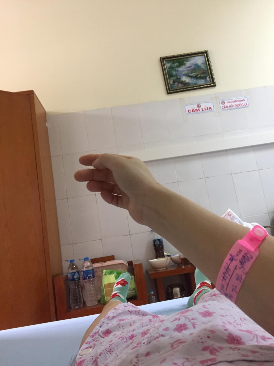 REVIEW ĐẺ TẠI BỆNH VIỆN SẢN NHI QUẢNG NINH

Là kỉ niệm KHÔNG THỂ QUÊN trong cuộc hành trình Sinh Em Bé trong cái tuổi23!
38 tuần đúng đi tắm thấy ra nước lạ!Cứ ra như kiểu đái hộ!tập đầu mà k rõ ntn🥵
Đi siêu âm ngay gần nhà!cơm chưa kịp ăn 🤦‍♀️
Mẹ và chồng đưa đi siêu âm rồi về sắp đồ xuống luôn bệnh viện!
Bắt đầu thủ tục thăm khám,lấy máu,nước tiểu!
Tiếp theo là lên nằm theo dõi đợi dấu hiệu khác để đẻ!

ĐAU BỤNG NHẸ từ 2h đêm 08/09
Sáng 09/09 6h thụt phân và truyền kích đẻ!
6h sáng 09/09 cho đến 17h29 mới sinh Mun trong tình trạng cứ nằm truyền kích đẻ-tiêm giảm đau,chạy máy...cứ nằm ngửa gần 12 tiếng tã hết người!
Trong khi từ đêm 08 đến sáng và chiều 09 lườm lượp người đẻ còn e cứ tình trạng nằm ngửa đợi cơn đẻ🤦‍♀️🤦‍♀️🤦‍♀️
Cảm giác chờ đợi cơn đẻ người tạo nó mệt mỏi và rối bời khi lườm lượp các mom sinh ra e bé còn mình cứ nằm đó!
Mẹ đẻ mẹ chồng cứ đợi từ sáng đến chiều mới được đón cháu trong khi con gái-con dâu là tình trạng kích đẻ vì vỡ ối non!
Cuối cùng nhờ các bác sĩ ca thứ3 mình mới sinh e bé và có cả bác sĩ Ngợi đỡ đẻ mát tay!
Phòng ở sạch sẽ-người dọn dẹp vui tính,các nhân viên và bác sĩ y tá đều vui vẻ nhiệt tình!
Sau cuộc vượt cạn lần đầu gian nan ấy mới thấy nhiều mom cũng rất giỏi!
Chúc các mom luôn mạnh khỏe vui vẻ hạnh phúc bên con yêu và luôn giữ kỉ niệm khó quên này!