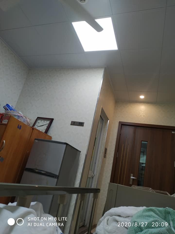 REVIEW KINH PHÍ ĐẺ MỔ DỊCH VỤ PHỤ SẢN HÀ NỘI D4

Hôm trước có hứa chia sẻ về kinh phí đẻ mổ dịch vụ D4 cho một số bạn. Nay ck mình thanh toán rồi, nên mình chia sẻ cho một số bạn chuẩn bị đẻ mổ dịch vụ D3,D4 để chuẩn bị nhé❤️
- Đồ mang đi sinh Mẹ và Bé. 
Vẫn như mọi lần nhà mình ôm đồm mang rất nhiều đồ, sau phải mang về hết😁. 
Nên các mom chỉ cần cb:
+ 01 Bộ cho Mẹ và 01bộ Bé lúc ra viện
+ Bỉm cho Mẹ và Bé, sữa, bình sữa cho Bé
+ Bao tay, bao chân, mũ, khăn xô
+ Tất chân cho Mẹ, bông nhét tai, nước muối sinh lý để lau mặt, khăn mặt, bàn chải đánh răng
+ Khăn voan/ khăn bông bay che bé khi ra viện
+ Khăn khô đa năng để rửa cho Bé ị, đái
+ Chậu nhỏ để rửa cho bé ị, đái.
Hình như chỉ thế là đủ😍😍
- Về kinh phí:
Mình mổ chủ động, chọn BS khu dịch vụ, nằm ở D3 hay D4 là do BS mình chọn làm bên nào nhé. Mình nằm D4. Các Mom khi đi làm thủ tục mổ thì không cần đặt trước phòng cho đỡ tốn 1 ngày tiền phòng nhé😊
+ Đặt cọc 25,5tr
+ Chuẩn bị ra viện cọc thêm 8tr
Tổng 33,5tr được trừ 2,1tr BHYT trái tuyến. Tiền viện phí 31,5tr + 1tr( gần 1tr thôi) tiền sữa Mẹ, con, chai gừng hạ thổ- cái này không cần mua nếu Mom nào mua sữa cho con rồi, nên dặn chồng trước vì lúc này mình nằm hậu phẫu ko dặn trước là lại mua giống nhà mình đấy😀😀+ 1tr camonBS +2,5tr tiền thuốc Mẹ, con + 1tr kem trị sẹo mổ😬 Tổng chi 37tr (cơm nhà tự nấu nhé)
Cụ thể:
+ Làm Full xét nghiệm cho con, loại nào nhiều mức giá thì chọn loại giá cao hơn nhé.
+ Khám, siêu âm Mẹ, con khi ra viện. 
+ Mẹ tắm khô 1 lần, cái này nếu nhà Mom nào có ng nhà lau người cho thì cũng không cần😁, vì yta họ chỉ đeo cái găng tay dạng xốp lau khắp ng mình thôi, lau xong thoáng mát cũng thích😊, Không gội được khô vì tóc dài quá, chị y tá bảo không đủ dầu gội😂
+ Chiếu tia plasma 6 lần cho 3 ngày: 3-2-1
+ Rửa vệ sinh hàng ngày cho Mẹ, 2-3lần.
+ Mình làm thêm Kế hoạch hoá GD trong lúc mổ nữa, nghe nói khoản này chi phí 1,4tr
+ Dùng gói giảm đau 3,5tr.
+ Ở phòng 2giường 1trx3 ngày.
+ Giường gấp cho ng nhà 50k/tối.
Hết rồi nhé. 
Mình có ảnh D4 cho các bạn tham khảo. Phòng mới sửa sang nên sạch sẽ, nhưng cũng không rộng rãi lắm, 2 giường ngủ, tối ng nhà 2 giường gấp là vừa khít chỗ nhé.
Chúc các Mom cán đích thành công nha❤️❤️