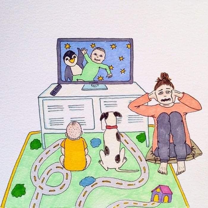 MOM NÀO BẢO Ở NHÀ CHĂM CON NHÀN VÀ SƯỚNG LẮM RA EM KỂ CHO MÀ NGHE 😂😂

Từ bao đời nay, người ta luôn mặc định mẹ ở nhà chăm con là nhàn và sướng, không phải lo đến chuyện đi làm kiếm tiền mưu sinh. Định nghĩa về công việc chăm con trong mắt mọi người đơn giản lắm, đâu có vất vả bằng 8 tiếng ngồi lì văn phòng, đầu tuần họp, cuối tuần báo cáo công việc, sáng đến đúng giờ chấm vân tay, chiều cũng không thể về sớm. Ngay cả chính phụ nữ chúng ta, khi biết có ai đó, bạn bè hay hàng xóm “được” ở nhà chăm con là trầm trồ lên đó sao.

Trong mắt mọi người, tất nhiên bao gồm cả những ông chồng, chăm con là ôm con cả ngày. Cái bọn trẻ con chưa biết đi ấy, tay chân bụ bẫm dễ thương, người thì thơm thơm mùi sữa, ôm cả ngày thì còn gì sung sướng, nhàn hạ bằng.

Nhàn và sướng như vậy nên nếu:

- Ở nhà chăm con mà để nhà cửa bừa bộn, quần áo quên chưa cho vào máy giặt giặt thì sẽ bị hỏi “cả ngày làm việc gì mà để nhà cửa thế này?”.

- Ở nhà chăm con mà chồng nhắn tin, gọi điện chưa trả lời ngay, thì sẽ bị thắc mắc “không biết làm gì mà không nghe máy?”.

- Ở nhà chăm con mà đầu tóc bù xù, quần áo luộm thuộm, thì sẽ bị nói “không biết tự chăm lo cho bản thân, không biết sắp xếp thời gian”.

- Ở nhà chăm con mà cuối ngày chồng về mặt khó chịu, cáu kỉnh, thì sẽ bị mắng “chồng đi làm về mệt không được một lời hỏi han”.

Chăm con cụ thể là công việc gì mà ai cũng bảo là nhàn vậy?

Chăm con hay trông con cụ thể bao hàm những công việc gì? Mà ai cũng trầm trồ, ngưỡng mộ vì là nhàn, vì là sướng. Vâng chúng tôi sướng lắm! Chăm con là tổng hòa của nhiều công việc ai cũng bảo là dễ và vụn vặt ấy.

Chăm con là cho con bú, cho con ăn, vệ sinh cho con, tắm cho con, chơi với con, bế con khi con muốn, nói chuyện với con khi con cần, thức đêm cùng con khi con không chịu ngủ. Chăm con còn là dọn dẹp nhà cửa, chăm con còn là phải luôn vui vẻ, tinh thần thoải mái để đủ sữa cho con.
Chăm con là tắm, là vệ sinh cá nhân thật nhanh, là bật dậy như lò xo khi nghe tiếng con khóc, ọ ọe bên tai. Chăm con là những giấc ngủ lơ mơ, tự dặn mình không được ngủ sâu giấc, còn dậy cho con bú, còn xem con có ra mồ hôi không, còn phải đắp chăn cho con nhỡ con bị lạnh.

Khi con đang ở giai đoạn sơ sinh, người ta sẽ nói “tầm này vẫn chưa vất đâu, giờ nó toàn ngủ và ti mẹ, mẹ tha hồ mà nằm chơi”. Nhưng họ đâu biết rằng một ngày đứa trẻ sơ sinh đại tiện, tiểu tiện bao nhiêu lần và người mẹ khi con ngủ thì còn phải tranh thủ giặt giũ, nấu nướng, dọn dẹp nhà cửa. Rồi còn nhiều vấn đề xảy đến mà mẹ phải một mình xoay xở như con nôn trớ, con bị táo bón, con hắt hơi sổ mũi, con bị rôm sẩy, con bỗng nhiên bỏ bú, con bỗng nhiên ngủ ngày chơi đêm…

Cứ thử trải qua 8 tiếng ở công sở và 8 tiếng ở nhà trông con, xem thời gian nào trôi đi nhanh hơn. Chưa hết đâu, đêm đến các ông chồng được ngủ trọn giấc, mà nếu con có khóc thì cũng trùm chăn kín mít để giấc ngủ không bị ảnh hưởng. Còn một mẹ một con cứ thế hết ôm nhau rồi chơi với nhau cho đến tận sáng.

Khi con đến tuổi ăn dặm, thì công việc vất vả nhất mà người mẹ phải làm là tìm ra phương pháp ăn phù hợp với con. Nhưng thực tế công việc này chưa vất vả bằng việc phải đứng ra bảo vệ chính kiến trước lời khuyên chẳng đâu vào đâu của mọi người xung quanh. Nếu con bụ bẫm thì không sao, con mà “còi” mặc dù nó nhanh nhẹn thì kiểu gì cũng bị mắng xối xả, “có mỗi việc cho nó ăn mà cũng không xong”, “để con còi dí thế à”, “chăm con kiểu gì vậy”.

Đến lúc con biết đi, chuyển sang ăn cơm, nói được nhiều hơn, thì người mẹ lại phải lo dạy con thế nào, đối phó với những khủng hoảng của con ra sao. Khi ấy con không vâng, ạ, dạ, thưa với người lớn, con ngang bướng, ương ngạch, nghịch ngợm thì cũng đổ lỗi hết lên đầu người mẹ rằng “mẹ không biết dạy con”, “con hư tại mẹ”.

Nếu ai thắc mắc vợ ở nhà làm gì thì hãy thử dành 1 ngày ở nhà chăm con toàn thời gian, nếu không thì thử thức một đêm chơi với con, sẽ có câu trả lời ngay. Đảm bảo các ông chồng sẽ sợ “xanh mặt”, thà đi làm còn hơn phải ở nhà chơi với con. Khi đã hiểu rồi thì xin đừng quát tháo, so bì hay coi thường những người làm mẹ. Họ thực sự là “siêu nhân” đấy, không phải người bình thường đâu!

- Illustration by Jade Nordahl