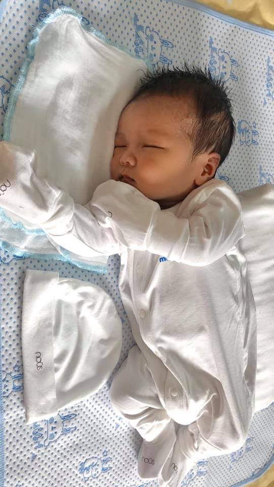 REVIEW SINH TẠI BV HỒNG NGỌC

Dành cho mẹ nào còn đang phân vân có nên đẻ ở Bệnh Viện Hồng Ngọc ko nhé. Câu trả lời của em là CÓ các mẹ ạ. Các mẹ cứ thử đi, 1 sự lựa chọn chân ái đấy 

Em theo khám bác sĩ Tú ngay từ những tuần đầu tiên. Ấn tượng đầu tiên là bác rất tâm lý. Vợ chồng e rất kỹ tính về khoản chọn bác sĩ mà còn yên tâm hết mức khi có bác sĩ Tú đồng hành. Trong suốt thai kỳ, có vấn đề gì bác đều giải thích cặn kẽ, tạo cho mình cảm giác an tâm, ko lo lắng gì cả. Ko những thế về nhà khi cần cứ alo là có bác liền. Bác luôn động viện và hỗ trợ hết mức cho e sinh thường nhưng vì đầu e bé bị mắc ko tụt xuống được, e đau 3 ngày 3 đêm dùng mọi biện pháp mà chỉ mở được 2 phân nên 41w bác sĩ chuyển e sang sinh mổ. Ko uổng công các mẹ đã reveiw trước đó, bác mổ mát tay lắm chị em ạ. 2 ngày dậy tập đi thấy nhẹ nhàng lắm chứ ko đáng đau đáng sợ như nhiều người vẫn nói đâu. 3 ngày là em đã sinh hoạt gần như bình thường đc rồi, vết mổ chỉ như 1 đường chỉ nhỏ thôi

Cơm viện thì ngon khỏi chê. Đội ngũ các chị hộ sinh nhiệt tình và nhẹ nhàng lắm các mẹ ạ. 5 ngày ở viện mẹ và bé luôn đc các bác sĩ theo dõi sức khoẻ sát sao

Thực sự thì đi đẻ không khác gì đi nghỉ dưỡng là có thật. Mà đi nghỉ dưỡng có khi còn ko bằng đâu, làm gì được cơm bưng tận giường, cái gì cũng phục vụ tận tay như ở viện

Đẻ ở Hồng Ngọc đi chị em ạ. Đời được mấy đâu. So với chi phí với Thi Cúc, Phương Đông hay Sản HN thì ngang nhau hết à, quan trọng là cái mà mình nhận lại được

Em cảm ơn bác sĩ Tú và đội ngũ y bác sĩ khoa sản của viện mình nhiều lắm ạ